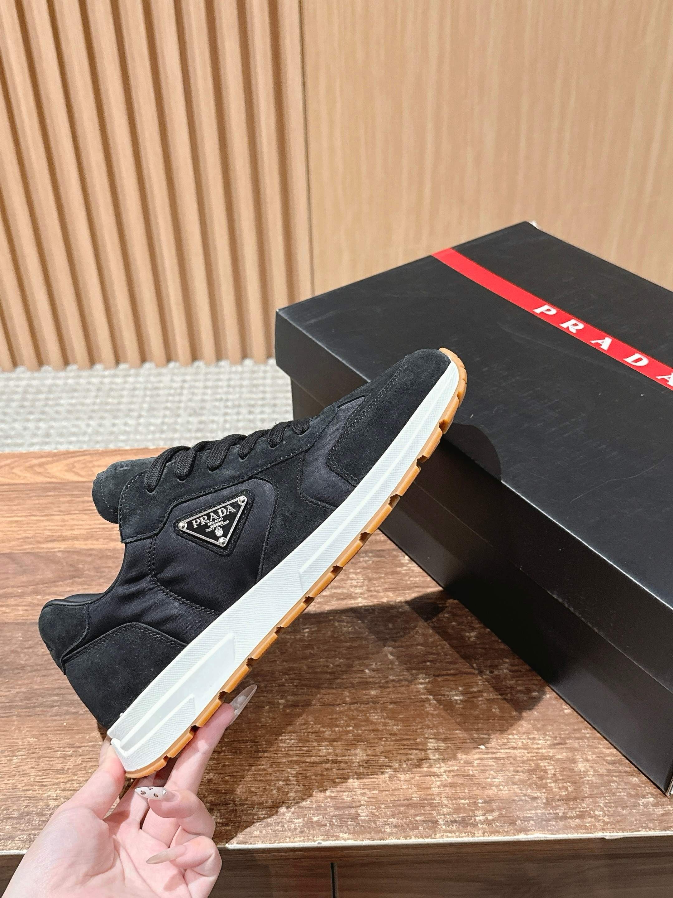 “Prada Men’s Triangular Sports Shoes: Re-Nylon design, 4.5CM heel, sizes 39-44. Released in 38/45.” - 图片 5