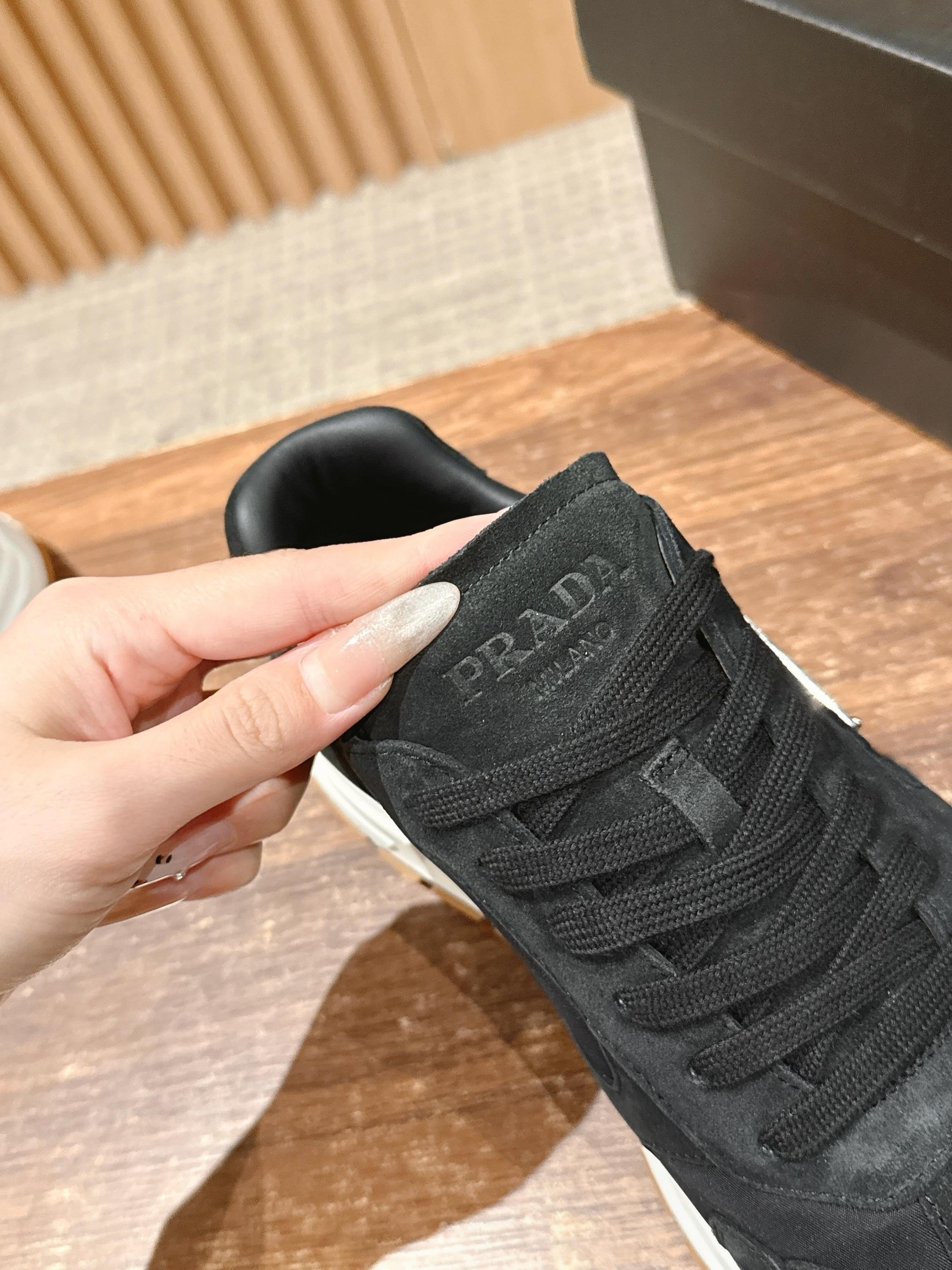 “Prada Men’s Triangular Sports Shoes: Re-Nylon design, 4.5CM heel, sizes 39-44. Released in 38/45.” - 图片 8