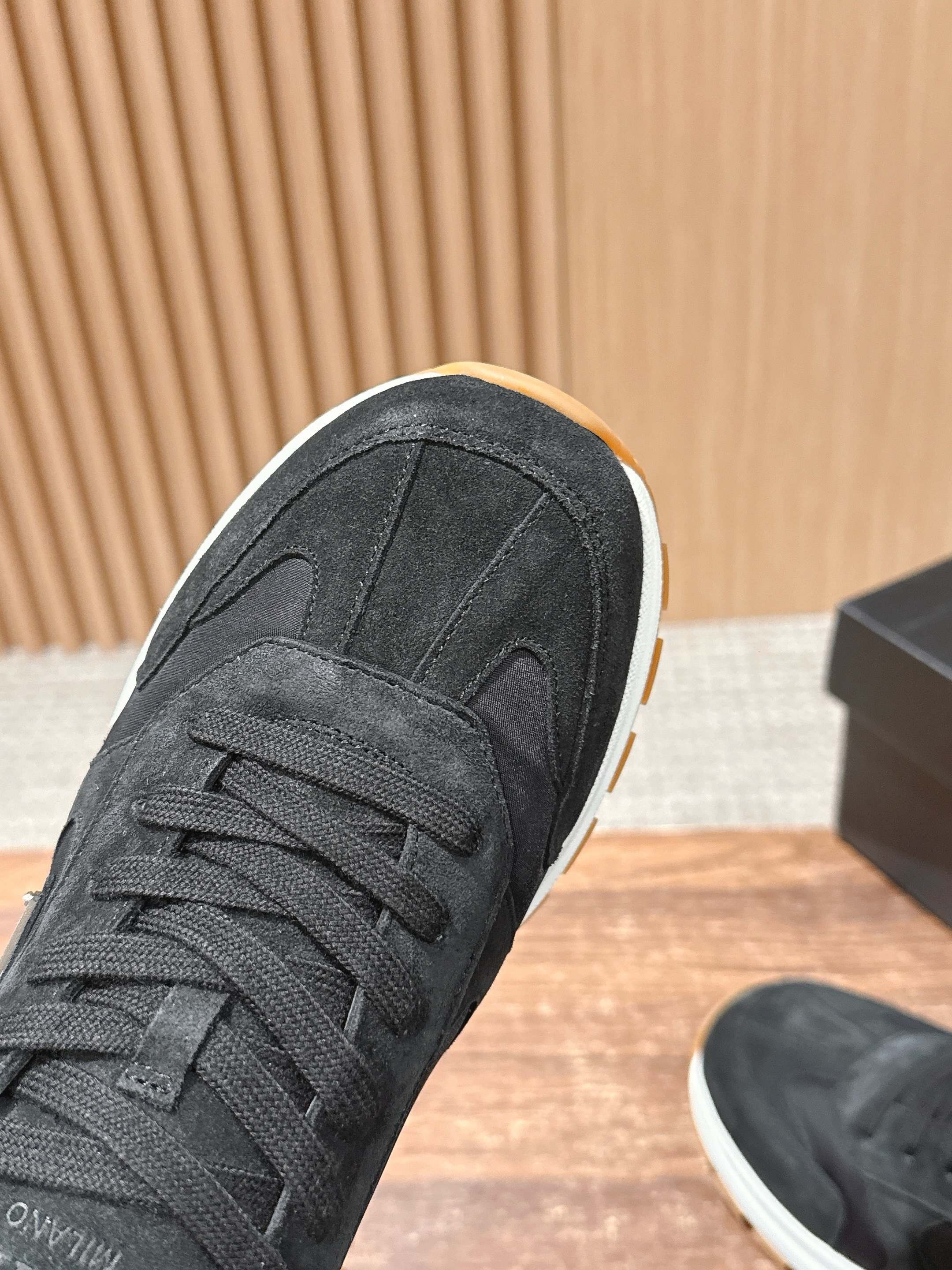 “Prada Men’s Triangular Sports Shoes: Re-Nylon design, 4.5CM heel, sizes 39-44. Released in 38/45.” - 图片 6