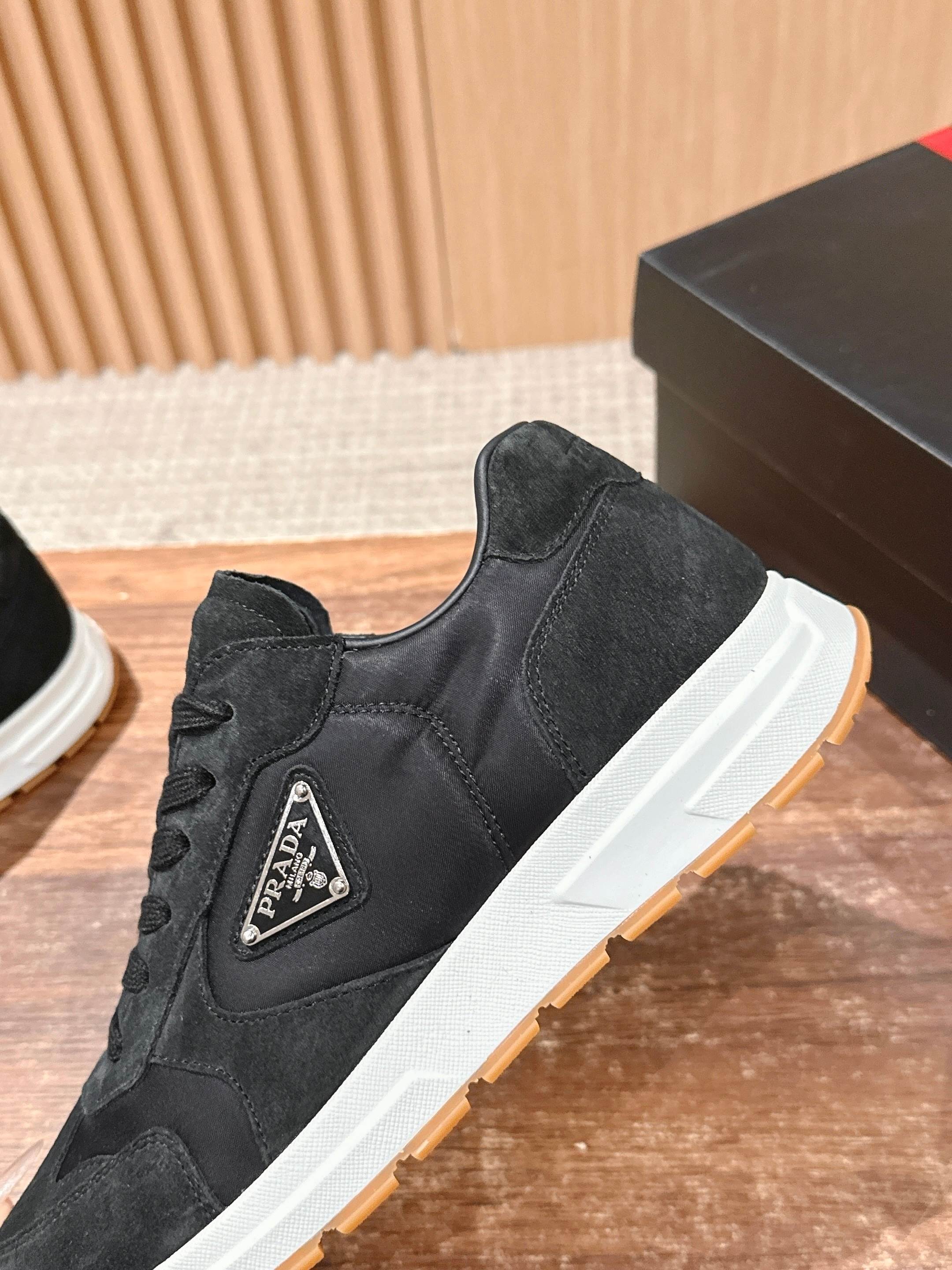 “Prada Men’s Triangular Sports Shoes: Re-Nylon design, 4.5CM heel, sizes 39-44. Released in 38/45.” - 图片 7
