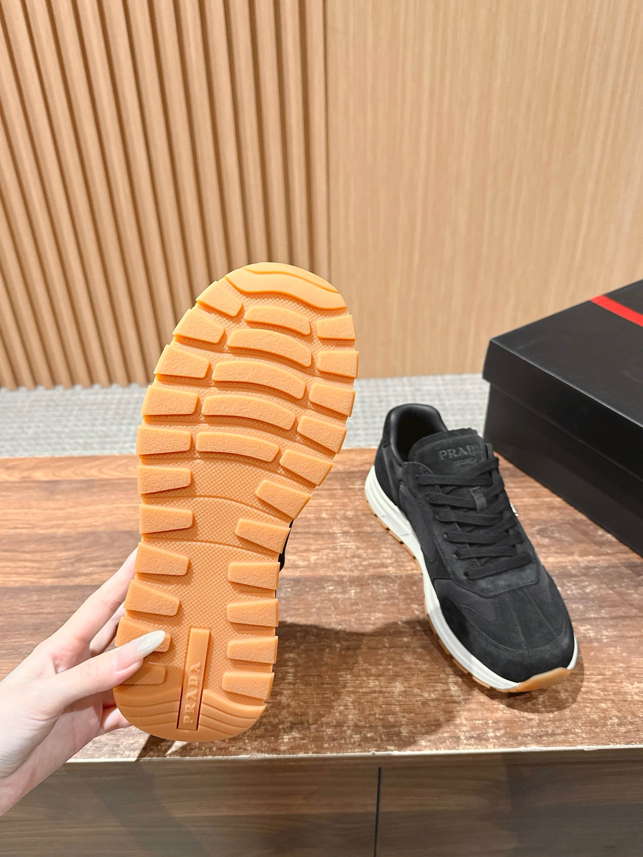 “Prada Men’s Triangular Sports Shoes: Re-Nylon design, 4.5CM heel, sizes 39-44. Released in 38/45.” - 图片 9