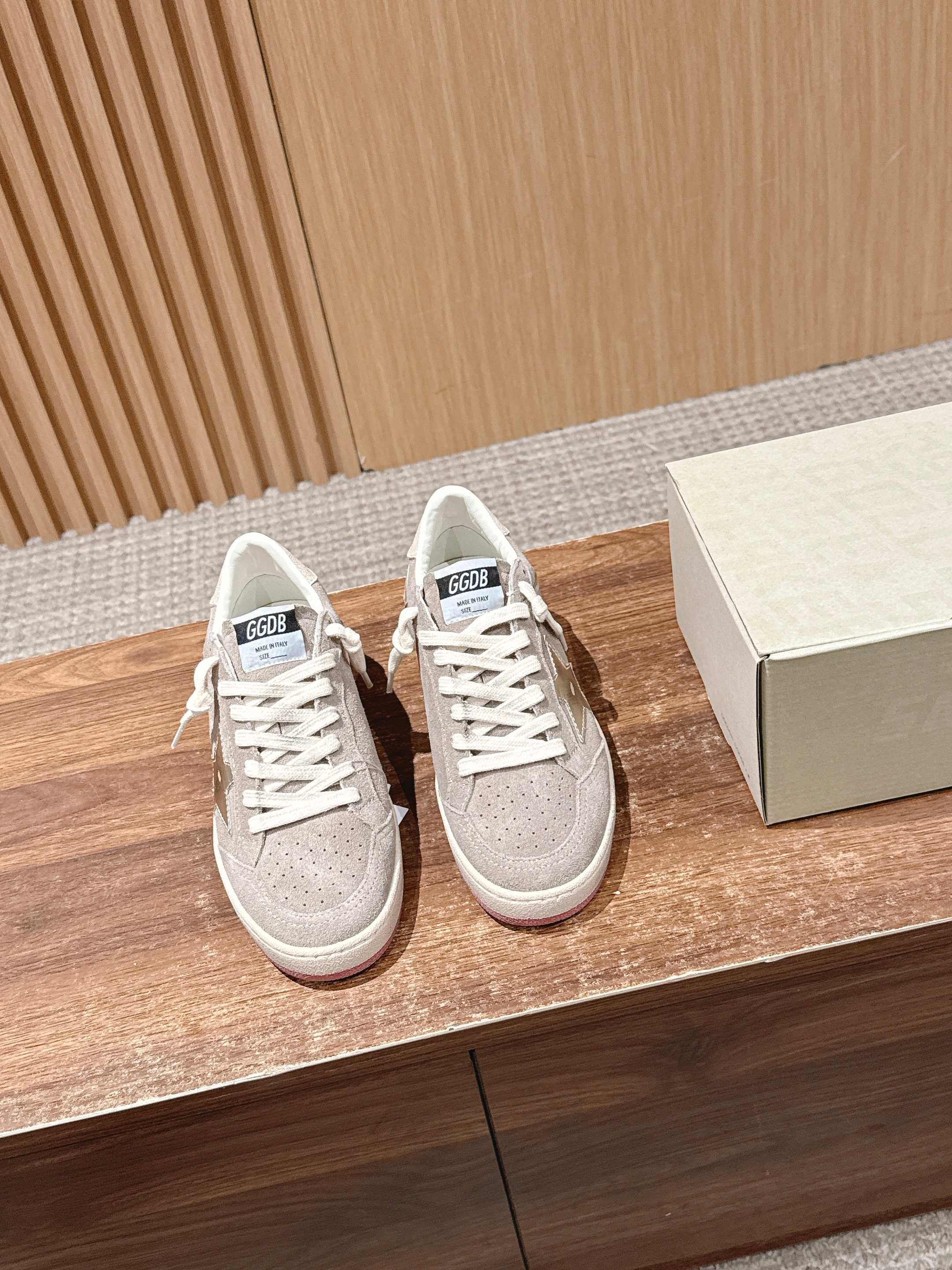 NO:760861,Golden Goose Deluxe Brand Snerkers series of small dirty shoes GGDB's new color small dirty shoes are popular earlier than white shoes. Breaking the traditional aesthetic, small dirty shoes have done it!  Celebrity private server on-feet demonstration is so versatile!  You no longer have to worry about washing your shoes!  Original custom-made cowhide for the upper, terry cloth lining + cowhide lining, new TR outsole/rubber outsole with high foam welt imported from Italy!  Exclusive molded latex insole 3.2cm inner height increase insole, the inner height increase is very well hidden, most people will not find that we have inner height increase, the insole is separate and can be taken out!  The process of polishing, coloring, and making the shoes dirty is all done by hand, super retro!  The latest colors!  Size 35/36/37/38/39/40 (40 non-refundable), casual shoes/sports shoes, sneakers, cowhide19860909Golden Goose Deluxe Brand Snerkers系列小脏鞋 GGDB新色小脏鞋火红程度比小白鞋还要早,打破传统审美,小脏鞋做到了！明星私服上脚示范 就是这么百搭 ！再也不用担心洗鞋的问题啦！鞋面原版定制牛皮,内里毛巾布+牛皮里,大底新款TR大底/橡胶大底意大利进口高发泡沿条！独家开模乳胶垫 3.2cm内增高鞋垫,内增高藏的特别好,一般人不会发现我们有内增高,鞋垫是单独的,可以取出！鞋子从打磨上色,以及把鞋子变脏的过程都是纯手工完成,超级复古！ 最新配色！ 码数35/36/37/38/39/40（40不退换）,休闲鞋/运动鞋,sneakers,cowhide,Women's Shoes