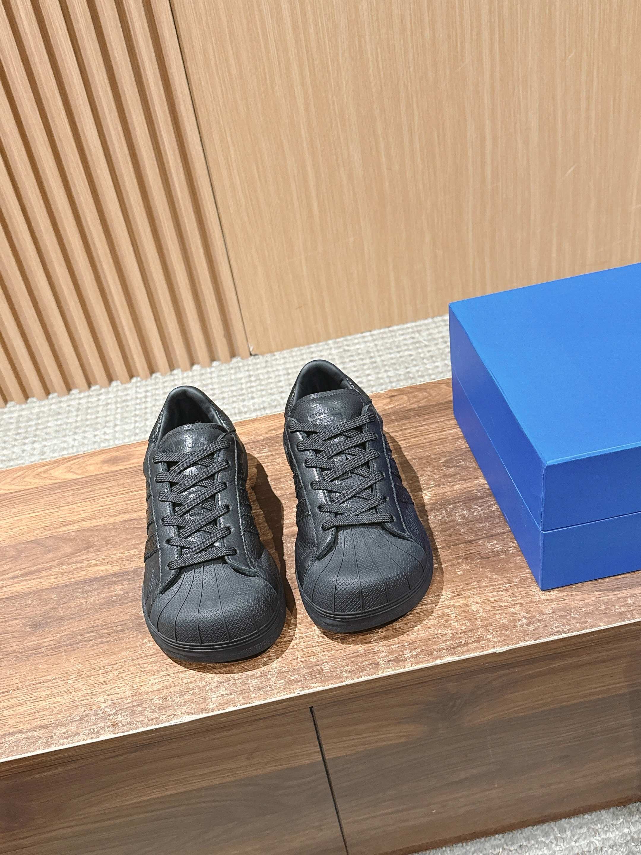 NO:461122,Adidas joint shell toe skateboard shoes. Unlike the last joint, this time it directly widened the shell toe body and became a fashionable 'square toe shell toe', which blends fashion attributes and sports trends just right! The shoe last and toe are widened, and the lining/shoe tongue/sole are even more high-standard full leather. All leather surfaces are top layer of cowhide leather. Now it really becomes square toe 'leather shoes'. The retro feel is still white and red. If you need versatile attributes, black will not disappoint you. The matching is definitely the shoe. The shoe box is also a special shoe box for the world cover. The twisted shape is a bit like a mirror. The degree to which the pure blue blood can collect. The upper calfskin inner cowhide, the sole rubber outsole Size35-40 (40 customized, no return or exchange), casual shoes/sports shoes, sneakers, cowhide19860909阿迪达斯联名贝壳头 滑板鞋 不同于上次联名,这次直接在贝壳头本体上加大加宽,成为了时尚完全体“方头贝壳头”,把时装属性和运动潮流揉合的恰到好处! 鞋楦和鞋头都有加宽,内衬/鞋舌/鞋垫更是高规格的全皮,所有皮面都是头层牛皮革,这下真成方头“皮鞋”了 复古感还是白红对味,如果需要百搭属性,黑色也不会让你失望,搭配性绝对是板鞋TO了 鞋盒也是天地盖的特别鞋盒,扭曲的造型有点哈哈镜的感觉,纯正蓝血人可以收藏的程度 鞋面小牛皮 内里牛皮 大底橡胶大底 Size35-40（40订做不退换）,休闲鞋/运动鞋,sneakers,cowhide,Women's Shoes