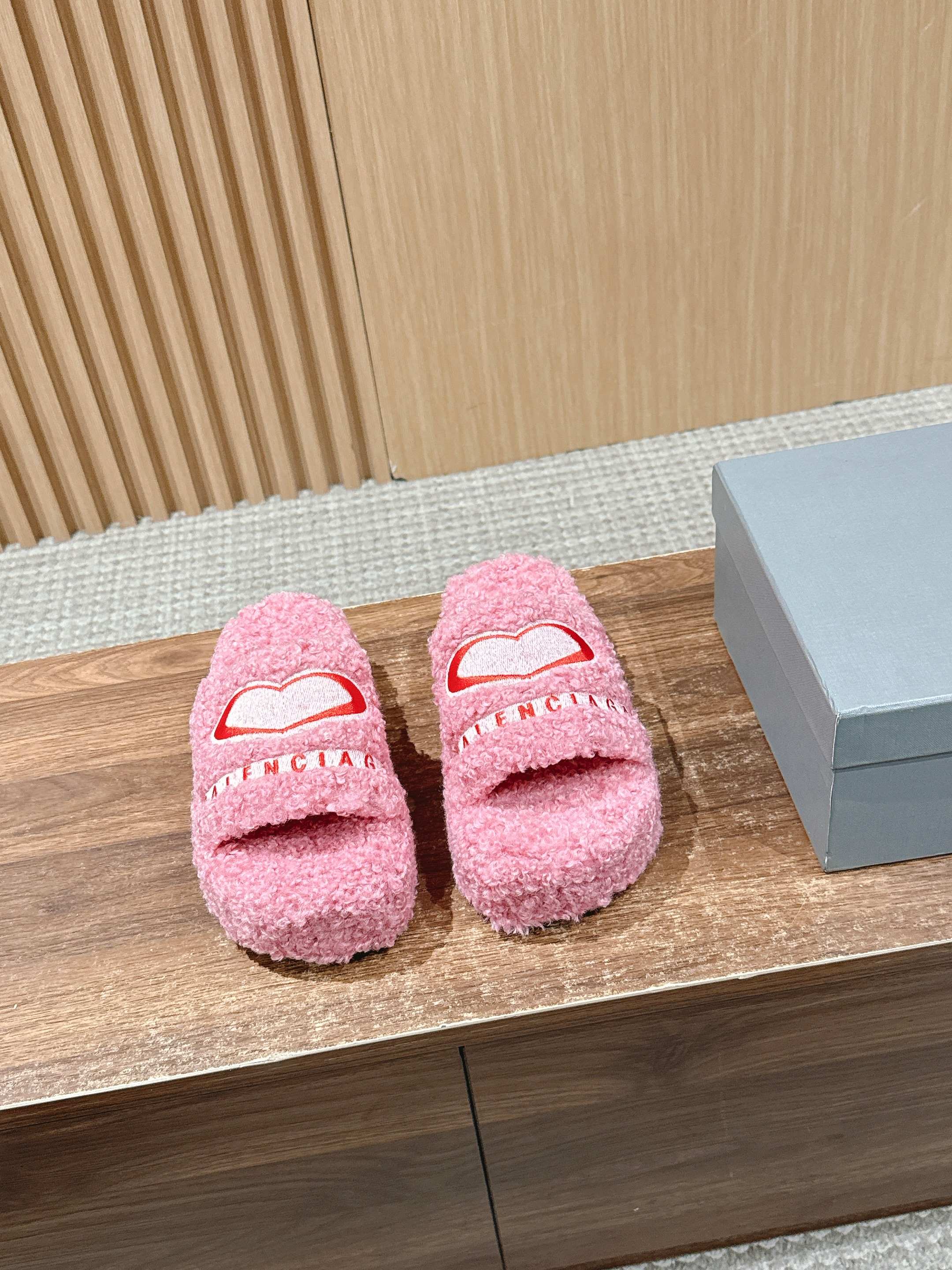 NO:357314,Real price thick sole] Balenciaga Balenciaga Chinese Valentine Limited Series Letter embroidered thick sole fur slippers The thick sole fur slippers are so beautiful. It’s time to wear fur slippers again. The curly fur of Teddy looks very cute, and the thick sole also gives a small person a sense of security. It’s okay to wear floor-moving trousers~ The major internet celebrities in the fashion circle are trying hard to plant grass styles. The whole ins is popular!  Another popular product that dominates the fashion circles around the world has launched the electric embroidery logo embroidery craftsmanship!  Full of high-end feeling!  Very beautiful upper sheep curls, original molded tpu outsole, size 35-39 (40 custom made without return or exchange),, balenciaga, balenciaga, slippers19860909实价厚底】Balenciaga 巴黎世家七夕限定系列 字母刺绣厚底毛拖鞋 厚底毛毛拖鞋好好看 又到了穿毛毛拖鞋的季节啦,泰迪卷的毛看着很可爱,厚底也给了小个子安全感,穿拖地长裤都可以啦～ 时尚圈内各大网红明星又在拼命种草的款式.火爆整个ins！又是一个霸屏世界各地时尚圈的爆款面世了电绣徽标刺绣工艺！高级感满满当当！上脚特别漂亮 鞋面羊卷毛 鞋底原版开模tpu大底 码数35-39（40定做不退换）,,balenciaga,balenciaga,slippers,Men's shoes