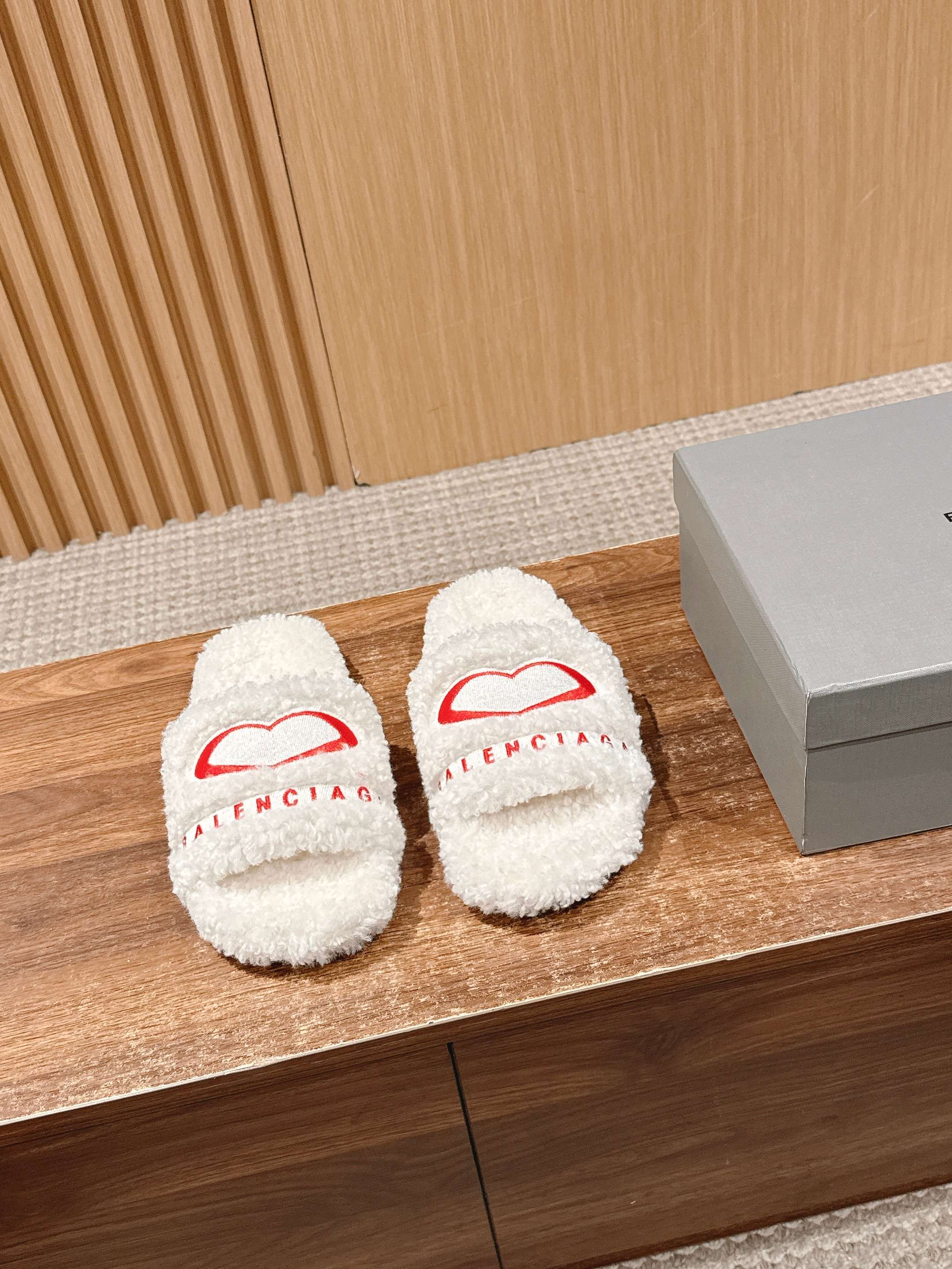 NO:357327,Real price [Thin Sole] Balenciaga Balenciaga Chinese Valentine Limited Series Letter Embroidered Thick-soled Fleece Slippers Looks so good. It’s time to wear fleece slippers again. The teddy’s curly fleece looks cute, and the thick sole also gives a small person a sense of security. It’s okay to wear floor-mopping trousers~ The major internet celebrities in the fashion circle are trying hard to plant grass styles. The whole ins is popular!  Another popular product that dominates the fashion circles around the world has launched the electric embroidery logo embroidery craftsmanship!  Full of high-end feeling!  Very beautiful upper sheep curls, original molded tpu outsole, size 35-39 (40 custom made without return or exchange),, balenciaga, balenciaga, slippers19860909实价【薄底】Balenciaga 巴黎世家七夕限定系列 字母刺绣厚底毛拖鞋 厚底毛毛拖鞋好好看 又到了穿毛毛拖鞋的季节啦,泰迪卷的毛看着很可爱,厚底也给了小个子安全感,穿拖地长裤都可以啦～ 时尚圈内各大网红明星又在拼命种草的款式.火爆整个ins！又是一个霸屏世界各地时尚圈的爆款面世了电绣徽标刺绣工艺！高级感满满当当！上脚特别漂亮 鞋面羊卷毛 鞋底原版开模tpu大底 码数35-39（40定做不退换）,,balenciaga,balenciaga,slippers,Men's shoes