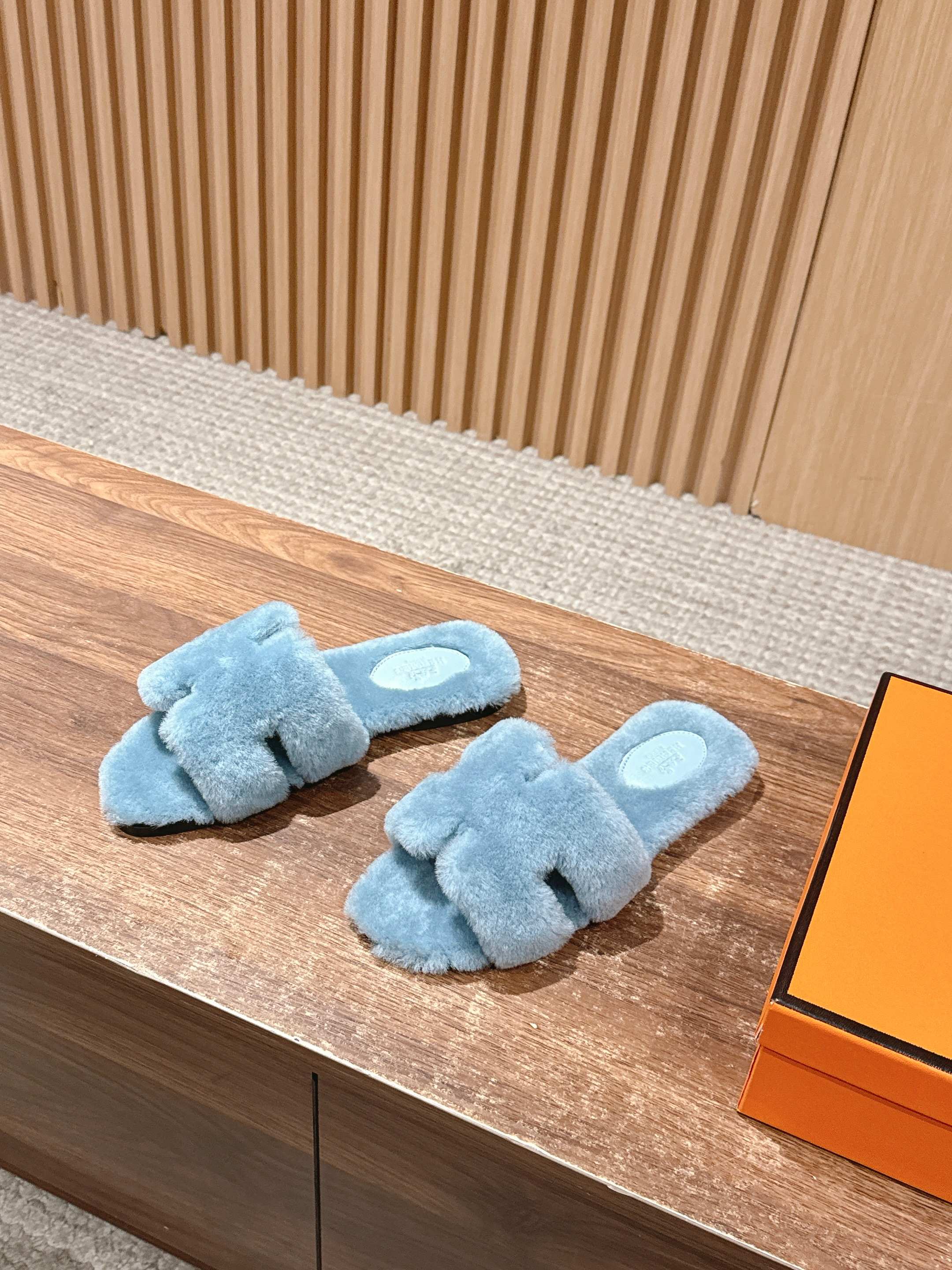 𝐇𝐄𝐑𝐌𝐄𝐒 𝐎𝐫𝐚𝐧# 爱马仕经典H拖羊毛平底拖 官网、小红书同步最新配色爱马仕爆款火热上线,做工升级版,高品质❕ 𝐇𝐄𝐑𝐌𝐄𝐒 𝐎𝐫𝐚𝐧# 爱马仕经典H拖羊毛平底拖 官网、小红书同步最新配色爱马仕爆款火热上线,做工升级版,高品质❕