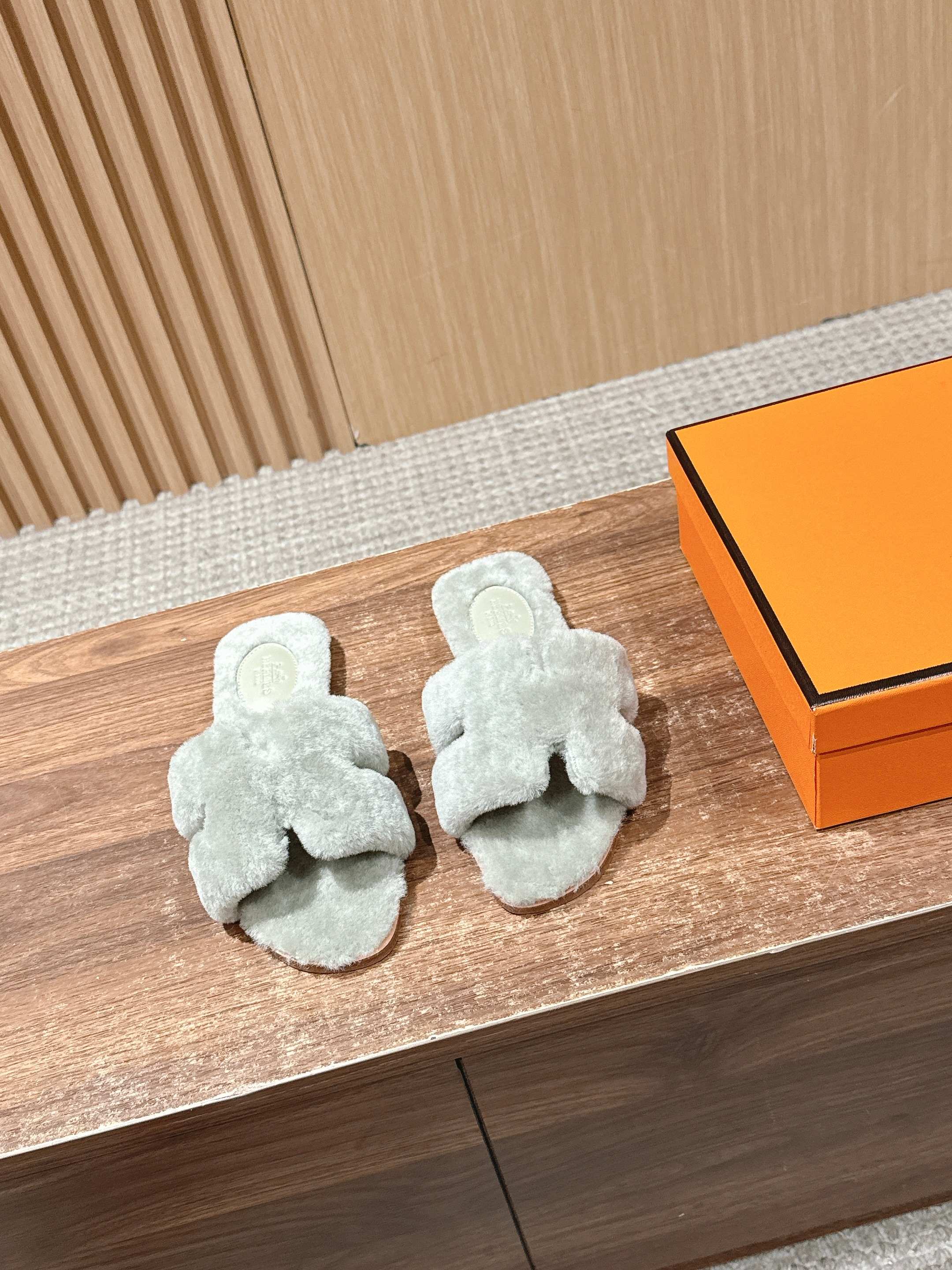 𝐇𝐄𝐑𝐌𝐄𝐒 𝐎𝐫𝐚𝐧# 爱马仕经典H拖羊毛平底拖 官网、小红书同步最新配色爱马仕爆款火热上线，做工升级版，高品质❕  