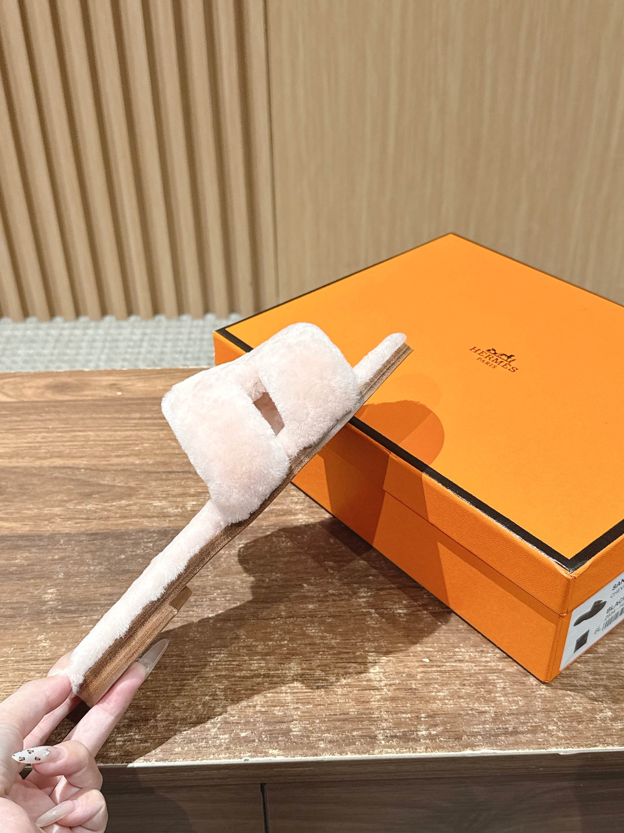 𝐇𝐄𝐑𝐌𝐄𝐒 𝐎𝐫𝐚𝐧# 爱马仕经典H拖羊毛平底拖 官网、小红书同步最新配色爱马仕爆款火热上线,做工升级版,高品质❕ 𝐇𝐄𝐑𝐌𝐄𝐒 𝐎𝐫𝐚𝐧# 爱马仕经典H拖羊毛平底拖 官网、小红书同步最新配色爱马仕爆款火热上线,做工升级版,高品质❕