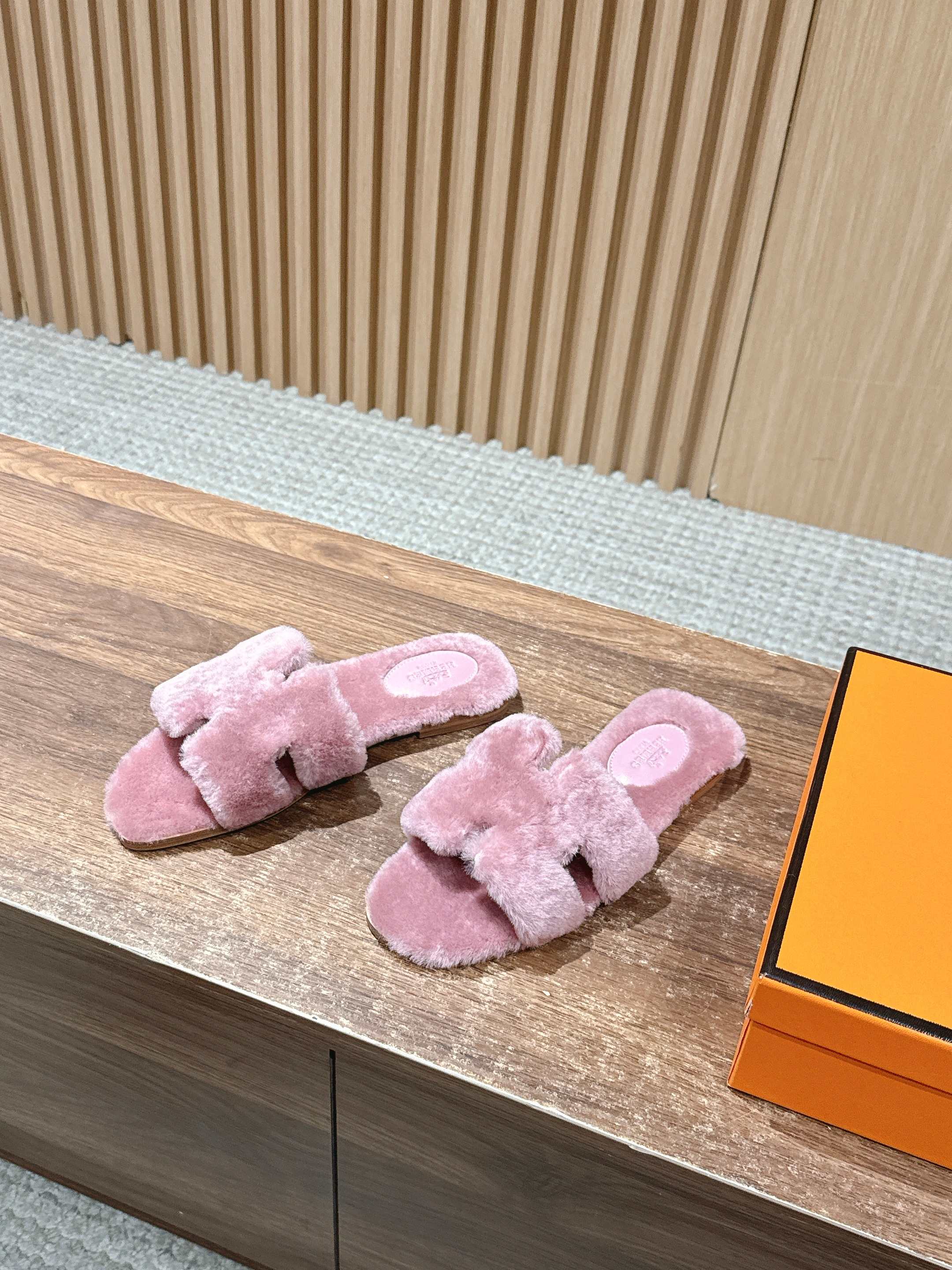 𝐇𝐄𝐑𝐌𝐄𝐒 𝐎𝐫𝐚𝐧# 爱马仕经典H拖羊毛平底拖 官网、小红书同步最新配色爱马仕爆款火热上线，做工升级版，高品质❕  