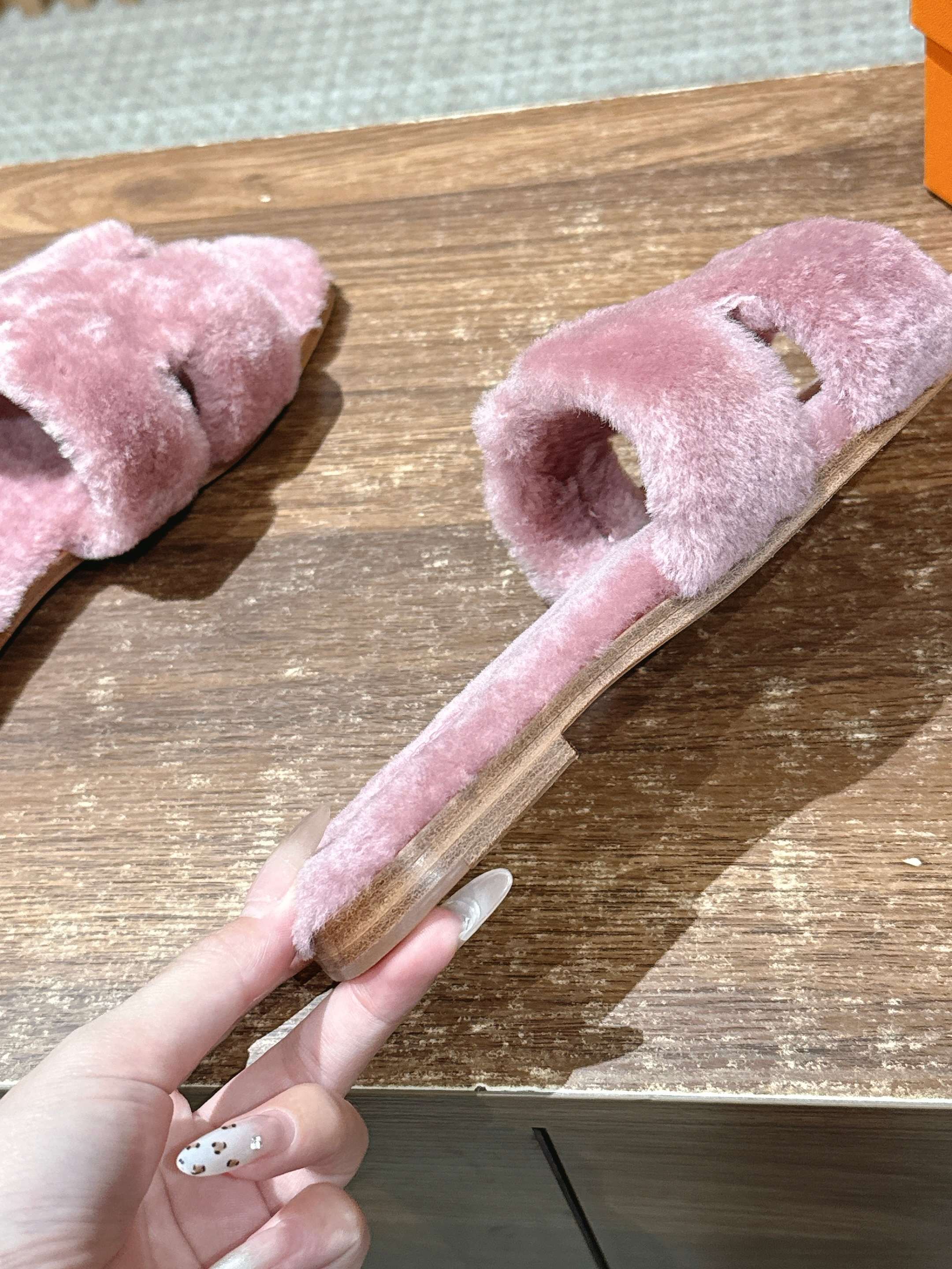 𝐇𝐄𝐑𝐌𝐄𝐒 𝐎𝐫𝐚𝐧# 爱马仕经典H拖羊毛平底拖 官网、小红书同步最新配色爱马仕爆款火热上线，做工升级版，高品质❕  
