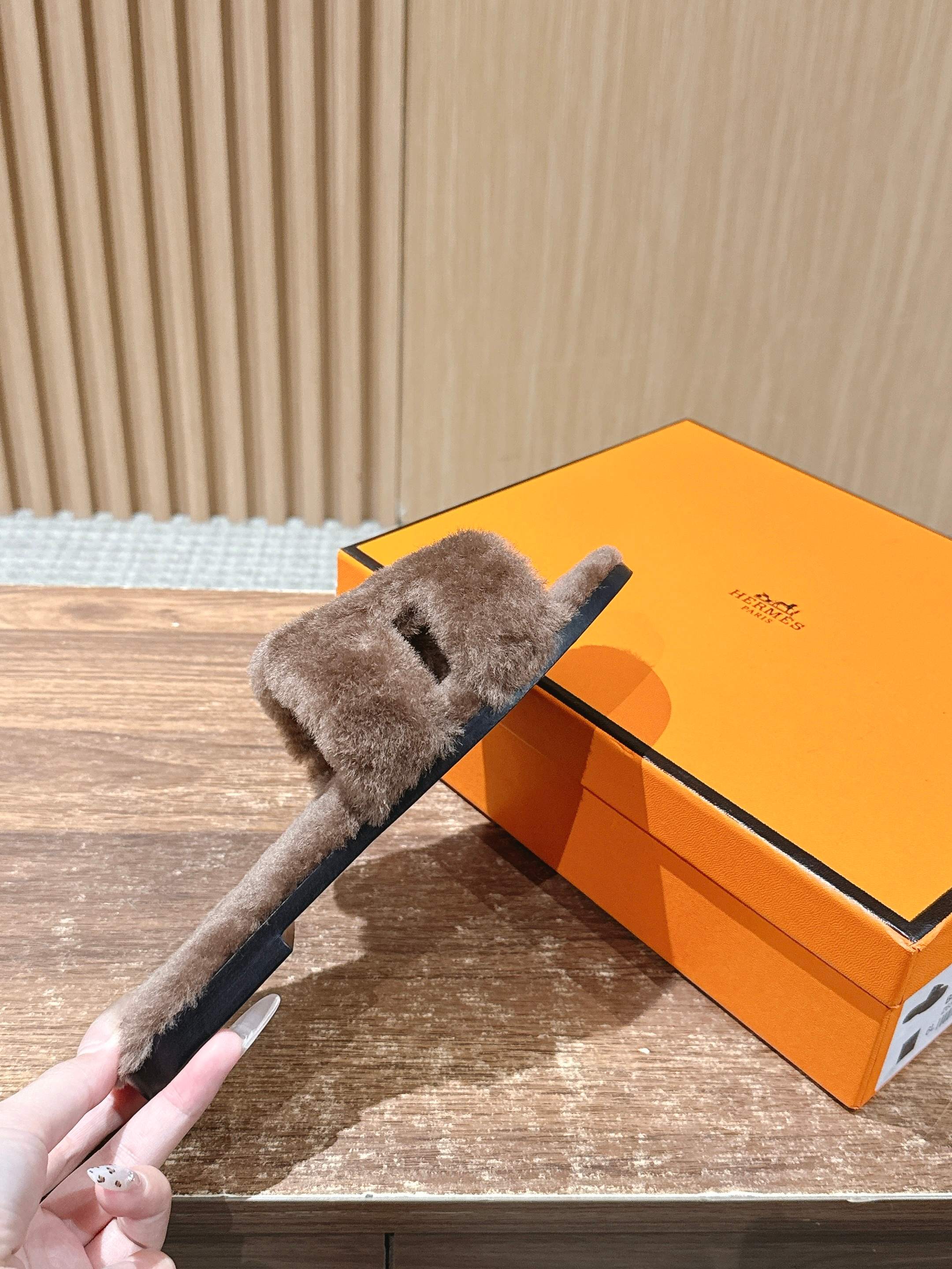 𝐇𝐄𝐑𝐌𝐄𝐒 𝐎𝐫𝐚𝐧# 爱马仕经典H拖羊毛平底拖 官网、小红书同步最新配色爱马仕爆款火热上线,做工升级版,高品质❕ 𝐇𝐄𝐑𝐌𝐄𝐒 𝐎𝐫𝐚𝐧# 爱马仕经典H拖羊毛平底拖 官网、小红书同步最新配色爱马仕爆款火热上线,做工升级版,高品质❕