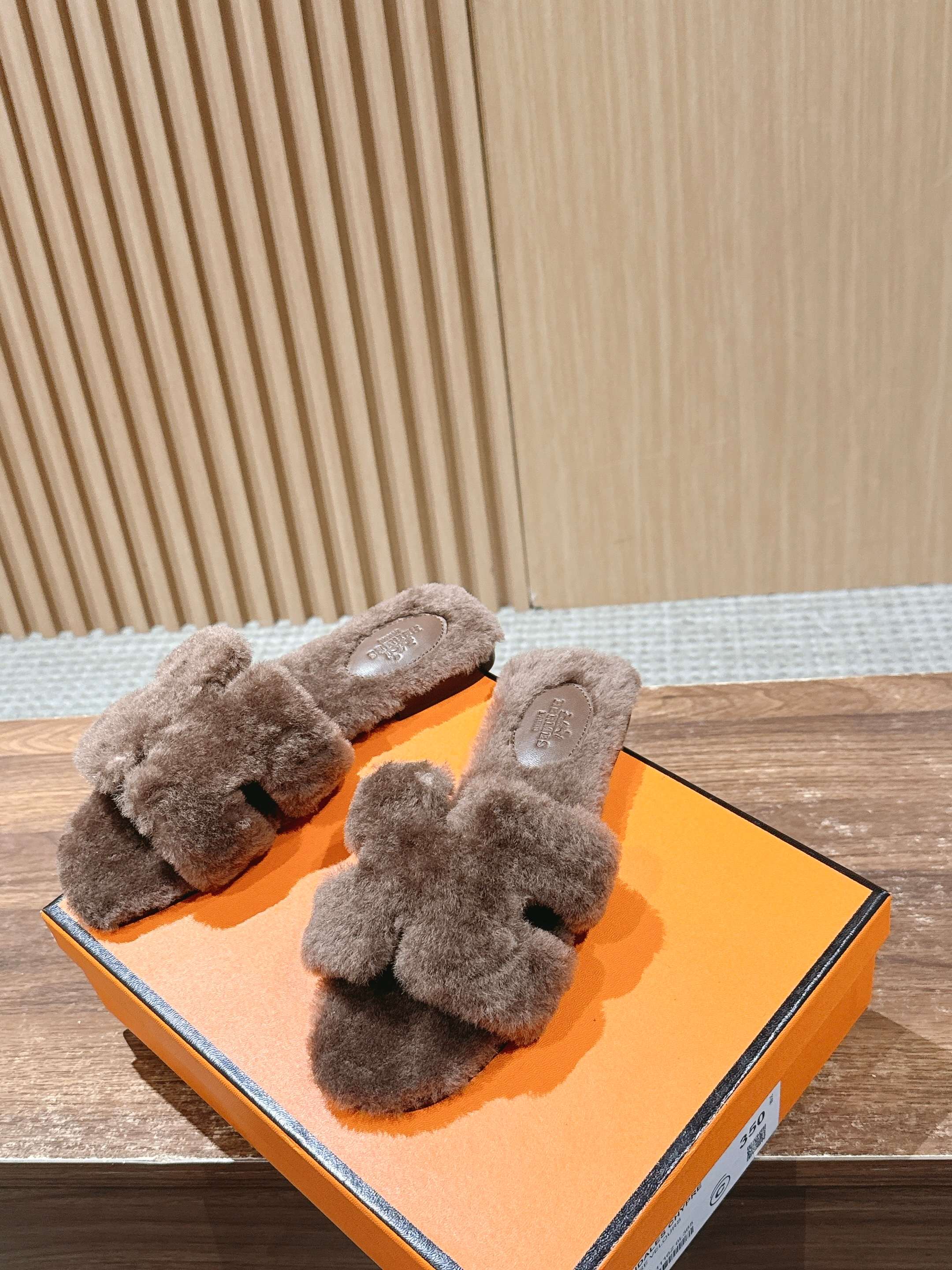 𝐇𝐄𝐑𝐌𝐄𝐒 𝐎𝐫𝐚𝐧# 爱马仕经典H拖羊毛平底拖 官网、小红书同步最新配色爱马仕爆款火热上线,做工升级版,高品质❕ 𝐇𝐄𝐑𝐌𝐄𝐒 𝐎𝐫𝐚𝐧# 爱马仕经典H拖羊毛平底拖 官网、小红书同步最新配色爱马仕爆款火热上线,做工升级版,高品质❕