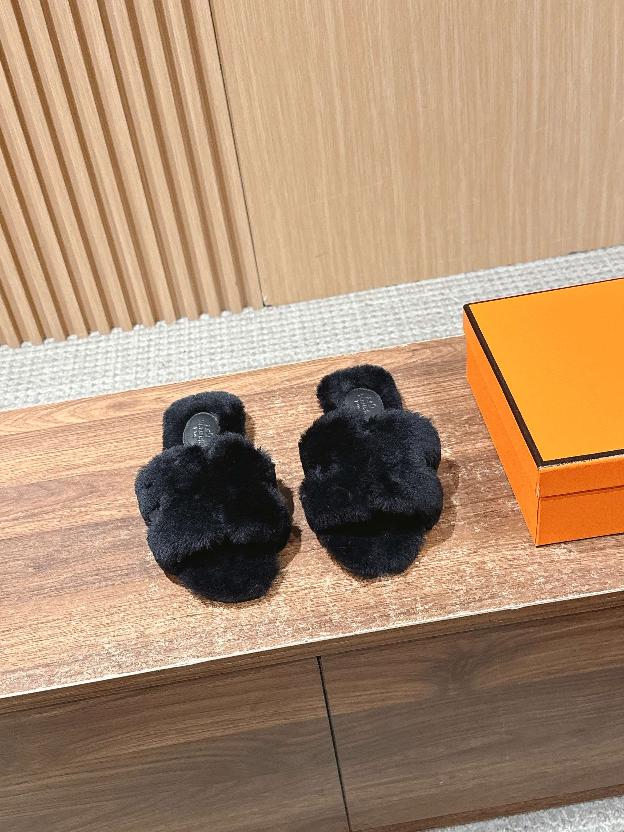 NO:461127,# Hermes classic H drag wool flat-soled drag official website and Xiaohongshu synchronized the latest color matching Hermes hits are launched, upgraded workmanship, high quality Fashion latest Teddy wool H drag autumn and winter flat-soled drag, super versatile warm sole on the feet The favorite of the heroines Super white color matching Full wool material Imported Italian leather sole Size35-42 (customized for 40/41/42 without return or exchange), fur shoes and slippers, hermes, slippers19860909# 爱马仕经典H拖羊毛平底拖 官网、小红书同步最新配色爱马仕爆款火热上线,做工升级版,高品质  时尚潮流最新款泰迪羊毛H拖秋冬款平底毛拖,上脚超百搭暖底 女主们的最爱 超显白的配色 全羊毛材质 进口意大利真皮底 Size35-42（40/41/42定做不退换）,毛毛鞋拖鞋,hermes,slippers,Women's Shoes