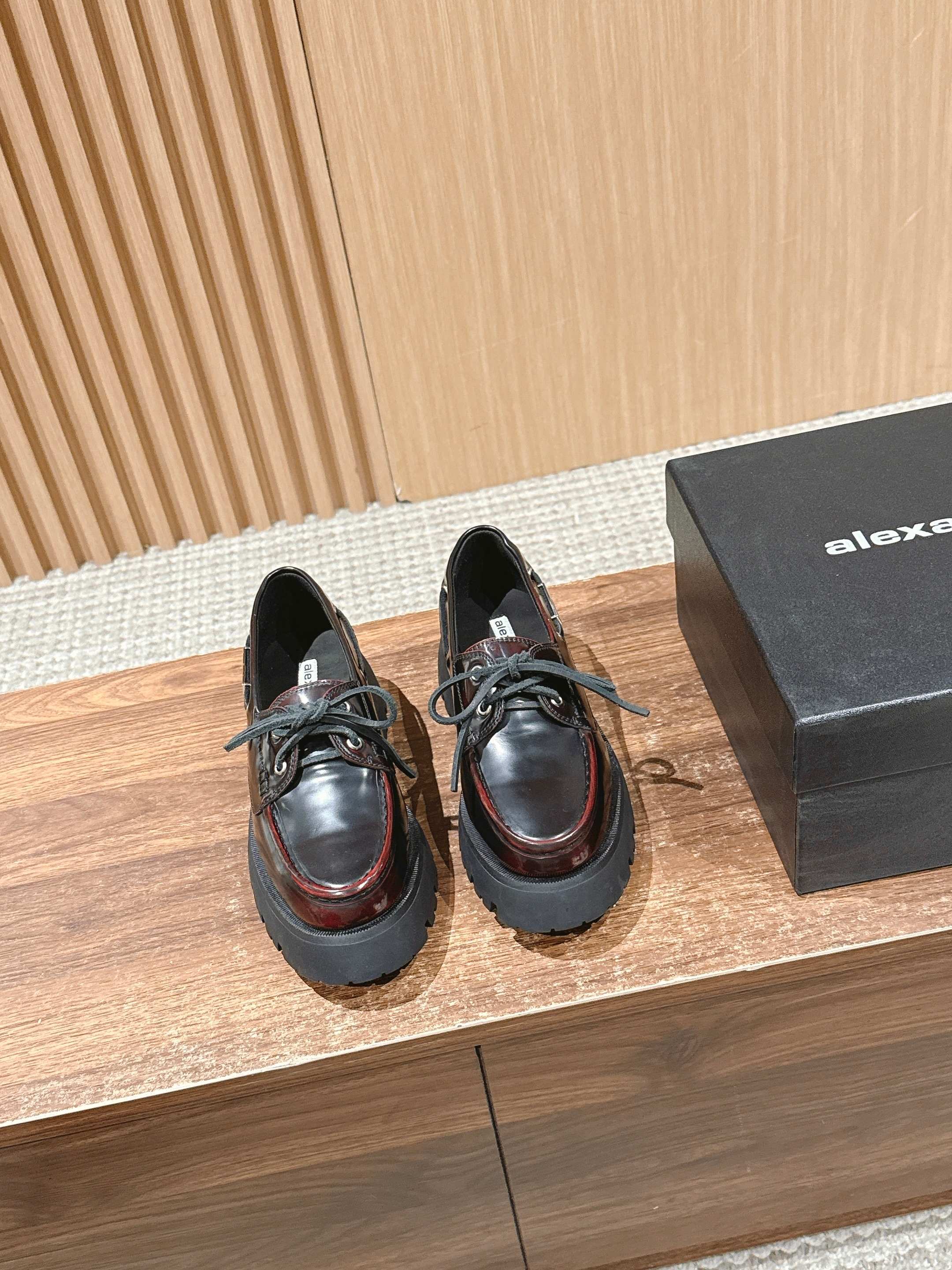 NO:460944,Alexander Wang aw carter Jennie This pair of thick-soled loafers is amazing. The same loafers come from Alexander King HaileyBieber!  Compared with the previous old models and your family, the new model looks taller and slimmer. In addition to the classic black, there is also burgundy, which is both low-key and useless color matching. Bright Pipi Ge is paired with the iconic brand metal logo, and the 5cm thick bottom design can easily have long legs!  Size35-39 (40/41 custom-made non-return and exchange), loafers, alexander wang, cartier, loafers19860909Alexander Wang aw carter Jennie 大王这双厚底乐福鞋好绝,同款乐福鞋来自亚力山大王 HaileyBieber撞鞋！ 新款相比之前的老款和你家的显高显瘦,除了经典黑色外,还有酒红色,都是低调白搭的配色 亮皮皮哥搭配标志性的品牌金属徽标,加上5cm厚底设计轻松拥有大长腿！Size35-39（40/41定制不退换）,乐福鞋,alexander wang,cartier,loafers,Women's Shoes