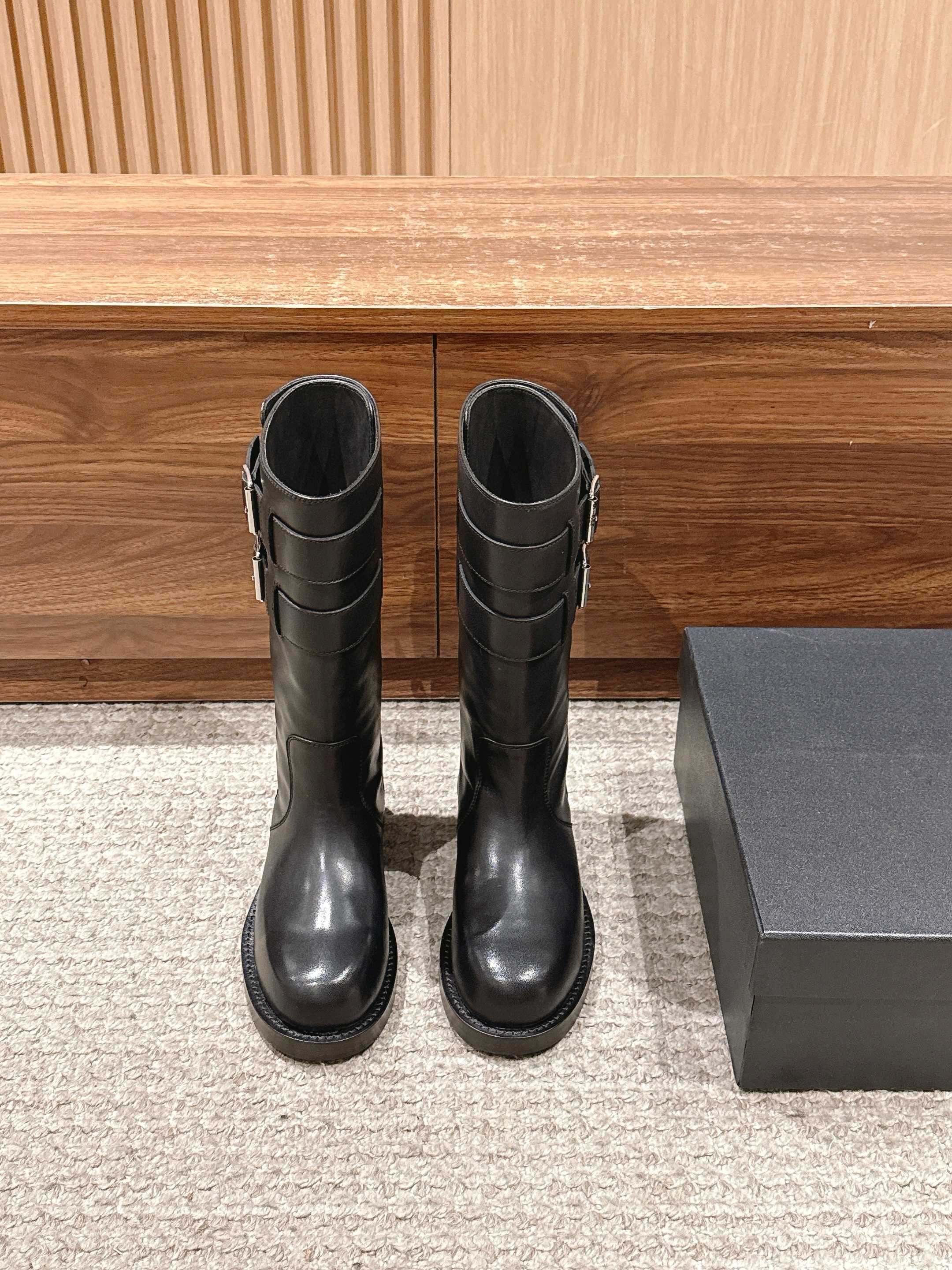 NO:460898,Ann Demeulemester New double-breasted knight boots Don't indulge in the ordinary, Ann is made with long-lasting craftsmanship, this pair of shoes conveys freedom and confidence. Challenge tradition and inject modern elements, and the knight boots exude a unique charm. Dark Napa calfskin is the upper, showing a rebellious and uncompromising aura. One price, two enjoyments; high tubes are fashionable and slim, short tubes are flexible and versatile. The upper Ann Dem original authentic level super delicate calfskin inner boots are footbed original cowhide (authentic level, very high cost) sole Italian leather outsole Size35-39 (40/41 custom-made non-return and exchange), boots, boots, cowhide, Leather soles19860909Ann Demeulemeester 安·迪穆拉米斯特新款双排扣骑士靴长靴 别在平凡中沉溺,Ann 以悠久的匠心制造,这双鞋传达着自由与自信. 挑战传统,注入现代元素,骑士靴焕发出独特的魅力.暗黑纳帕小牛皮为鞋面,呈现叛逆不妥协气场. 一份价钱,两种享受；高筒时尚显瘦,短筒灵活百搭 鞋面Ann Dem原版正品级别超细腻小牛皮 内里靴筒垫脚原版牛皮(正品级别,成本非常高） 鞋底意大利真皮大底 Size35-39（40/41定制不退换）,靴子,boots,cowhide,Leather soles,Women's Shoes