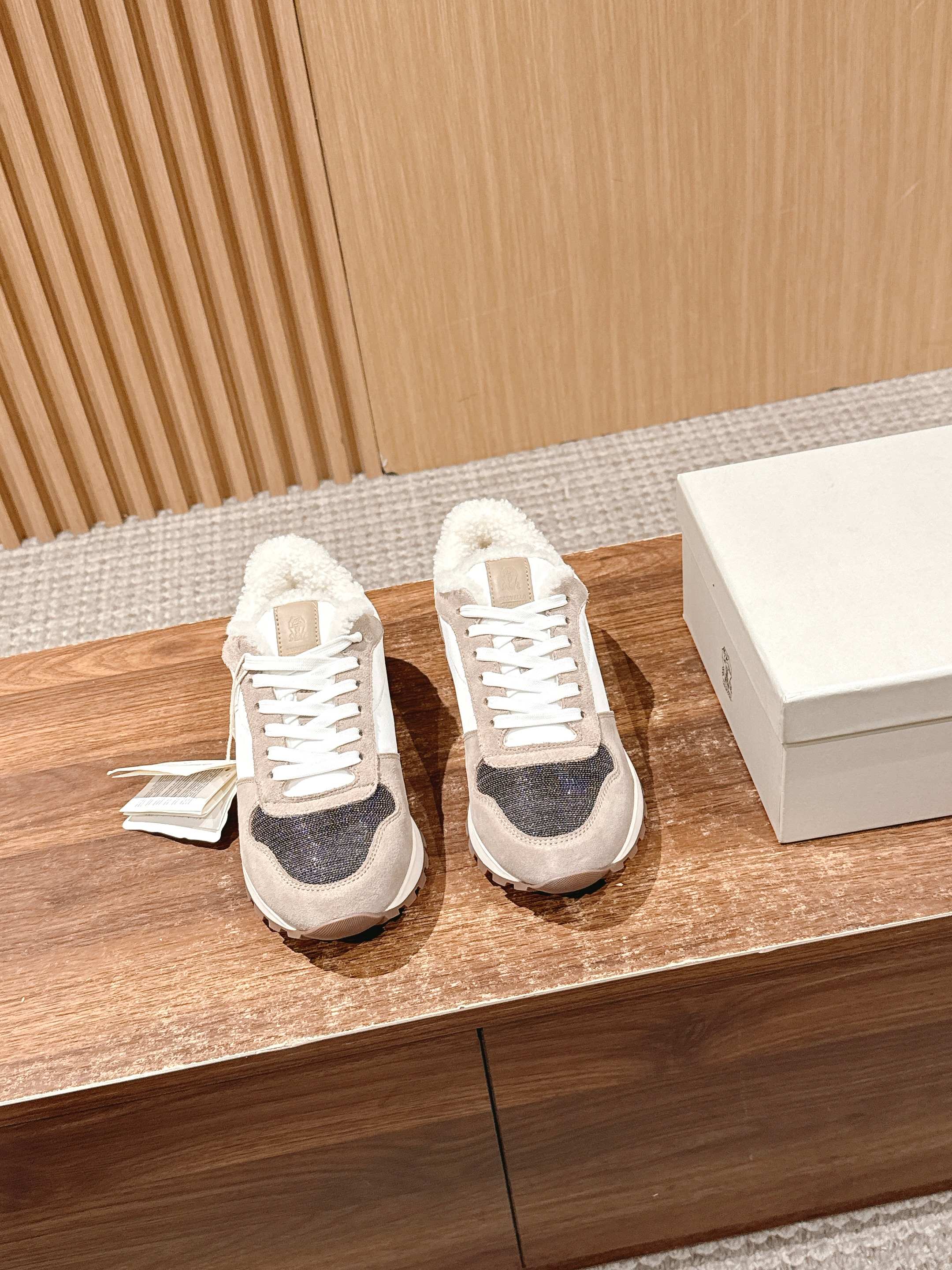 NO:463280,Brunello Cucinelli Autumn and Winter Series #wool sneakers This factory bought more than ten sets of original versions. After more than half a year of development, it was ingeniously made. Each process has a dedicated person to inspect the goods and produced high-quality products. The sole is 1 to 1 mold opening, all materials, fabrics, hardware, inner, foot pads, packaging, all customized materials according to the original version 1 to 1, which is truly done. It is comfortable to wear, beautiful, breathable, generous, and versatile high-end shoes Size35-42 (customized by 40/41/42, no return or exchange), casual shoes/sports, brunello cucinelli, sneakers19860909Brunello Cucinelli 布鲁内洛·库奇内利秋冬系列＃羊毛运动鞋本工厂买回十多套原版,历经半年多的开发,匠心制作,每道工序都有专人验货,生产出了高品质的产品,大底1比1开模,所有材料,面料,五金,内里,垫脚,包装,全部按照原版1比1定制材料,真正做到了,上脚舒服,美观,透气, 大方,百搭的高端鞋 Size35-42（40/41/42定制不退换）,休闲鞋/运动鞋,brunello cucinelli,sneakers,Women's Shoes