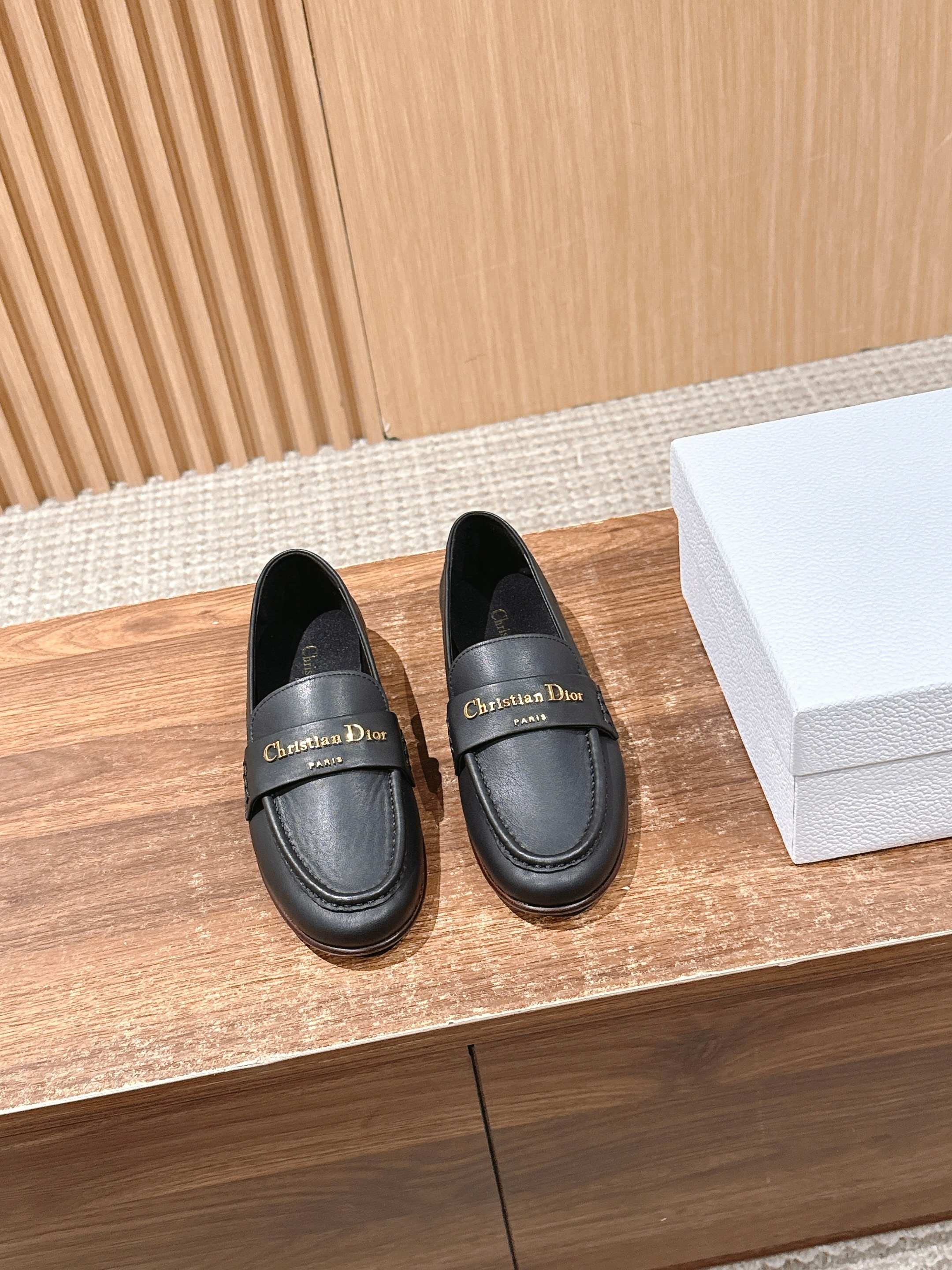 NO:463264,Dior round-toe flat-soled loafers This My Dior heels are a new product in the 2025 spring and summer ready-to-wear series, exquisite and elegant. It is carefully crafted from cowhide leather, pointed toe design, embellished with a golden metallic Christian Dior Paris logo, which is recognizable and demonstrates Dior's extraordinary exquisite craftsmanship. It is paired with adjustable lace-up and graphic-style heels, making the fashionable design more elegant. Cowhide material sheepskin inner leather sole Size35-40 (40 custom-made, non-return and exchange), loafers, dior, dior, loafers, high heels, cowhide, sheepskin19860909迪奥圆头平底乐福鞋 这款 My Dior 露跟高跟鞋是2025春夏成衣系列新品,精致优雅.采用牛皮革精心制作,尖头设计,点缀以金色饰面金属 Christian Dior Paris 标志,富有辨识度,彰显 Dior 非凡的精湛工艺.搭配可调节系带和图形风格鞋跟,令时尚的设计更显典雅. 牛皮材质 羊皮内里 真皮底 Size35-40（40定制不退换）,乐福鞋,dior,dior,loafers,high heels,cowhide,sheepskin,Women's Shoes