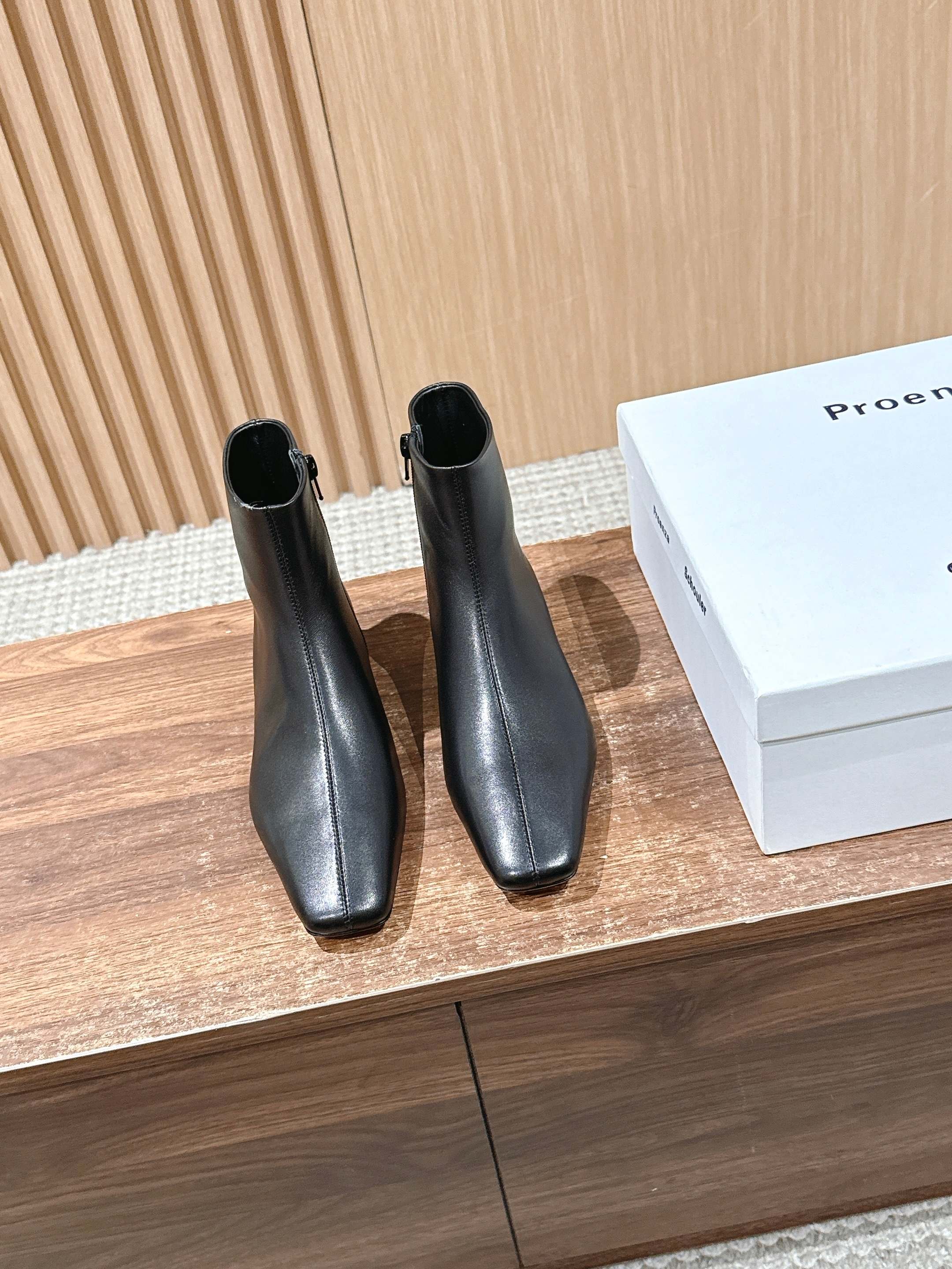 NO:463256,｜Pronza Schro's new short boots in the fashionable shoe cabinet. There is always a pair of 'fatable' black boots. PROENZA SCHOULER Use neat lines + textured leather to reshape the simple philosophy. The square head design has its own architectural sense, and the neat zipper hides the cumbersomeness. The seemingly simple lines hide the precise adaptation to the shape of the feet. It looks like it is 'tailored' when worn. You can step on it and make it easy to wear and wear pants. It is a savior of minimalist outfits. Size35-39 (40 customization, no return or exchange), boots, boots19860909｜普罗恩萨·施罗新款短靴 在时髦精的鞋柜里 永远缺一双“能打”的黑靴 PROENZA SCHOULER 用利落线条+质感皮革 重塑简约哲学 方头设计自带建筑感,利落拉链藏起繁琐 看似简洁的线条,藏着对脚型的精准适配,穿上像被“量身定制” 可通勤踩出干练,能配裤装玩叠穿,极简主义者的穿搭救星 Size35-39（40定制不退换）,靴子,boots,Women's Shoes