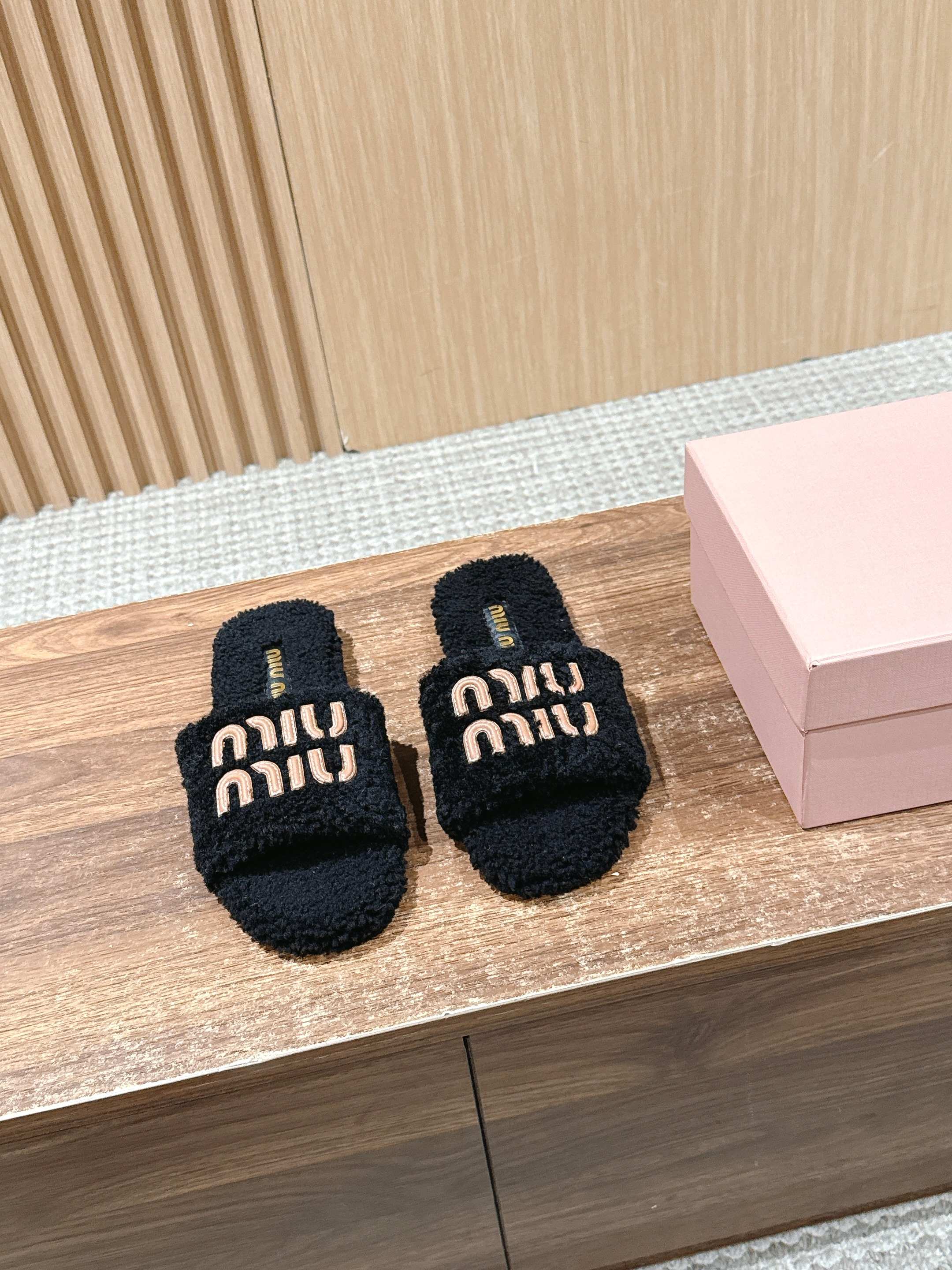NO:463248,Miu Miu Miu's new autumn and winter style mao mop is a versatile and fashionable item!  Whether you wear it at home or outside, it is a symbol of taste!  It's even more amazing with socks in autumn and winter. Imported Australian real wool, delicate and soft and silky. The outsole is formed and anti-slip sole. Size35-39 (40 custom-made, no return or exchange), fur shoes and slippers, miumiu, slippers, socks19860909Miu Miu 缪缪秋冬新款毛毛拖 百搭时髦单品！不管居家还是外穿都是品味的象征性！秋冬搭配袜子 那更是太绝太绝了 进口澳洲真羊毛,手感细腻柔软丝滑 大底是成型防滑底 Size35-39（40定制不退换）,毛毛鞋拖鞋,miumiu,slippers,socks,Women's Shoes