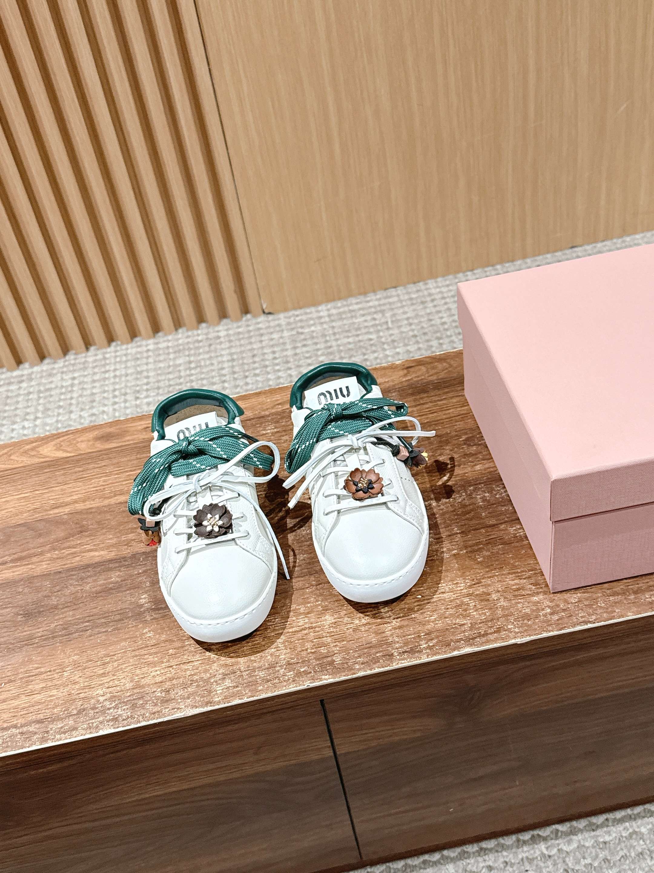 NO:463223,Miao Miao's new British style lace-up white shoes casual shoes new season trend elements 1 The concept of love at this moment, diverse collision, conveying modern style ~ It looks good no matter how you wear it. Fashionable favorite. Super comfortable to wear. Cowhide material. Sheepskin inner. Anti-slip rubber sole. Size35-39 (40 customized and non-return). Casual shoes/sports shoes, sneakers, cowhide, sheepskin19860909缪缪新款英伦风系带小白鞋 休闲鞋 新季的潮流要素一 此刻挚爱的概念,多元对撞,传达现代风格~ 怎么穿都好看 时髦精最爱 上脚超级舒服 牛皮材质 羊皮内里 防滑橡胶大底 Size35-39（40 订做不退换）,休闲鞋/运动鞋,sneakers,cowhide,sheepskin,Women's Shoes