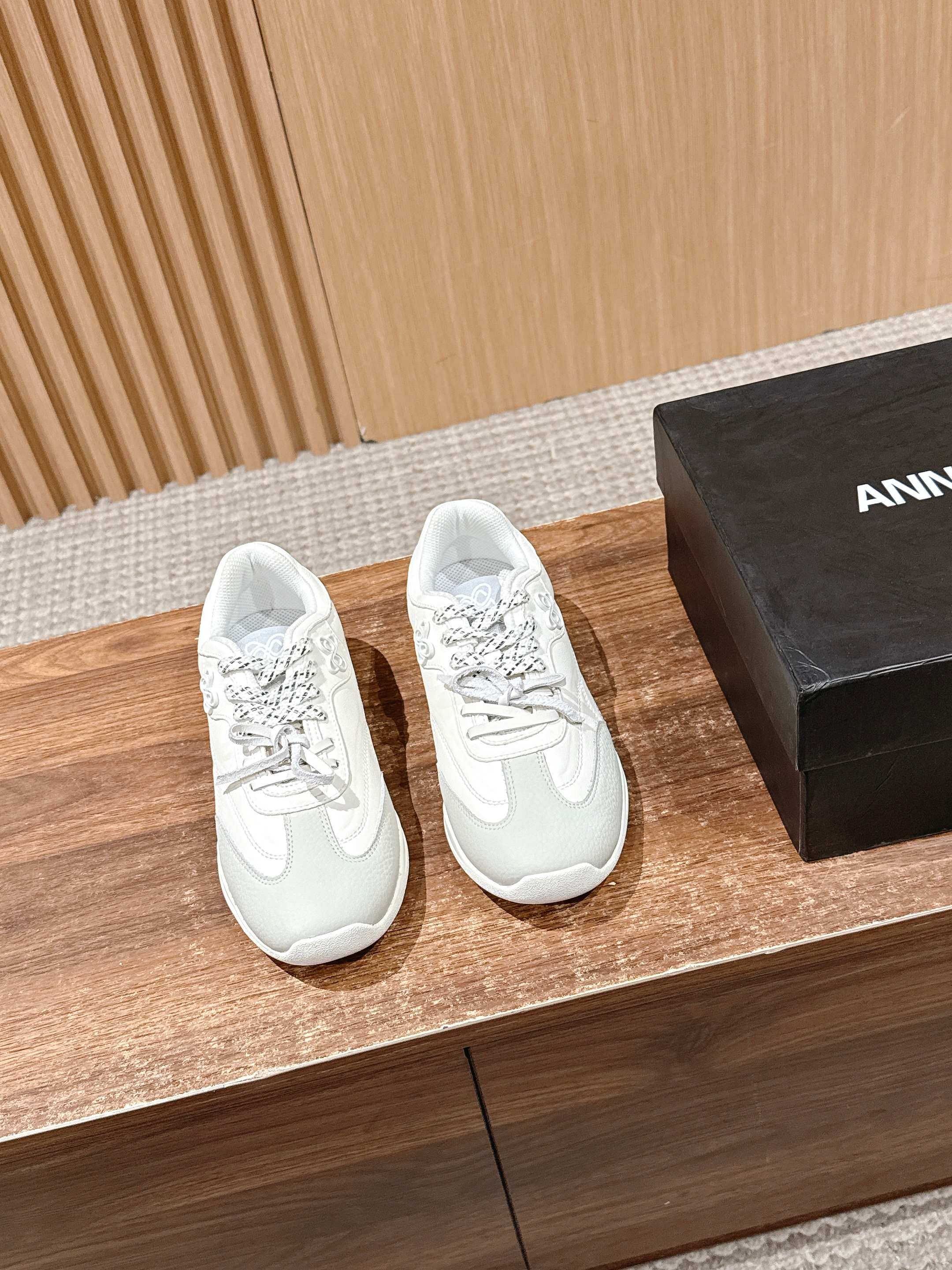 NO:463235,ANN ANDELMAN The latest classic German training shoes. This is really classic, the color scheme is silver or white and gray. The shoes are really light and comfortable. The whole is Maillard's classic design style!  The upper adopts a splicing design of suede and leather, without a large contrasting element, which makes it more return to the original!  Material cowhide/cow back velvet inner sheepskin, original open molded sole Size35 -41 (40.41 custom made without return), casual shoes/sports shoes, sneakers, cowhide, sheepskin19860909ANN ANDELMAN 安德曼最新款经典德训鞋 这款真的非常的经典,配色是银白或者是白灰色,鞋子真的炒鸡轻便舒适,整个就是美拉德的经典设计风格！ 鞋面采用绒面与皮面的拼接设计没有很大的撞色元素更加的回归原始！ 材质牛皮/牛反绒 内里羊皮 大底原版开模大底 Size35 -41（40.41订做不退换）,休闲鞋/运动鞋,sneakers,cowhide,sheepskin,Women's Shoes