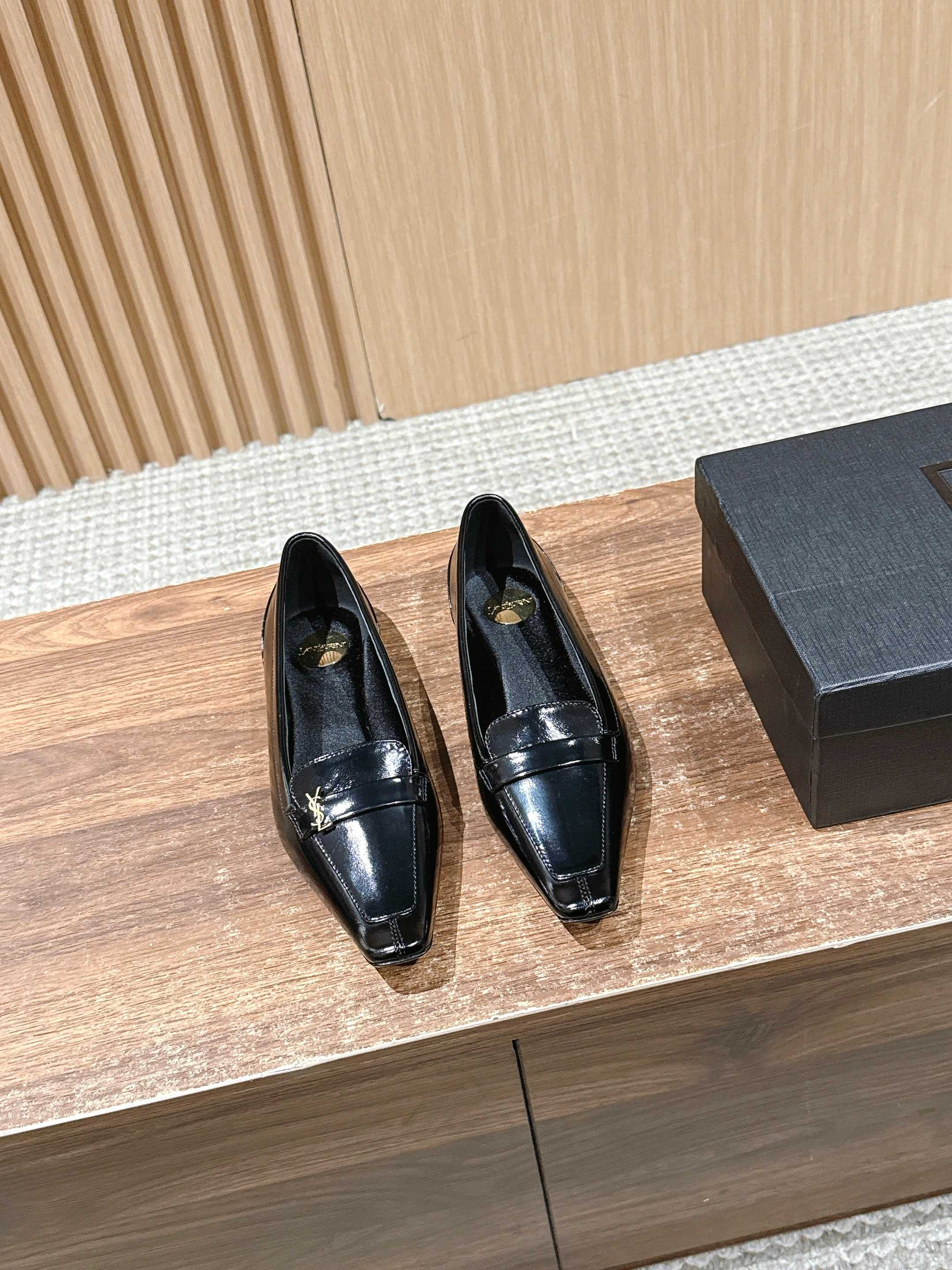 NO:463214,【Leather surface】Saint Laurent new flat-sole square-toe single shoes, various small skirts are matched, and they are not picky at all. The Ysl logo is very beautiful!  The illusion appears under the light. It is so beautiful that it looks too white and makes people look over the head!  Unleash infinite elegance and explore more selected new products!  Fabric satin/paper leather outsole size 35-42 (customized by 40, 41, 42), single shoes, saint laurent, saint laurent, saint laurent, saint laurent, skirts, silk fabric, Leather soles19860909【皮面】Saint Laurent 圣罗兰新款平底小方头单鞋 各种小裙子搭配起来 完全不挑脚型哦 Ysl Logo跟特别好看！在光线的照耀下呈现幻彩 真的美的过分 上脚显白的让人上头！释放无限优雅魅力 探索更多臻选新品！ 面料绸缎/漆皮 大底真皮大底 码数35-42（40、41、42定制）,单鞋,saint laurent,saint laurent,saint laurent,skirts,silk fabric,Leather soles,Women's Shoes