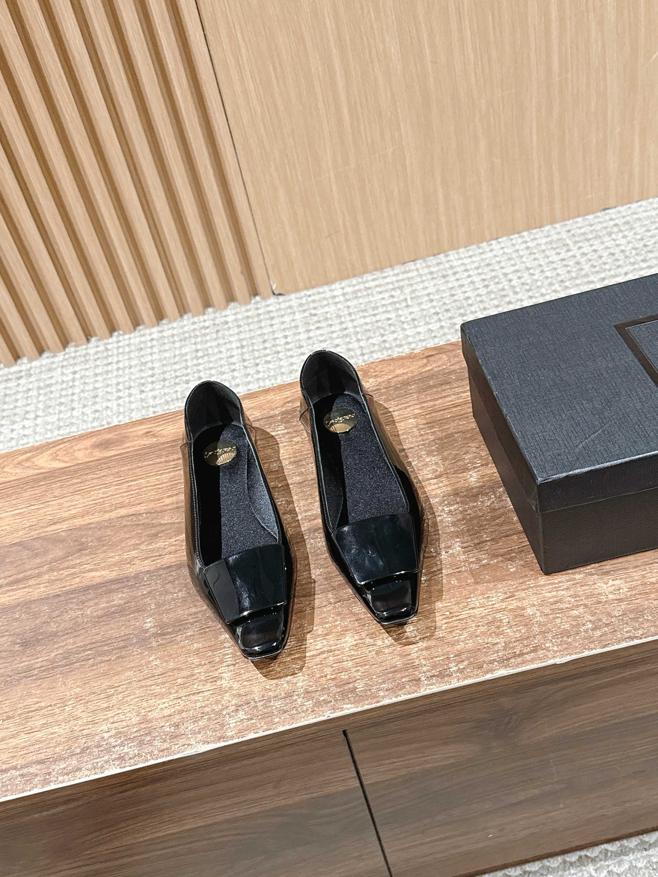 NO:463218,Saint Laurent's new flat-sole square-toe single shoes. Various small skirts are matched and they are not picky at all. The Ysl logo is very beautiful!  The illusion appears under the light. It is so beautiful that it looks too white and makes people look over the head!  Unleash infinite elegance and explore more selected new products!  Fabric satin/paper leather outsole size 35-42 (customized by 40, 41, 42), single shoes, saint laurent, saint laurent, saint laurent, saint laurent, skirts, silk fabric, Leather soles19860909Saint Laurent 圣罗兰新款平底小方头单鞋 各种小裙子搭配起来 完全不挑脚型哦 Ysl Logo跟特别好看！在光线的照耀下呈现幻彩 真的美的过分 上脚显白的让人上头！释放无限优雅魅力 探索更多臻选新品！ 面料绸缎/漆皮 大底真皮大底 码数35-42（40、41、42定制）,单鞋,saint laurent,saint laurent,saint laurent,skirts,silk fabric,Leather soles,Women's Shoes