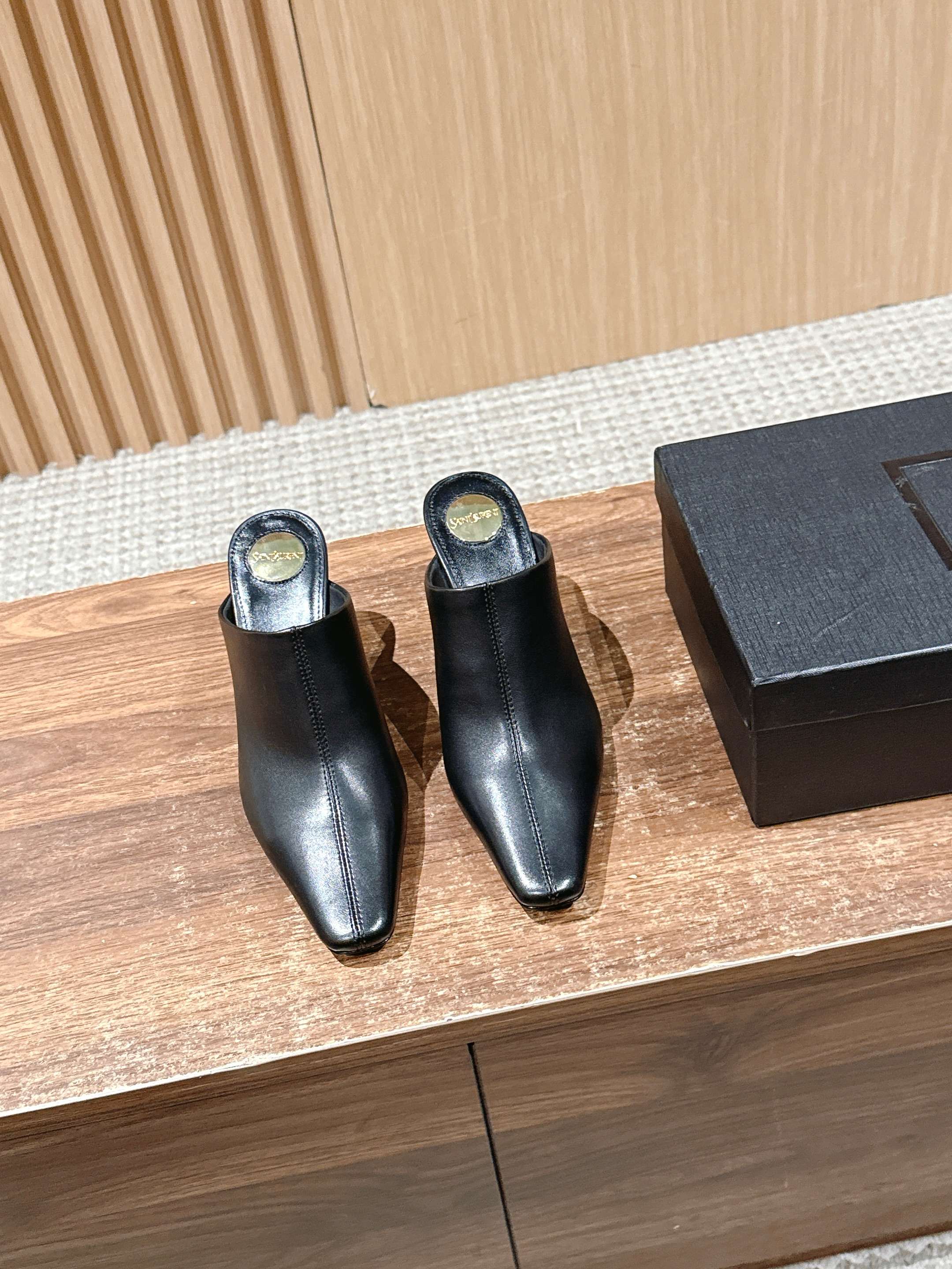 NO:463210,Saint Laurent Autumn and Winter Flat-bottom Autumn and Winter Semi-drag Treasure Fashionable items Many celebrity supermodels are sought after. YSL’s design reveals timeless and modern fragrance, giving the new season some romanticism!  Imported calfskin footbed, imported inner sheepskin, outsole, imported Italian leather outsole Size35-41 (40 41 custom made, no return or exchange), semi-torque high heels, saint laurent, saint laurent, saint laurent, saint laurent, louis vuitton, high heels, cowhide, sheepskin, Leather soles19860909Saint Laurent 圣罗兰秋冬平底秋冬半拖 宝藏时髦单品 众多明星超模追捧,YSL家设计流露隽永摩登的香调,赋予新季一些浪漫主义！ 鞋面进口小牛皮 垫脚 内里进口羊皮 大底意大利进口真皮大底 Size35-41（40 41订做不退不换),半拖高跟鞋,saint laurent,saint laurent,saint laurent,louis vuitton,high heels,cowhide,sheepskin,Leather soles,Women's Shoes