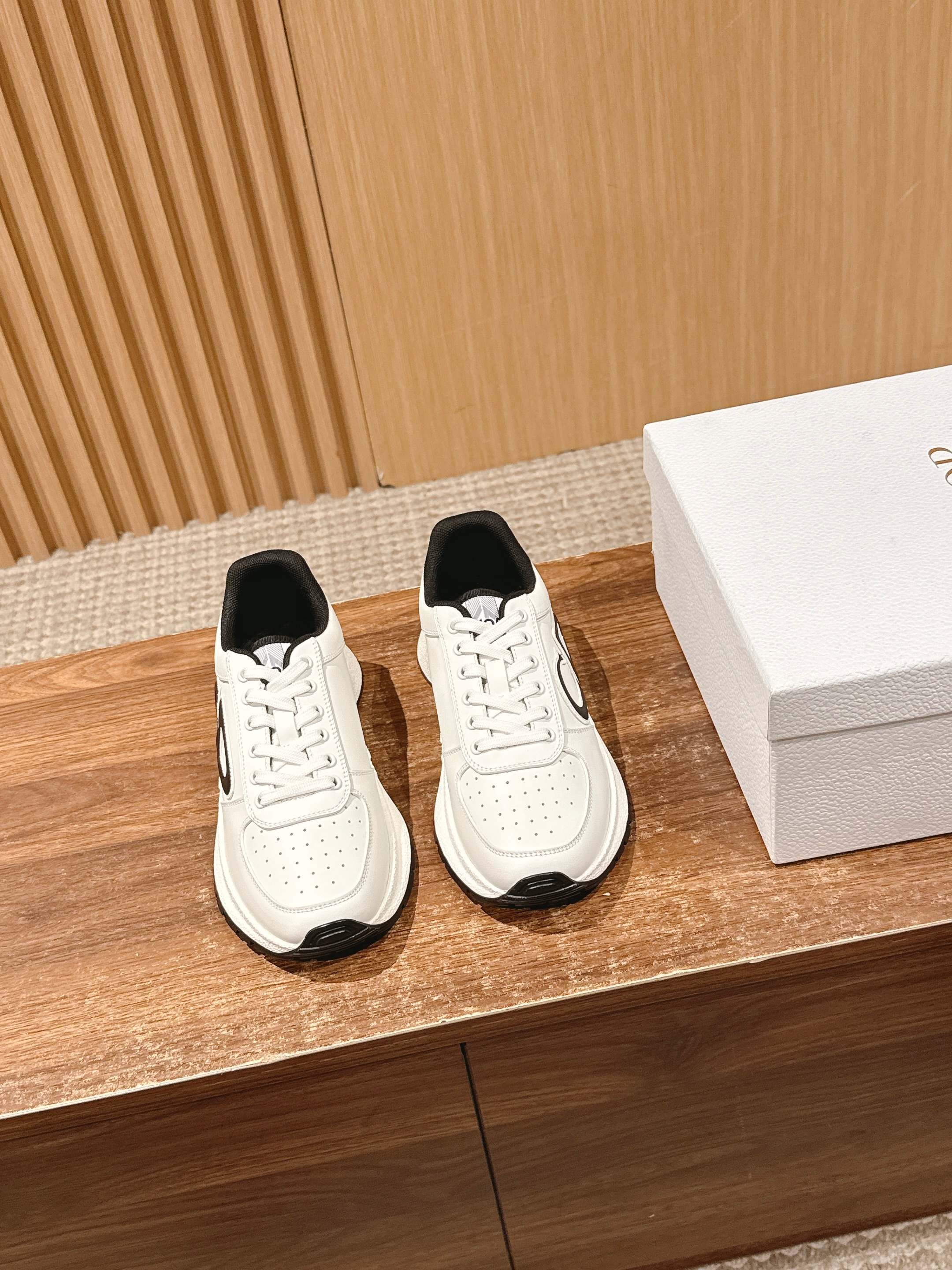 NO:463262,Men's DIOR new couple casual sneakers reinterpret the sports style with elegant and fashionable shapes. The upper is carefully crafted with white mesh fabric, and the laces and heels are marked. The exquisite two-color sole is light and soft, which can add a high-order temperament to various casual looks. Cowhide material, breathable mesh lining, original open molded sole Size35-45 (for women 40 men 45 custom-made, non-return and exchange), casual shoes/sports, dior, dior, sneakers, cowhide19860909男 DIOR 迪奥新款情侣休闲运动鞋 以优雅时尚的造型重新演绎运动风格.鞋面采用白色网眼织物精心制作,鞋带和鞋跟都有标志.精致的双色鞋底轻盈柔软,可为各式休闲造型增添高订气质 牛皮材质 透气网布内里 原版开模大底 Size35-45（女40男45定制不退换）,休闲鞋/运动鞋,dior,dior,sneakers,cowhide,Women's Shoes