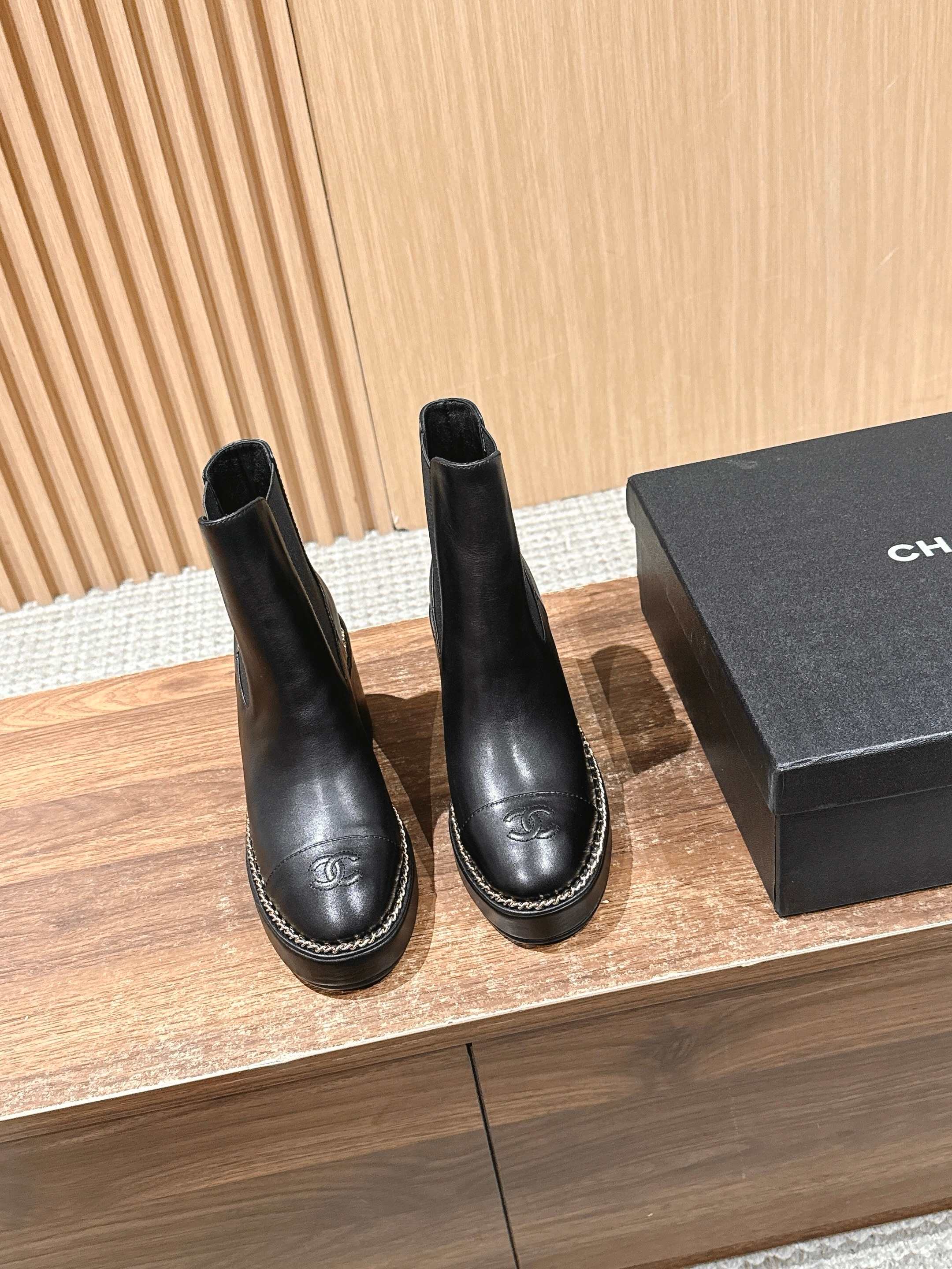 NO:463216,CHANEL Chanel's new spliced ​​chain thick heel boots This thick sole has a high outbound rate in European and American street photography, and the ins is also popular. The overall smoothness of the line remains the same as the original version. It is really charming. I believe that women with taste will like it. The thick sole design not only increases height and makes you look slim, but also makes you a steady and stable artifact that coexists with fashion and practicality. Calfskin/suede material. Sheepskin inner Size35-40 (40. Customized and does not return or exchange), boots, chanel, chanel, boots, cowhide, sheepskin, chamois leather19860909CHANEL 香奈儿新款拼接链条粗跟短靴 这款厚底在欧美街拍中出境率超高,ins也是火了一把,整体线条流畅性保持跟原版一致,真的太有魅力了,我相信有品味的女人会看上它, 厚底设计不仅增高显瘦,走起路来还稳稳当当时尚与实用并存的神器 小牛皮/麂皮材质 羊皮内里 Size35-40（40.定制不退换）,靴子,chanel,chanel,boots,cowhide,sheepskin,chamois leather,Women's Shoes