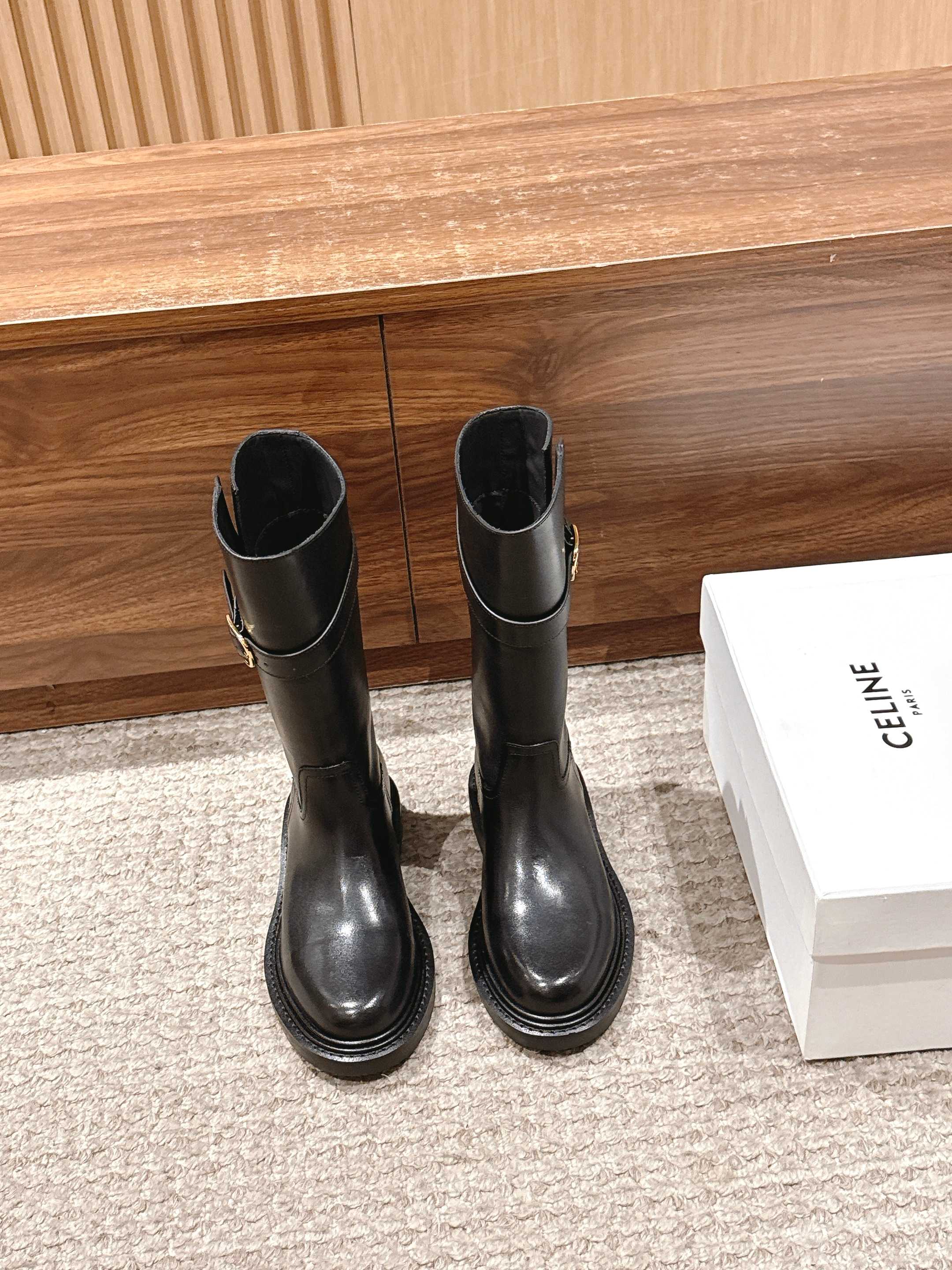 NO:463246,CELINE Autumn and Winter Retro Flat Heel High Boots There are really many good-looking styles this season. For example, this military boot is very motorcycle-style. It focuses on praising the boot barrel design and does not pick the leg shape at all. It turns into a long legs in seconds when you put your feet on, which is super slim and versatile!  It's absolutely amazing. Calfskin material, silk cowhide inner leather leather edge + rubber sole Size35-40 (40 custom made without return or exchange), boots, celine, boots, cowhide19860909CELINE 思琳秋冬新品复古平跟高靴 这一季好看的款式真的是很多 比如这款军靴就很机车风 重点夸夸靴筒设计 完全不挑腿型 上脚秒变大长腿,超级显瘦又百搭！简直绝绝子了 小牛皮材质 丝绸牛皮内里 真皮沿条+橡胶大底 Size35-40（40定做不退换）,靴子,celine,boots,cowhide,Women's Shoes