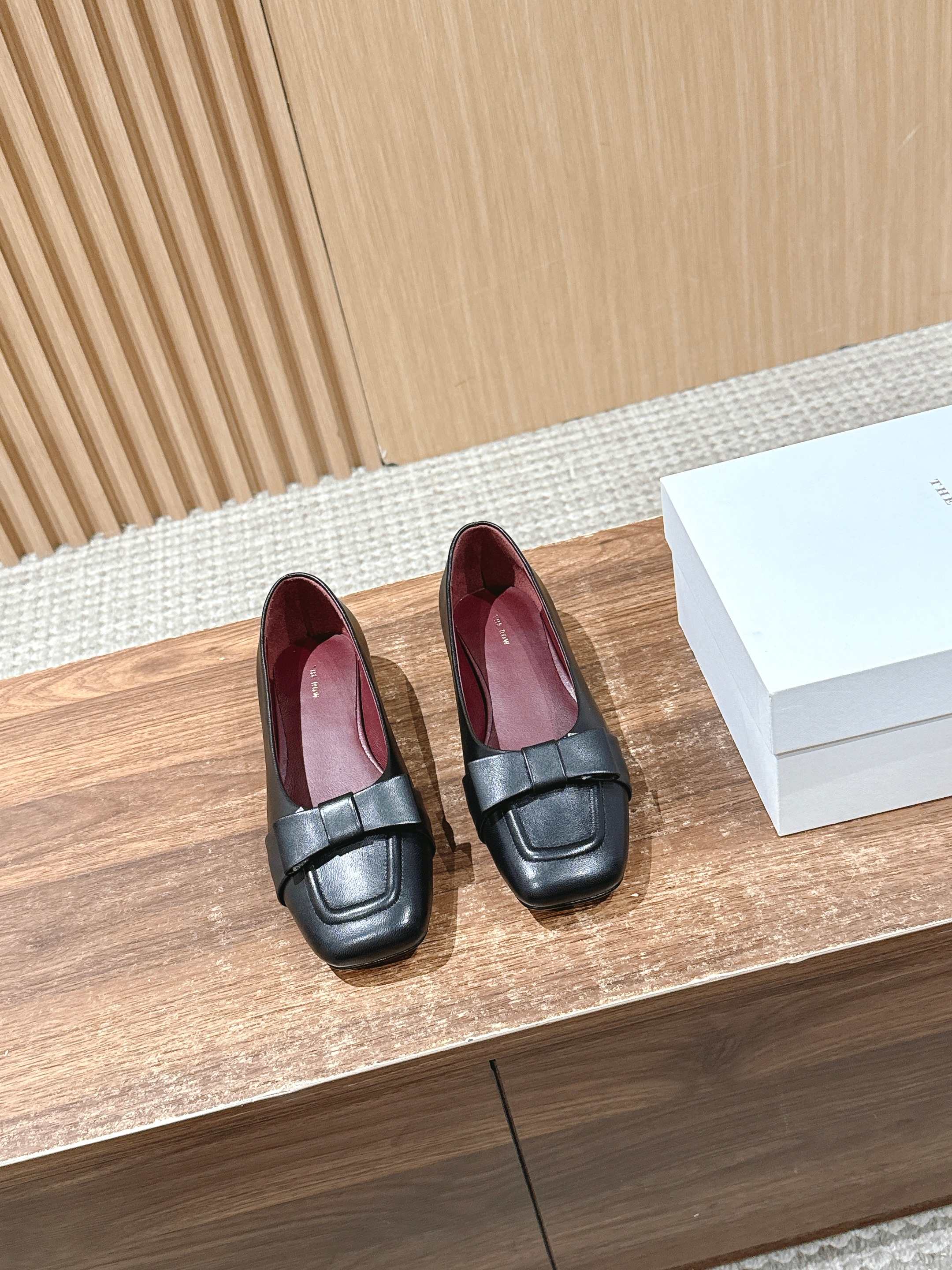 NO:464500,【Produced by Guandong】The Row's latest square-heeled bow-shaped Mary Jane single shoes is said to be the most beautiful Mary Jane milk of the year. It is elegant and elegant, high-end and fashionable, salty or sweet, literary and elegant!  Whether it is paired with short skirts and casual pants, or with short skirts and windbreakers, it is a perfect sense of high quality, full of femininity, high gold heels, and no tiring to wear. It is a wearable item in all seasons, easy to wear and good to wear. Fengmo’s global classic works, soft and delicate sheepskin fabric makes this Mary Jane immediately unique and very textured. Heel height is about 3cm Upper: imported lambskin, inner footbed, imported full grain mixed sheepskin Outsole: imported Italian double-layer leather sole forefoot Tpu injection molding combination leather bag heel 3cm Size 35/36/37/38/39/40 (40 no return or exchange), single shoes, mary jane, skirts, shorts, sheepskin, gold19860909【莞产】The Row 最新款方跟蝴蝶结玛丽珍单鞋 据说这是本年度最美丽的玛丽珍奶,法式优雅气质在线、高级又时髦,可盐可甜,文艺又气质！无论是搭配短裙配短裤休闲裤,还是秋冬配短裙配风衣,都是妥妥的高级感,女人味爆满,黄金跟高穿着不累 四季可穿的单品,好穿又好看,风魔全球经典著作,柔软细腻羊皮面料让这款玛丽珍立马变得与众不同,非常的有质感. 跟高大约3cm 鞋面: 进口小羊皮 内里垫脚 进口全粒面混种羊皮 大底: 进口意大利双层皮底前掌Tpu注塑组合大底真皮包跟3cm 尺码35/36/37/38/39/40（40不退换）,单鞋,mary jane,skirts,shorts,sheepskin,gold,Women's Shoes