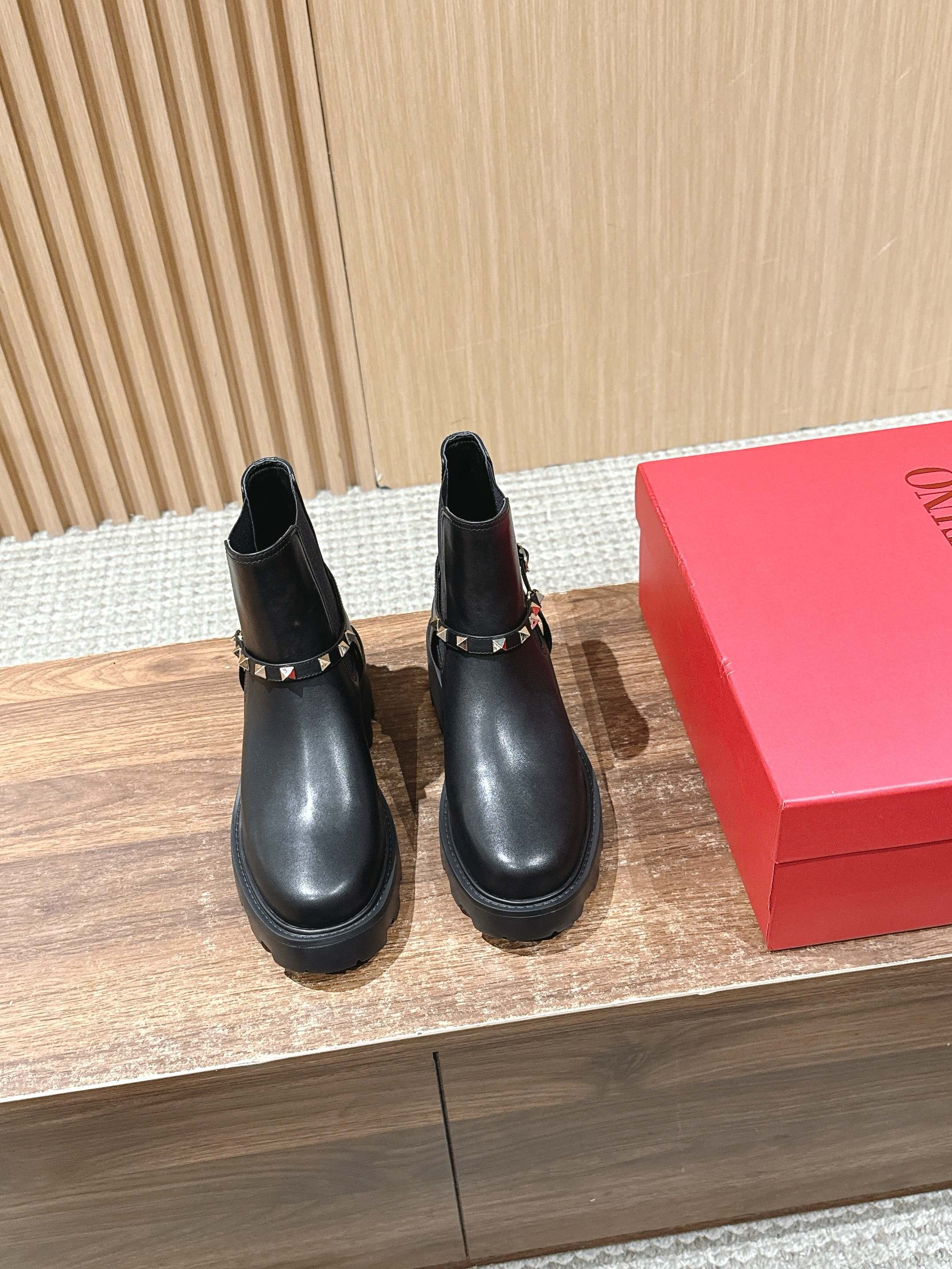 NO:464468,【官网】VALENTINO Valentino Classic Rivet Martin Boots In the cold winter streets, a pair of high-quality Martin boots are undoubtedly the double guarantee of fashion and warmth. The latest winter Martin boots have become the best among winter shoes with their tough appearance and exquisite craftsmanship. This boot not only has outstanding appearance, but also a craftsmanship that makes people fall in love with it at first sight. This Martin boots are carefully crafted by a factory that has been manufactured for Valentino for a long time. The factory's grasp of shoe shape and detail craftsmanship is impeccable, especially the production of high short boots requires the hands of experienced old shoemakers. With their exquisite techniques and unique vision, they grasp every detail of the last shape, such as the angle, spacing, strength, etc. This craftsmanship ensures that every pair of boots can be both beautiful and practical, and is definitely not comparable to those 'fascinating but not useful' decorations. The toe of the shoe is round and exquisite, the two-sided lines on the shoe body are neat and smooth, and the flesh on the feet is slimming and inclusive! ! ! The upper is made of imported calf leather, which is famous for its unique flexibility and excellent wear resistance. Its surface is smooth and delicate, with excellent touch and high-end texture. Even after a long time of use, it is not easy to produce obvious creases, ensuring the long-lasting beauty and elegant shape of the shoes. For daily care and maintenance, this upper material is particularly friendly. Just simple wipe and care can easily maintain its original luster and texture. The boot barrel is spliced ​​with elastic splicing on the sides, which is compatible with different foot shapes, and is not afraid of high instep. Imported high-density elastic cloth is repeatedly pulled and does not deform or loose. The rivets are shining and dazzling. They not only add a unique metal texture to the boots, but also enhance their overall style and taste. Each rivet is hand-studded and very firm, and is made of solid plastic to prevent corrosion, without rust or paint loss. The inner and foot pads are made of sheepskin material, which is widely praised for their soft and comfortable characteristics. The inner sheepskin inner not only has a delicate touch, but also can fit the skin of the feet well. At the same time, the breathability of the sheepskin material also ensures that it will not feel stuffy or uncomfortable when worn for a long time. It can effectively eliminate moisture on the feet and keep it dry, thereby avoiding the odor problems caused by moisture. 4 cm height is undoubtedly a perfect choice. It will not cause too high to make walking inconvenience. It just lifts the proportion of the leg lines and lengthens the leg lines with one click to make your figure look slender and upright. For those who need to walk for a long time, the large and thick heel design is a considerate choice. The light textured rubber sole and the superior elasticity of rubber can help the feet share the weight pressure, ease friction and impact, and at the same time give excellent durability and anti-slip properties. It can effectively alleviate friction and impact and protect your feet from accidental injuries. Imported imported calfskin inner sheepskin footbed sheepskin bottom thickness 4cm Size 35/36/37/38/39/40 (40 no return or exchange), boots, valentino, valentino, boots, cowhide, sheepskin19860909【莞产】VALENTINO 华伦天奴经典鉚钉马丁靴 在寒风凛冽的冬日街头,一双高品质的马丁靴无疑是时尚与保暖的双重保障.最新款冬季马丁靴,以其硬朗的外形和精湛的工艺,成为了冬日鞋履中的佼佼者.这款靴子不仅外观出众,更是匠心之作,让人一见倾心. 这款马丁靴由一家长期为华伦天奴代工的工厂精心打造.这家工厂在鞋型和细节工艺上的把握堪称无可挑剔,尤其是对高短靴的制作,更是需要经验丰富的老鞋匠亲自操刀. 他们凭借精湛的手法和独到的眼光,对楦型的角度、间距、力度等每一个细节都拿捏得恰到好处.这样的工艺水准,确保了每一双靴子都能成为既美观又实用的佳作,绝非那些“中看不中用”的摆设所能比拟. 鞋头圆润精致,鞋身两仰线条弧度利落流畅,上脚藏肉显瘦包容性极好！！！ 鞋面采用进口的小牛皮,以其独特的柔韧性和出色的耐磨耐造性能而著称.其表面光滑细腻,触感极佳,富有高级的质感,即便是在长时间的使用下,也不易产生明显的折痕,确保了鞋子的持久美观与优雅形态.对于日常的打理与保养,这款鞋面材质显得尤为友好,只需简单的擦拭与护理,即可轻松保持其原有的光泽与质感. 靴筒采取拼接设计,侧面是饰有弹性拼接,松紧有度兼容不同脚型,脚背高也不怕,进口高密度弹力布反复拉扯不变形不松垮. 铆钉颗颗闪亮,耀眼迷人,它们不仅为靴子增添了一抹独特的金属质感,更提升了其整体格调与品位.每一颗铆钉都是手工钉上去的,非常牢固,采用实心塑胶防腐,不生锈,不掉漆. 内里和垫脚则选用了羊皮材质,以其柔软舒适的特点而广受好评.羊皮内里不仅触感细腻,而且能够很好地贴合脚部肌肤,同时,羊皮材质的透气性也确保了长时间穿着不会感到闷热或不适.它能够有效排除脚部湿气,保持干爽,从而避免了因潮湿而产生的异味问题. 4厘米高度,无疑是一个恰到好处的选择,既不会过高导致行走不便,它恰到好处地提拉了腿部线条比例,一键拉长了腿部线条,让你的身材看起来更加修长挺拔.对于需要长时间行走的人来说,大粗跟设计更是贴心之选. 质感轻盈的橡胶大底,橡胶优越的弹性,能帮助双脚分担重量压力,缓和摩擦冲击,同时赋予卓越的耐用性,防滑性,它能够有效缓和摩擦冲击,保护你的脚部免受意外伤害. 进口进口小牛皮 内里羊皮 垫脚羊皮 底厚4cm 尺码35/36/37/38/39/40（40不退换）,靴子,valentino,valentino,boots,cowhide,sheepskin,Women's Shoes