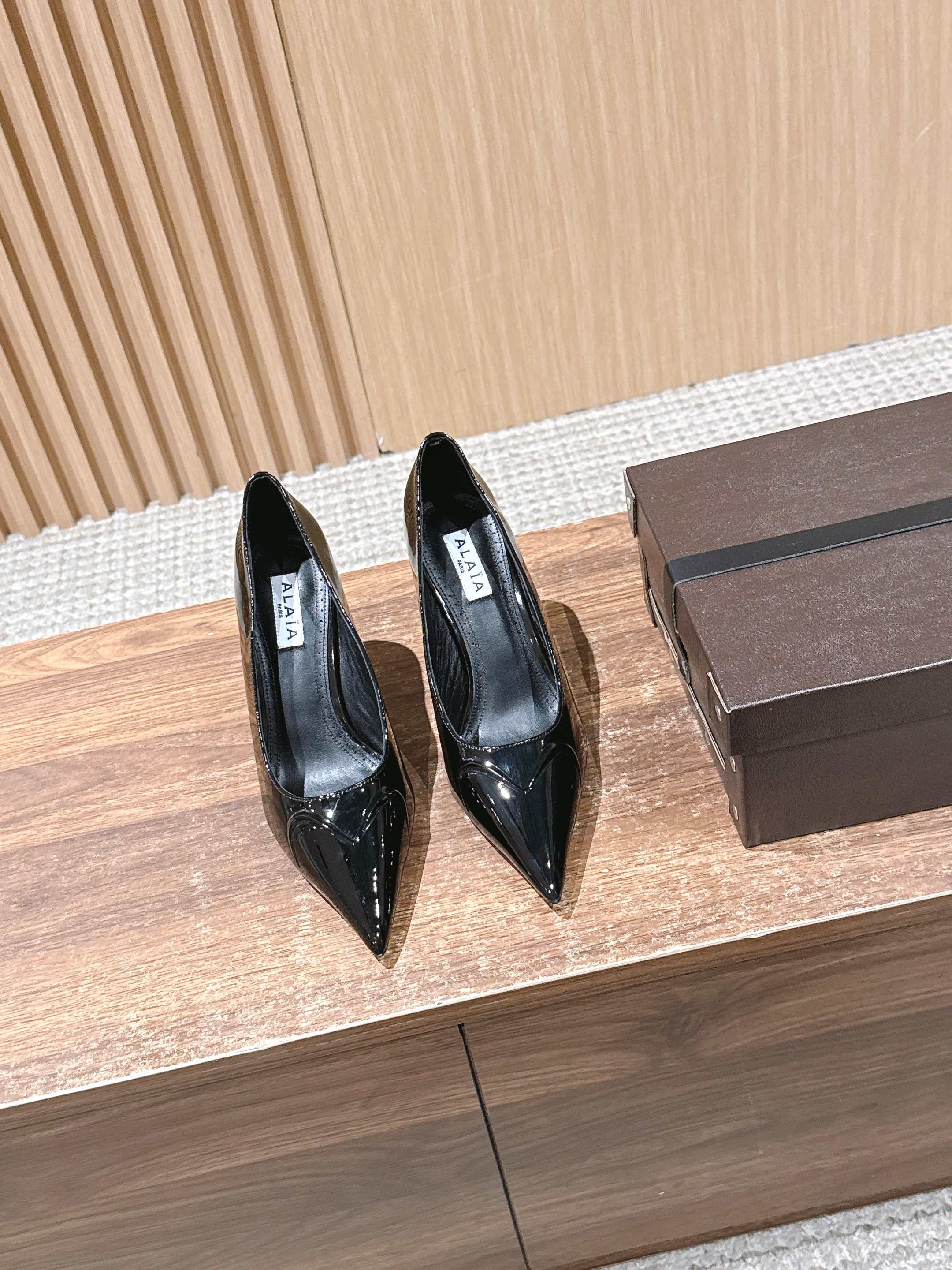 NO:465592,ALAIA's new early spring style, pointed high heels that will make you excited when you wear it. The transparent design shows your legs and looks long. The lovely design will simply capture the girlish heart of every woman. The material is high and thin. When you wear it, you feel like you are a runaway princess. It's very easy to wear and look good!  Favorite high heels of the year Material silk/paper leather Inner sheepskin Heel height 9cm Size: 35-39 (40 custom made without return or exchange), high heels single shoes, alaia, high heels, sheepskin, real silk19860909ALAIA 阿莱亚早春新款 穿上就会心动的尖头高跟鞋 透明设计超显腿长 alaia爱心高跟鞋 爱心的设计简直就是会俘获每个女人的少女心 材质显高显细 穿上就觉得自己是在逃公主 特别好穿好好看！年度最爱的高跟鞋 材质真丝/漆皮 内里羊皮 跟高9cm 码数:35-39（40定制不退换）,高跟鞋单鞋,alaia,high heels,sheepskin,real silk,Women's Shoes