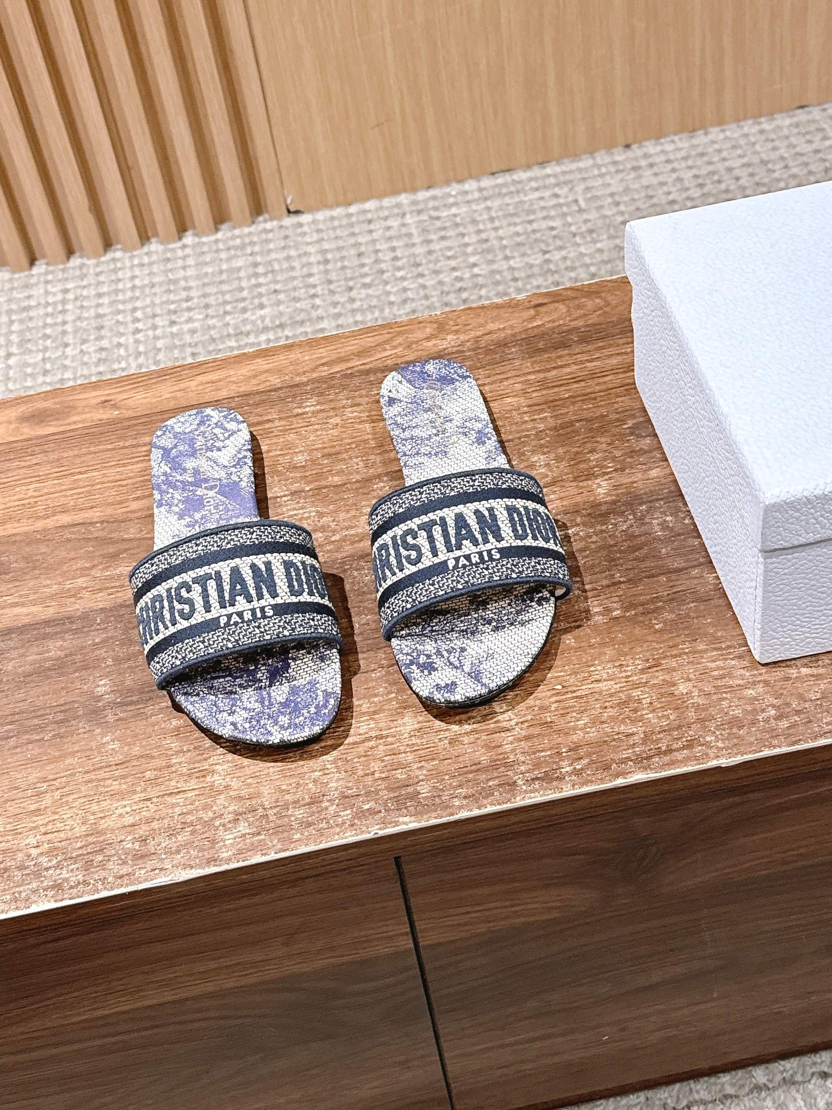 NO:465585,# Dior Spring and Summer New upgraded embroidered slippers, this slipper is really easy to wear and look good, this year's colors are really beautiful, every color is invincible and white, genuine leather soles Size: 35-39 Customized size 40-42, slippers, dior, slippers, Leather soles19860909# 迪奥春夏新款升级刺绣拖鞋,这款拖鞋真的好穿又好看,今年的颜色真的超美,每个色都想入 无敌显白 真皮大底 Size:35-39 定做码数40-42,拖鞋,dior,slippers,Leather soles,Women's Shoes