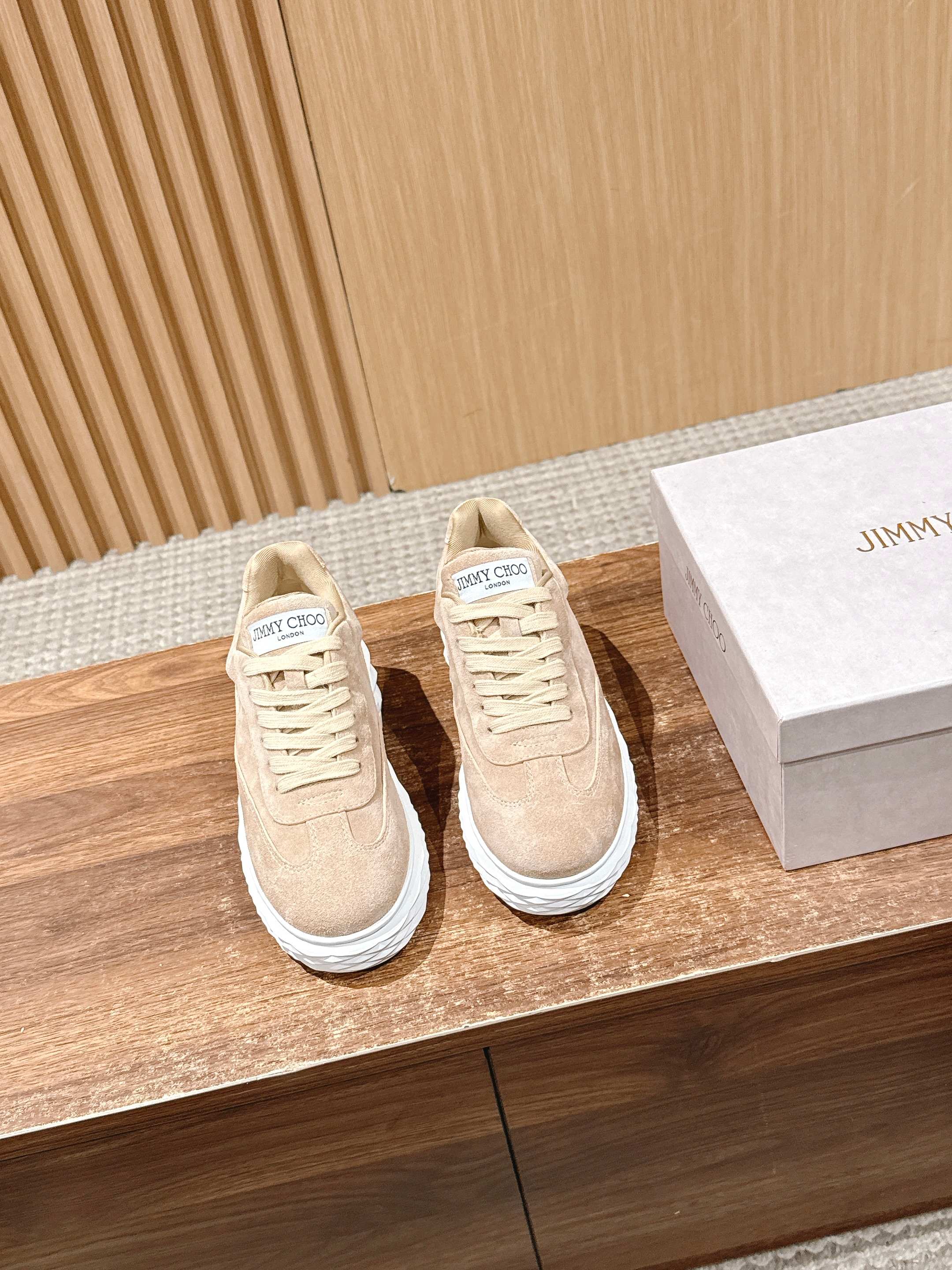 NO:465578,Zhou Yangjie's new color thick-soled casual sports shoes are made of white shoes with luxurious Napa leather and comfortable texture. The sole is made of the brand's iconic Diamond imitation diamonds with multiple cut surfaces, and the finishing touch is spread out with sparkling crystals. The future style design is designed with an exaggerated three-dimensional silhouette proportions, creating a comfortable and wrapping feeling and high visual sense. Different materials are cleverly mixed and matched, and the shoe body is more light and clever, and its personality is eye-catching. The thick-soled sports shoes combines novel creativity, fashion and comfort, adding a unique charm to the outfit!  Cowhide material sheepskin lining original mold open TPU anti-slip sole, sole thickness 4.5cm Size35-40, casual shoes/sports shoes, sneakers, cowhide, sheepskin19860909周仰杰新配色厚底休闲运动鞋小白鞋 奢柔纳帕革拼舒适质感莱卡面料制作,鞋底采用品牌标志性Diamond仿钻石多切面塑形,点睛散布熠熠水晶.未来风格设计,立体廓形比例夸张,营造舒适包裹感与显高视觉感.不同材质巧妙混搭,鞋身更显轻便灵巧,个性吸睛.厚底运动鞋款型,糅合新颖创意、时尚感与舒适性,为穿搭造型增添别样魅力！牛皮材质 羊皮内里 原版开模TPU防滑大底 底厚4.5cm Size35-40,休闲鞋/运动鞋,sneakers,cowhide,sheepskin,Women's Shoes