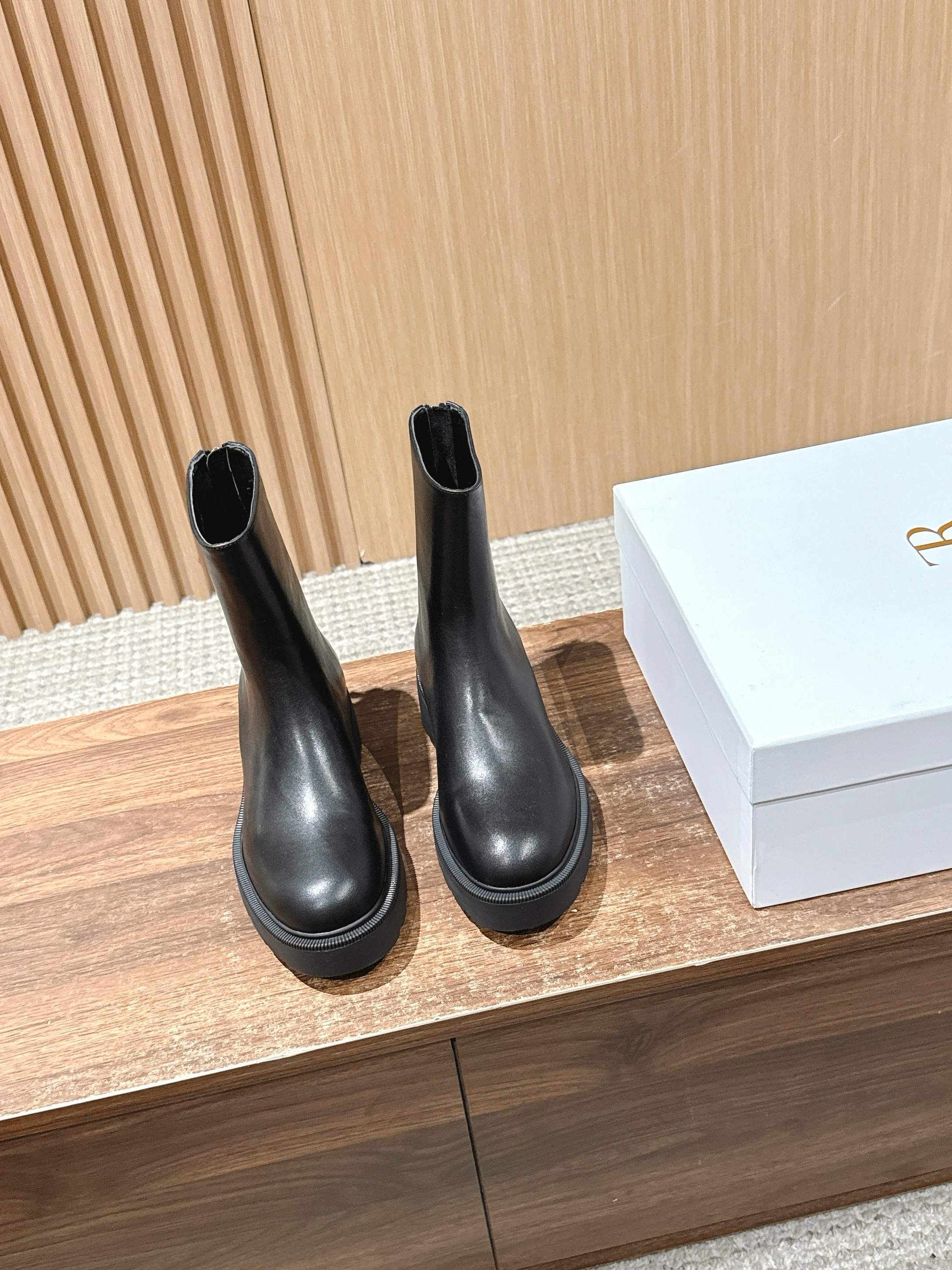 NO:466696,[Dongguan] # New autumn and winter heel zipper boots show long legs + niche not to match the style, don’t hesitate, choose it! Increase height and slimming, and aura, skirts and pants are all-inclusive. Autumn and winter boots must have a name - TheRow is a very high usage rate~ Autumn and winter was once a piece of boots that are hard to find. TheRow~ The highest-end brand, whether it is clothes, bags, shoes, it is the most pleasing. It is no exaggeration to say: never out of time. This military style boot is particularly good-looking with tailored suits or super long dresses and other clothing! The versatile strength cannot be underestimated. Soft black leather, which is easy to put on and take off and adds a cool feeling; the thick rubber soles feel comfortable  It is particularly pleasing to the eye with tailored clothes, super long dresses and other clothing, and its versatile strength cannot be underestimated. The single product was born in Italy and is made of soft black leather. The heel zipper is designed to facilitate on and off and add a cool feeling; the thick rubber sole feels comfortable and has a tough and stylish style. -The heel is about 5 cm high and has a 3 cm waterproof platform -Black calfskin End of pursuit of fine detail craftsmanship. Ingredients: Calfskin, inner calfskin footbed, outsole, ultra-light PU foamed sole, size 35/36/37/38/39/40 (40 no return or exchange), boots, boots, skirts, business suit, cowhide19860909【莞产】 # 秋冬新款后跟拉链短靴 显腿长+小众不撞款不要犹豫了,选它没错!增高显瘦有气场裙子裤子无所不搭 秋冬靴子它必须拥有姓名-TheRow使用率超高~秋冬季曾是一靴难求的单品 TheRow~最高端的品牌,无论是衣服包包鞋子都是最耐看的,不夸张说一句:永不过时.这款军装风靴子与精裁西装或超长连衣裙等服装搭配都格外好看!百搭实力不可小觑.柔软黑色皮革,方便穿脱又增添酷感;厚实的橡胶鞋底脚感舒适 与精裁服、超长连衣裙等服装搭配都格外赏心悦目,百搭实力不可小觑.单品诞生于意大利的,以柔软黑色皮革制成,其后跟拉链设计方便穿脱又增添酷感;厚实的橡胶鞋底脚感舒适,颇具硬朗格调. -鞋跟高约5厘米,带3厘米防水台 -黑色小牛皮 精益求精的细节工艺的无尽追求. 成分材质 鞋面小牛皮  内里 小牛皮垫脚 大底 超轻PU发泡大底 尺码35/36/37/38/39/40（40不退换）,靴子,boots,skirts,business suit,cowhide,Women's Shoes