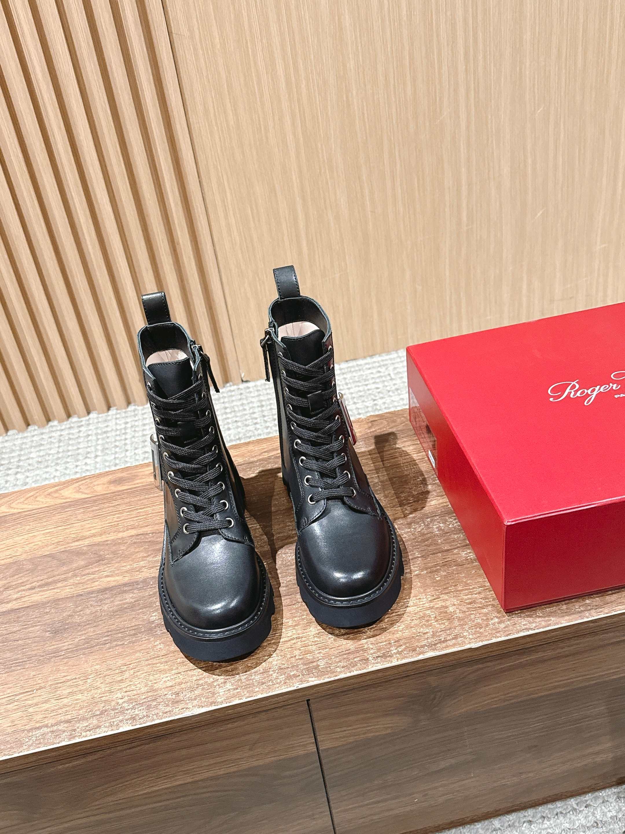 NO:466702,[Leather Surface] Roger Vivier Roger Vivier Autumn and Winter New Women's Boots Square Buckle Mid-Tube Boots Thick Sole British Style Martin Boots Beautiful diamond buckle mid-Tube Boots, lace-up design, slimming on the upper body to modify the leg shape. The style is handsome and versatile and fashionable. The iconic brand diamond buckle shines with bright light. In addition to the more interesting design, it also improves comfort. The large leather shoe tongue design makes the large front cover more fitting the legs and makes it look slimmer. The upper line is neatly routed, and the exquisite oil edges can be seen to be carefully made. The velvet feels thick and soft, elegant and noble, and has a strong aura. The leather inner and insoles are comfortable and breathable, the leather is delicate, with gold silk screen printing inside, and the printing is excellent. The humanized pull-belt design at the back of the shoe upper is convenient for putting on and taking off. It is also more handsome as an jewelry, and the details show the quality craftsmanship. The details show the quality craftsmanship.  Ultra-light foamed large sole, which reduces the load on the whole boot, soft and Q-elastic, has extremely light foot feeling, comfortable and easy to wear, has a strong sense of high-end style, and is very finely crafted and impeccable. Fabric high merceration/reverse velvet leather inner sheepskin large sole rubber foamed large sole Size 35/36/37/38/39/40 (40 no return and exchange), boots, roger vivier, boots, sheepskin19860909【皮面】Roger Vivier 罗杰维维亚秋冬新款女靴 方扣中筒靴厚底英伦风马丁靴 绝美钻扣中筒靴,系带设计,上身显瘦修饰腿型.风格帅气十足,百搭时尚,标志性品牌钻扣闪耀着璀璨光芒,简约别致除了设计上更加有趣,也提升了舒适性.真皮大鞋舌设计,大面积前挡更加贴合腿部,更加显瘦,鞋面车线走线工整,精美油边可见制作细致用心.,绒感厚实柔软,优雅高贵,气场超强. 真皮内里和鞋垫舒适透气,皮质细腻,内有金色丝印,印刷精良.鞋帮后处的人性化拉带设计,方便穿脱,作为饰品的存在也是更为帅气一些,细节彰显品质工艺 超轻发泡大底,为整靴减轻负重,柔软Q弹,脚感无比轻盈,舒适好穿,大牌高级感特别强,浮雕RV大LOGO做工相当精细,无可挑剔 面料高丝光/反绒皮 内里羊皮 大底橡胶发泡大底 尺码35/36/37/38/39/40（40不退换）,靴子,roger vivier,boots,sheepskin,Women's Shoes