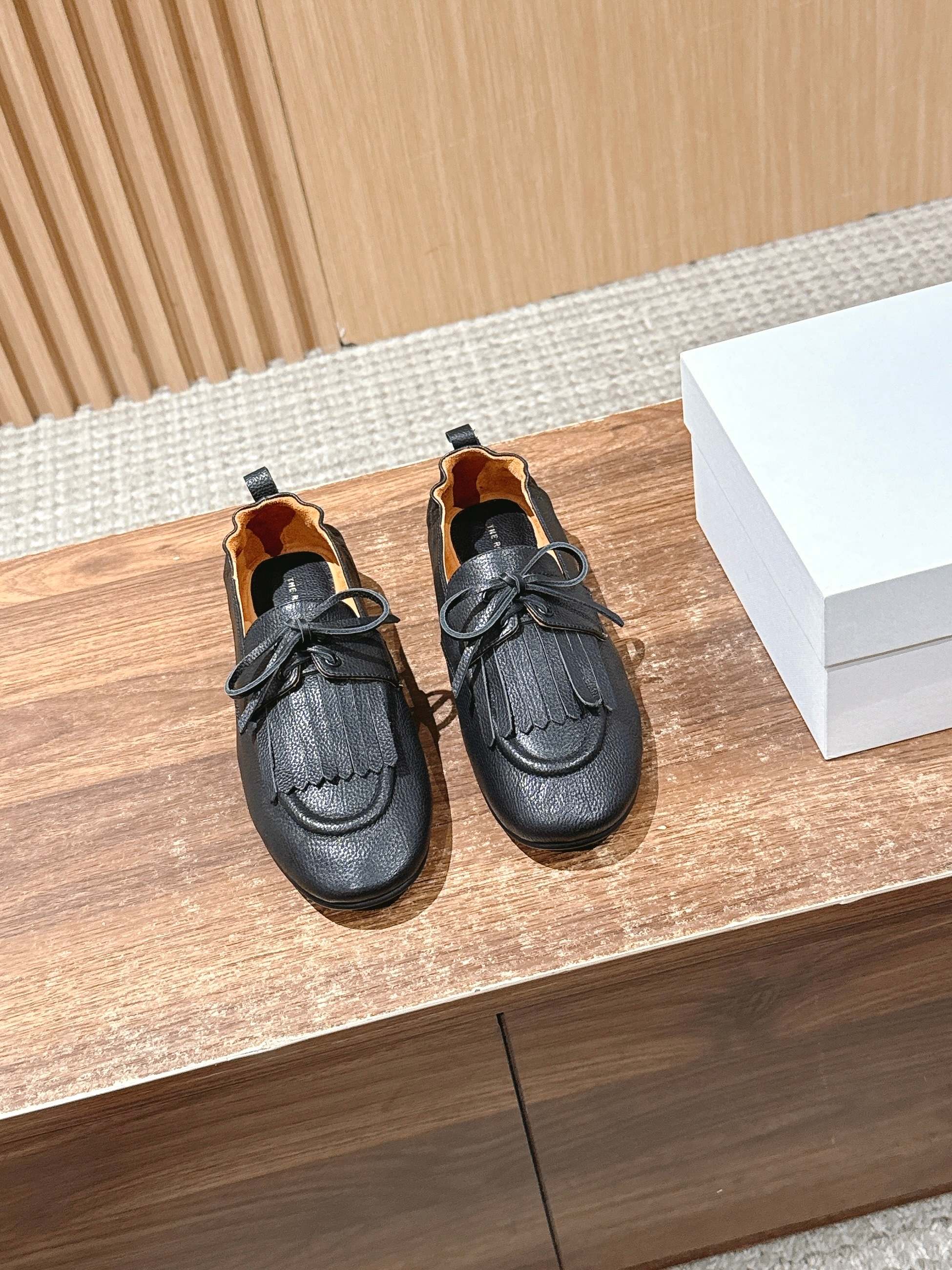 NO:466678,【官网】 #New tassel elastic loafers, a classic style. This brand has a bright and unforgettable design every season. If you are talking about color choices, black is definitely the best choice for versatile. The comfort of the shoes can always be trusted by TR. The shoes are soft and very comfortable to wear. You can also wear them as slippers while stepping on the heel. There are two ways to wear a pair of shoes, which is really worth it!  The shoe last is designed with a very delicate look. When you wear it, you instantly feel that your feet are one size smaller. The embossed lines on the upper and the middle seam design make this pair of shoes particularly recognizable. Whether it is Japanese or light French style, these shoes can be easily controlled. The clever embellishment of the little tassel is really the finishing touch!  These tassels are also made of imported lychee-patterned cowhide, which shows that the materials are really sincere. With these small tassels, the whole pair of shoes will not look monotonous in an instant, but instead add some personalized elements. This design is both atmospheric and high-end, and it will definitely make people shine when worn!  The upper is made of imported lychee-patterned calf leather, and the full leather case pack is made. Although it is very wasteful, the texture is super soft and skin-friendly. There is no need to worry about the feeling of the feet. It feels like you are not wearing it. Cashmere is added to the shoes, so that when worn in summer, the feet will not feel hot, sweat, and breathable and cool. Moreover, the inner part of the cashmere feels soft, it is particularly comfortable to wear, and it feels very warm to the skin. The heel of the shoe is clamped and slit by hand, which comes from the master's exquisite craftsmanship. The tightness is just right, and the material is also super soft cashmere, which will not grind your feet at all. The more you go through the journey, it really makes people love it!  The method is also very exquisite, time-consuming and wasteful. The wrinkle texture is natural, three-dimensional and layered, with accurate positioning and positioning. The shape of the hand-stitching is full of layering. It is necessary to ensure the space for the foot, and prevent the two sides from asymmetry. It is very strict for the master's craftsmanship. The sole is made of a high-density wear-resistant rubber sole, and genuine leather is used as the edge. It can be easily bent. Although many soles on the market are strong, the foot feels hard after wearing for a long time, and it will be exhausted when walking. But this sole is different. It is designed based on ergonomics and supports the arch and is not easy to get tired after walking for a long time. It is really a pair of shoes that look good and easy to wear. Friends who have high requirements for foot feel, don't miss it!  Material information - Little lychee pattern cowhide upper inner lining/foot pad: cashmere outsole: high-density rubber outsole Size 35/36/37/38/39/40 (40 no return or exchange), loafers, loafers, slippers, cowhide19860909【莞产】 #新款流苏松紧乐福鞋,简直就是经典款式 这个品牌,每一季的设计都让人眼前一亮,难以忘怀.要是说颜色选择,那黑色绝对是百搭的不二之选.鞋子的舒服度可以永远相信TR,鞋子软软的,穿着特别舒服,还不磨脚,你还可以踩着鞋跟把它当拖鞋穿,一双鞋有两种穿法,真是太值了！ 鞋楦设计得特别秀气,穿上它, 瞬间感觉脚都小了一号.鞋面上的浮雕线条,前中缝设计, 让这双鞋特别有辨识度.无论是日系还是轻法式风格,这双鞋都能轻松驾驭. 吧 小流苏的巧妙点缀,真的是点睛之笔！这些流苏也是用进口荔枝纹牛皮做的,可以看出用料真的是十足诚意.有了这些小流苏,整双鞋瞬间就不显得单调了,反而增添了一些个性化的元素.这样的设计既大气,又不失高级感,穿出去肯定会让人眼前一亮！ 鞋面采用的是进口荔枝纹小牛皮,全皮套包制作工艺,虽然非常废料,但质感超级柔软亲肤.脚感方面完全不用担心,穿上就像没穿一样. 鞋子里面加了羊绒,这样夏天穿的时候,脚丫子就不会觉得热,也不会出汗,又透气又凉快.而且,羊绒的内里摸起来软软的,穿着特别舒服,贴着皮肤感觉很温润. 鞋后跟的缩褶设计,是手工捏褶车缝的,出自老师傅的精湛手艺.松紧度恰到好处,材质也是超软的羊绒,完全不会磨脚.越穿越舒服,真的是让人爱不释手！ 做法也极为考究,耗时又废料.褶皱肌理自然立体有层次,定点、定位都精准无误.全手工缝线形状,层次感满满.既要保证上脚的空间余量,还要防止两边不对称,对老师傅的手艺要求十分严苛. 鞋底用的是高密度耐磨橡胶大底,还用了真皮来做沿条.可轻松弯曲,市面上很多鞋底虽然结实,但穿久了脚感会偏硬,走路会累脚.但这款鞋底不一样,它是根据人体工学设计的,支撑足弓,走路久了也不易累脚.真的是一双既好看又好穿的鞋子,对脚感要求高的朋友们,千万不要错过哦！ 材质信息- 鞋面小荔枝纹牛皮 内里/垫脚:羊绒 大底:高密度橡胶大底 尺码35/36/37/38/39/40（40不退换）,乐福鞋,loafers,slippers,cowhide,Women's Shoes
