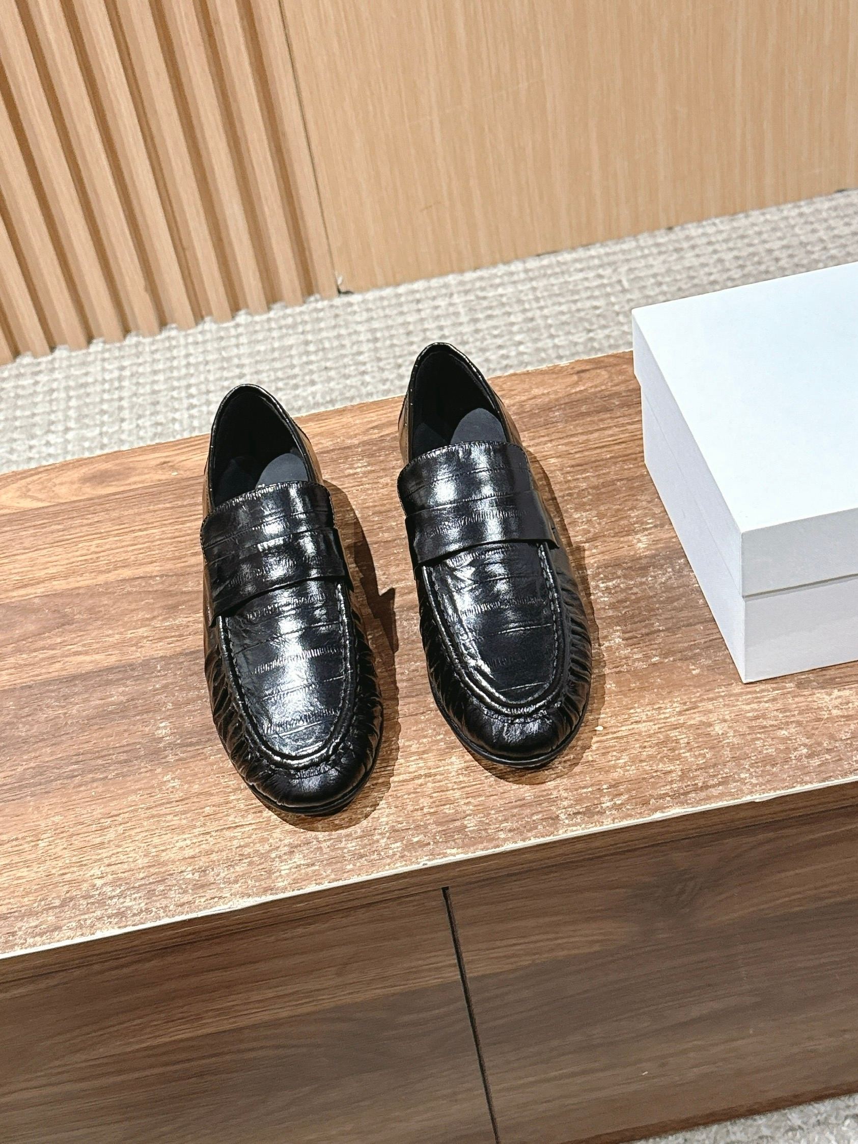 NO:466683,【官网】 #官网彩后彩后彩后彩后彩彩彩彩彩彩彩彩彩彩彩彩彩彩彩彩彩彩彩彩彩彩彩彩彩彩彩彩彩彩彩彩彩彩彩彩彩彩彩彩彩彩彩彩彩彩彩彩彩彩彩彩彩彩彩彩彩彩彩彩彩彩彩彩彩彩彩彩彩彩彩彩  The classic commuter loafers~ It seems simple and the craftsmanship is not simple at all. The upper is hand-sewn with wrinkles, full and three-dimensional, not much or less, just right, the visual is very comfortable. The texture of the whole pair of shoes is natural and three-dimensional, round and loose, the key is very light, it is enjoyable to wear it, and it looks good with any clothes!  The pleated craftsmanship of the toe makes the whole pair of shoes full of visual effects. The sheepskin material is flexible and delicate, and the foot feels very comfortable. The overall design is capable, delicate and comfortable and versatile. The trousers and jeans dress is easy to match, and it is full of literary style. The 2.5cm heel is comfortable and easy to walk, and it can be worn all year round... Custom imported cowhide embossed with inner imported full grain mixed-bred sheepskin sole imported Italian leather outsole + forefoot tpu shot size 35/36/37/38/39/40 (40 no return or exchange), loafers, loafers, skirts, jeans, cowhide, sheepskin, Leather soles19860909【莞产】 #褶皱纹一脚蹬乐福鞋 这是一个用最好的材质来制作极简风的品牌,非常用心的工艺收获了一大波粉丝,轻盈自在不厚重,柔软舒适！ 经典通勤的乐福鞋～看似简约工艺确一点也不简单,鞋面手工缝制褶皱,饱满立体,不多不少刚刚好,视觉及其舒服,整双鞋子天然生成的纹理自然而又立体,圆润宽松,关键很轻,上脚是享受,搭配任何衣服都好看！ 鞋头褶皱制作工艺让整双鞋视觉效果拉满,羊皮材质质感柔韧细腻,脚感非常舒适,整体设计干练秀气又舒适款式百搭,西裤牛仔裤连衣裙轻松搭配,文艺范十足,2.5cm鞋跟舒适好走,一年四季都可以穿的款… 鞋面定制进口牛皮压纹 内里进口全粒混种羊皮 鞋底进口意大利真皮大底+前掌tpu射出 尺码35/36/37/38/39/40（40不退换）,乐福鞋,loafers,skirts,jeans,cowhide,sheepskin,Leather soles,Women's Shoes