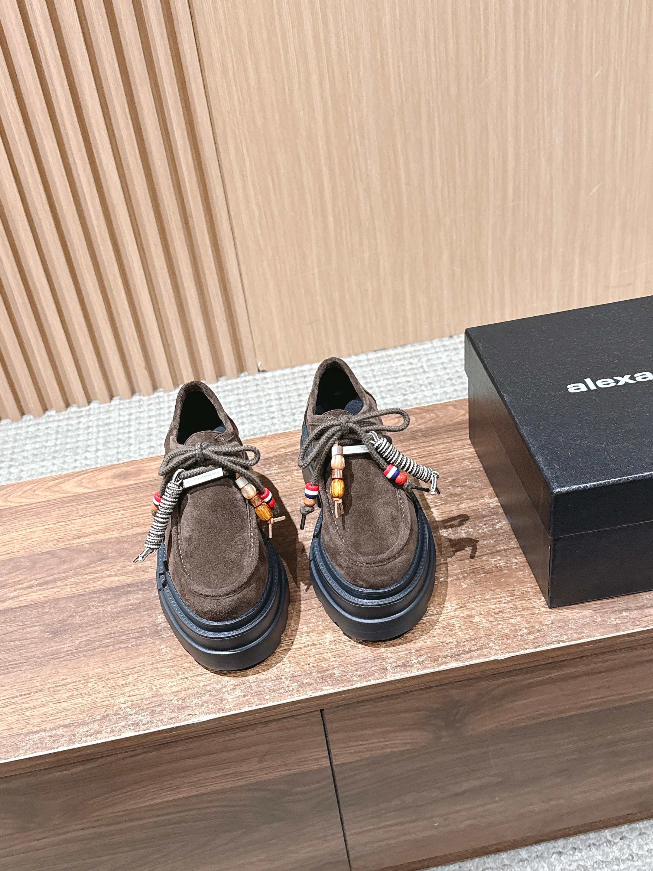 NO:466689,Alexander's tassels and thick-soled loafers Jennie The pair of thick-soled loafers are amazing. The same loafers come from the King of Pressure Mountain HaileyBieber!  This pair of stock trading artifacts is coming. Compared with the previous old models and your family, the new models look taller and slimmer. In addition to the classic black, there is also burgundy, which are both low-key and useless colors. Bright Pipi Ge is paired with the iconic brand metal logo, and the 5cm thick bottom design can easily have long legs!  Upper ox back velvet inner sheepskin outsole foam outsole heel height 5cm Size: 35-40 (40 custom made without return), loafers, alexander wang,loafers, sheepskin19860909亚历山大王流苏松糕厚底乐福鞋 Jennie 大王这双厚底乐福鞋好绝,同款乐福鞋来自压力山大王 HaileyBieber撞鞋！这双炒股神器就是来袭 新款相比之前的老款和你家的显高显瘦,除了经典黑色外,还有酒红色,都是低调白搭的配色 亮皮皮哥搭配标志性的品牌金属徽标,加上5cm厚底设计轻松拥有大长腿！ 鞋面牛反绒 内里羊皮 大底发泡大底 跟高5cm Size:35-40（40 定制不退换）,乐福鞋,alexander wang,loafers,sheepskin,Women's Shoes