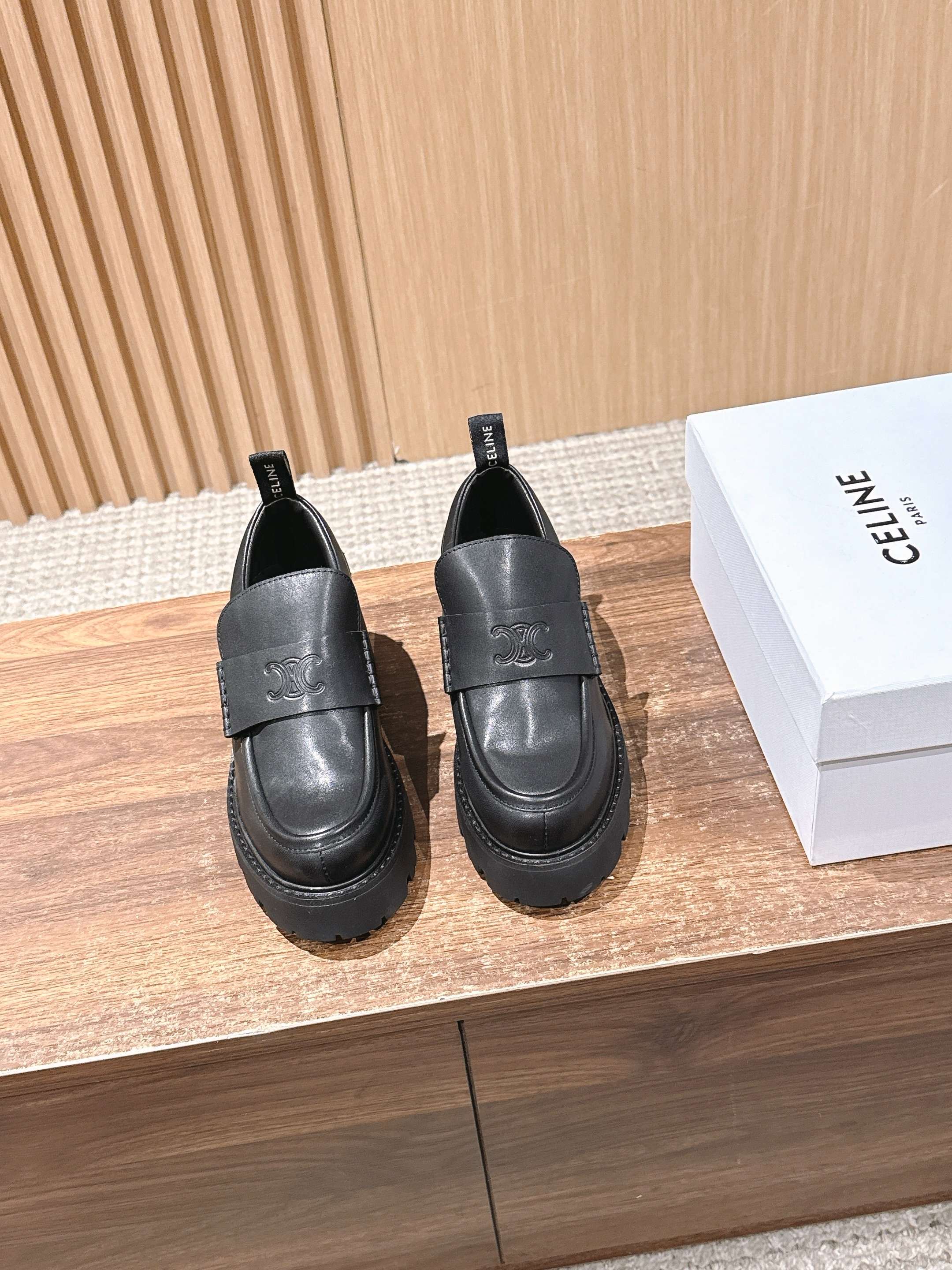 NO:466668,CELINE Autumn and Winter New Thick-soled Loafers Classic Arc decor, Simple and high-end, Easy to increase height by 5cm Cowhide/suede material Size35-39 (40/41 Customized without return or exchange), Loafers, celine, loafers, cowhide, chamois leather19860909CELINE 思琳秋冬新款厚底乐福鞋 经典凯旋门logo装饰 简约高级 轻松增高5cm 牛皮/麂皮材质 Size35-39（40/41定制不退换）,乐福鞋,celine,loafers,cowhide,chamois leather,Women's Shoes