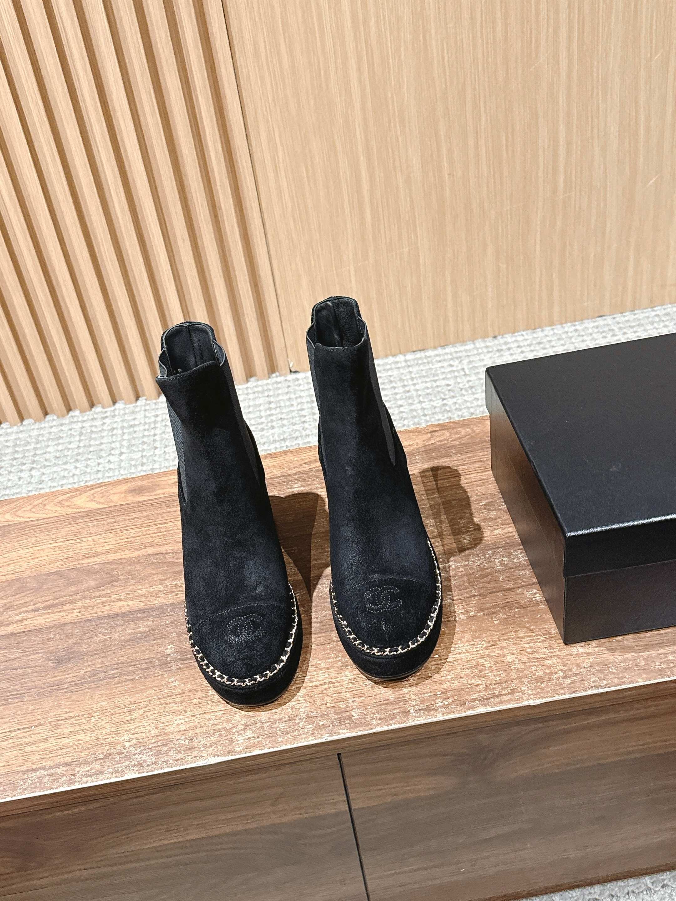 NO:466663,CHANEL Chanel's new spliced ​​chain thick heel boots This thick sole has a high outbound rate in European and American street photography, and the ins is also popular. The overall smoothness of the line remains the same as the original version. It is really charming. I believe that women with taste will like it. The thick sole design not only increases height and makes you look slim, but also makes you a steady and stable artifact that coexists with fashion and practicality. Calfskin/suede material. Sheepskin inner Size35-39 (customized by 40//41/42, no return or exchange), boots, chanel, chanel, boots, cowhide, sheepskin, chamois leather19860909CHANEL 香奈儿新款拼接链条粗跟短靴 这款厚底在欧美街拍中出境率超高,ins也是火了一把,整体线条流畅性保持跟原版一致,真的太有魅力了,我相信有品味的女人会看上它, 厚底设计不仅增高显瘦,走起路来还稳稳当当时尚与实用并存的神器 小牛皮/麂皮材质 羊皮内里 Size35-39（40//41/42定制不退换）,靴子,chanel,chanel,boots,cowhide,sheepskin,chamois leather,Women's Shoes