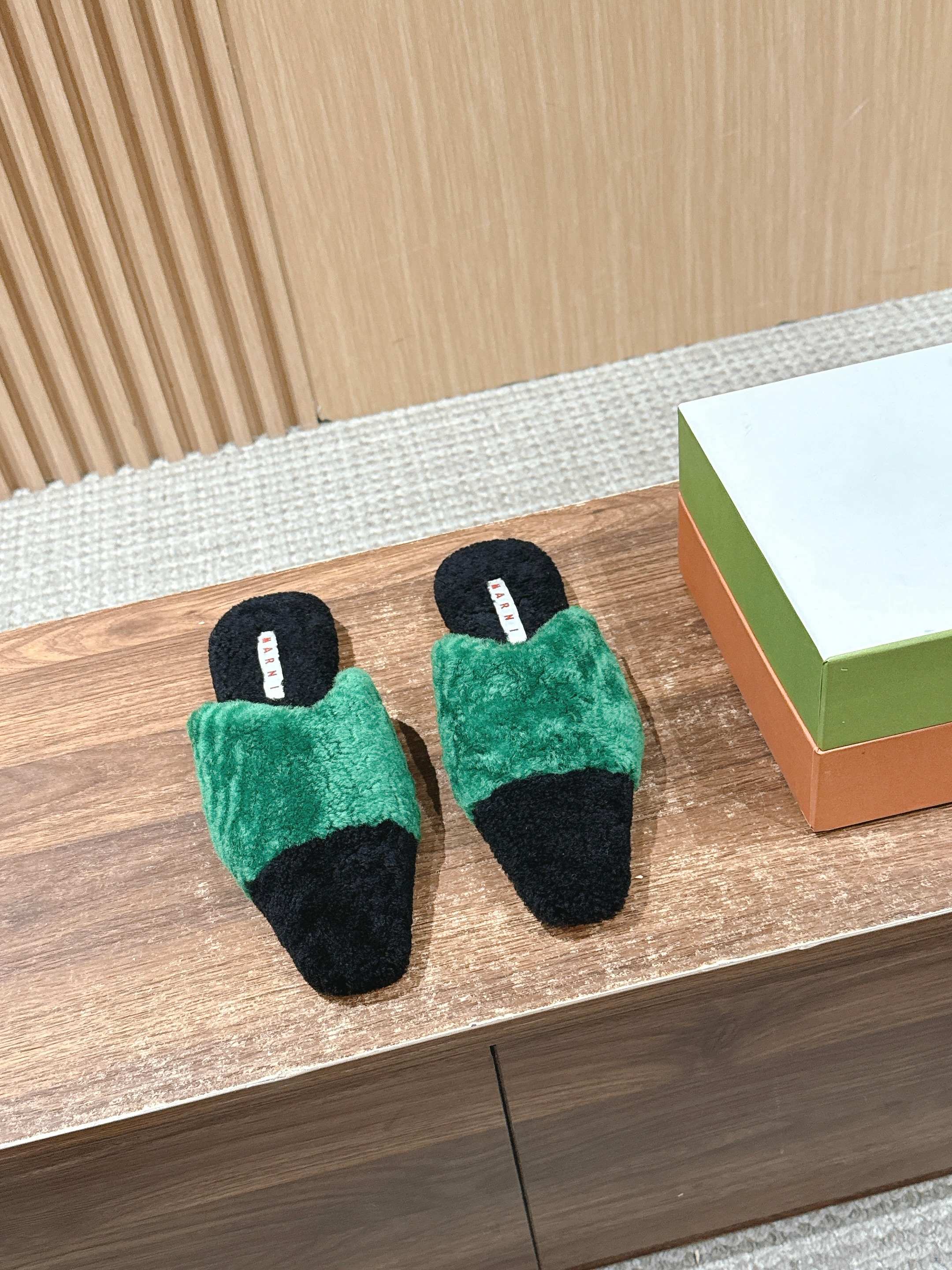 NO:470829,Marni autumn and winter lamb hair muller trail flat sole trail catwalk original development, perfect shipment, can be worn all year round, internet celebrity harvester, really beautiful leather sole Size35-40 (40 custom made without return or exchange), slippers, marni, slippers, Leather soles19860909Marni 玛尼秋冬羊羔毛穆勒拖 平底拖 走秀款 原版开发,完美出货啦 一年四季能穿,网红收割机,真的太美了 真皮大底 Size35-40（40定做不退换）,拖鞋,marni,slippers,Leather soles,Women's Shoes