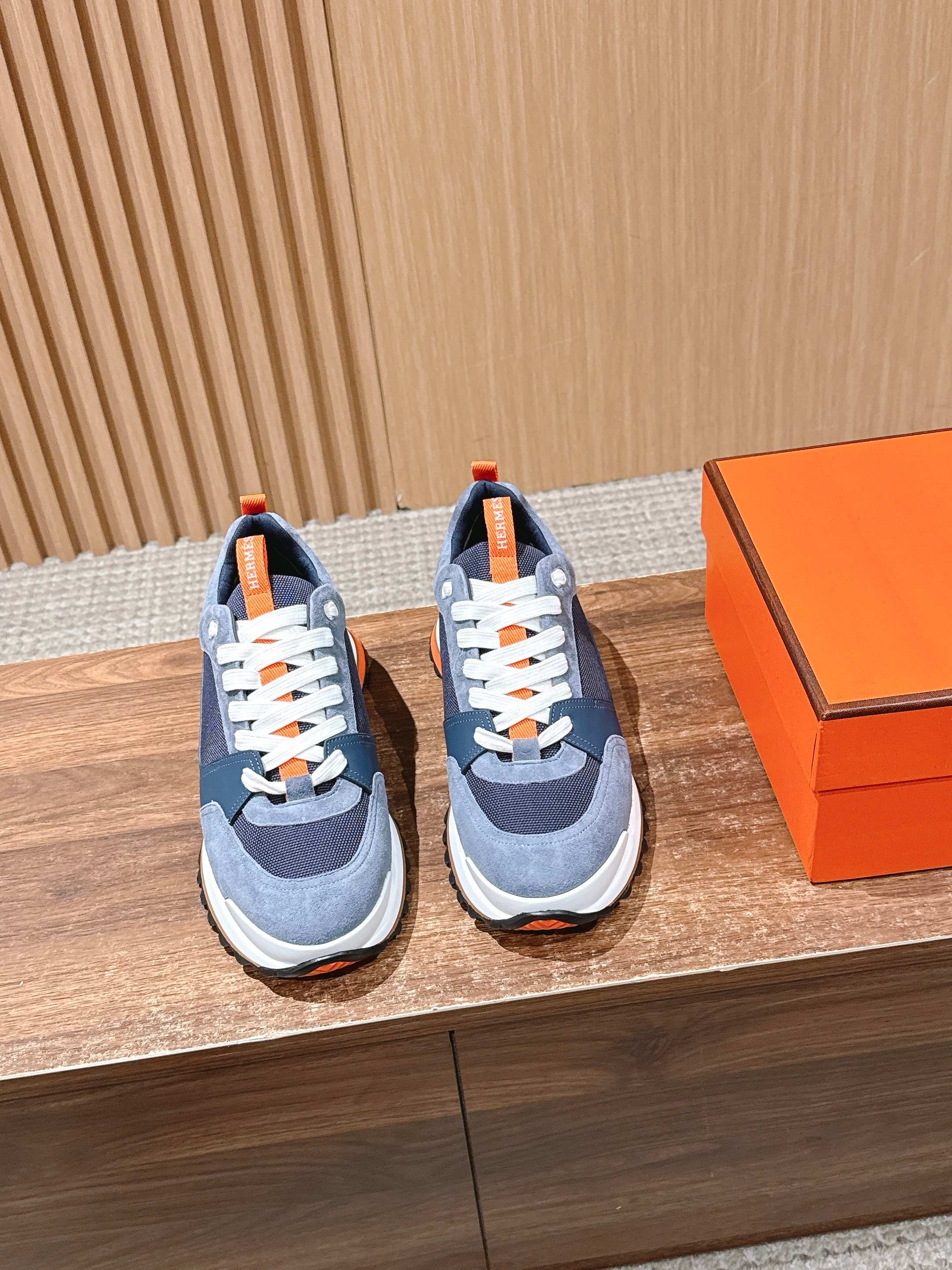 NO:470814,Hermes new men's sneakers | Fashion and comfort coexist!  The classic black mesh upper, paired with refreshing white shoelaces, and layered splicing of gray and light gray, is simple and yet has a sense of luxury, and the fashion level is directly full of fashion!  Moreover, the upper is made of breathable mesh material, which is not only light, but also allows the feet to breathe freely. Even if worn in summer, it won’t feel stuffy at all. This pair of shoes is simply a versatile match. Paired with jeans, casual and casual; matched with sports pants, energetic and fashionable instantly up Size39-45M, casual shoes/sports shoes, hermes, sneakers, jeans19860909爱马仕新款男士运动鞋 | 时尚与舒适并存！ 经典的黑调网布鞋面,搭配上清爽的白色鞋带 ,再加上灰色与浅灰色的层次拼接,简约又不失高级感,时尚度直接拉满！而且鞋面采用了透气的网布材质,不仅轻盈,还能让双脚自由呼吸,即使是夏天穿也完全不会觉得闷热.  这双鞋简直就是万能搭子.搭配牛仔裤,休闲随性；搭配运动裤,活力四射,时尚感瞬间up Size39-45M,休闲鞋/运动鞋,hermes,sneakers,jeans,Women's Shoes