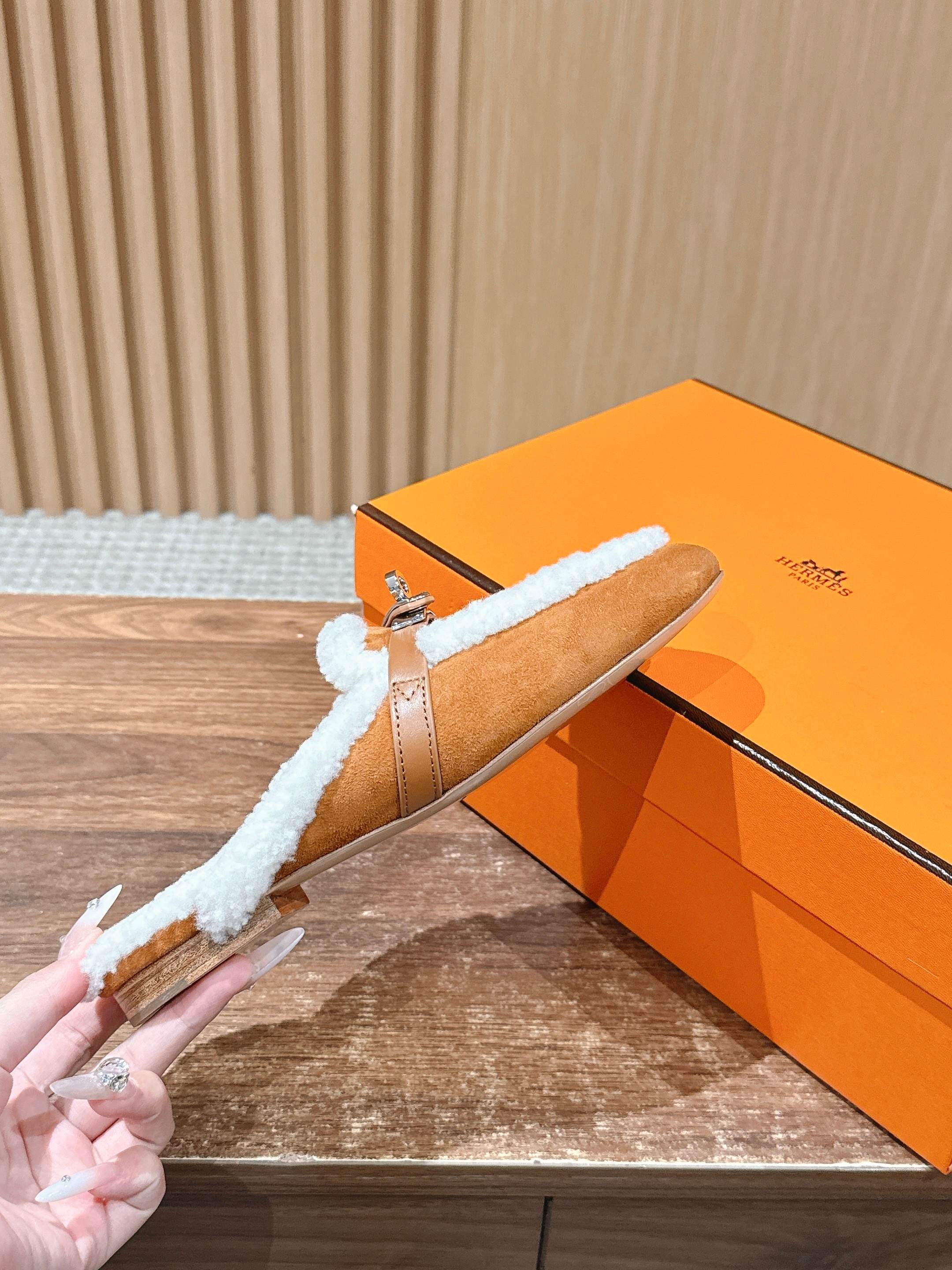 𝐇𝐄𝐑𝐌𝐄𝐒# 爱马仕秋冬配色高羊绒kelly半拖 穆勒毛毛拖 好看好穿还高级，秋冬决绝子单品 皮毛一体材质，意大利进口
