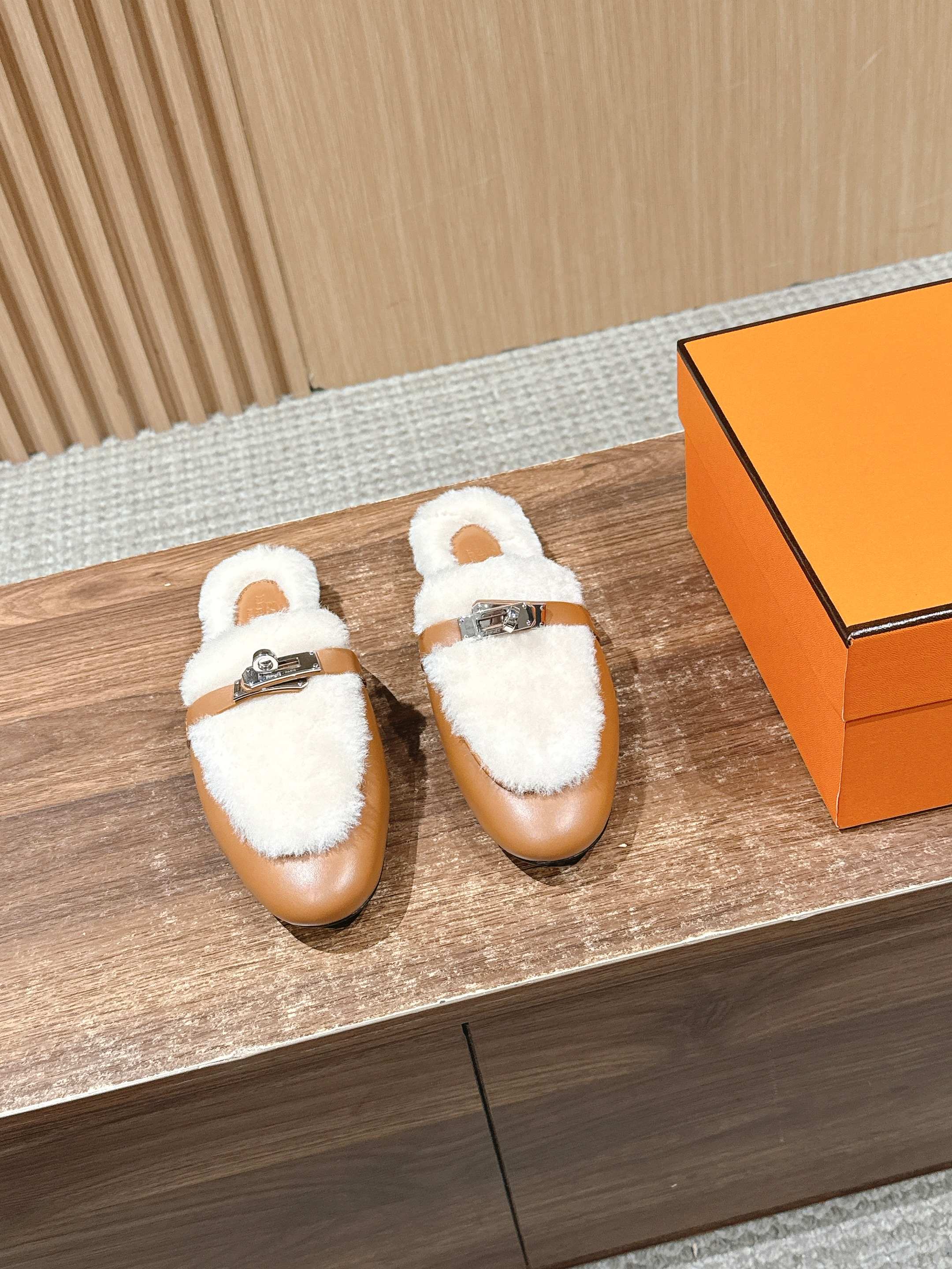 NO:470828,# Hermes autumn and winter color high cashmere kelly semi-drag, Muller maroon, beautiful and easy to wear and high-end, the ultimate product in autumn and winter, fur material, imported cowhide sole from Italy Size35-39 (customized for 40/41, no return or exchange), semi-drag maroon shoes, hermes, cowhide19860909# 爱马仕秋冬配色高羊绒kelly半拖 穆勒毛毛拖 好看好穿还高级,秋冬决绝子单品 皮毛一体材质,意大利进口牛皮底 Size35-39（40/41定做不退换）,半拖毛毛鞋,hermes,cowhide,Women's Shoes