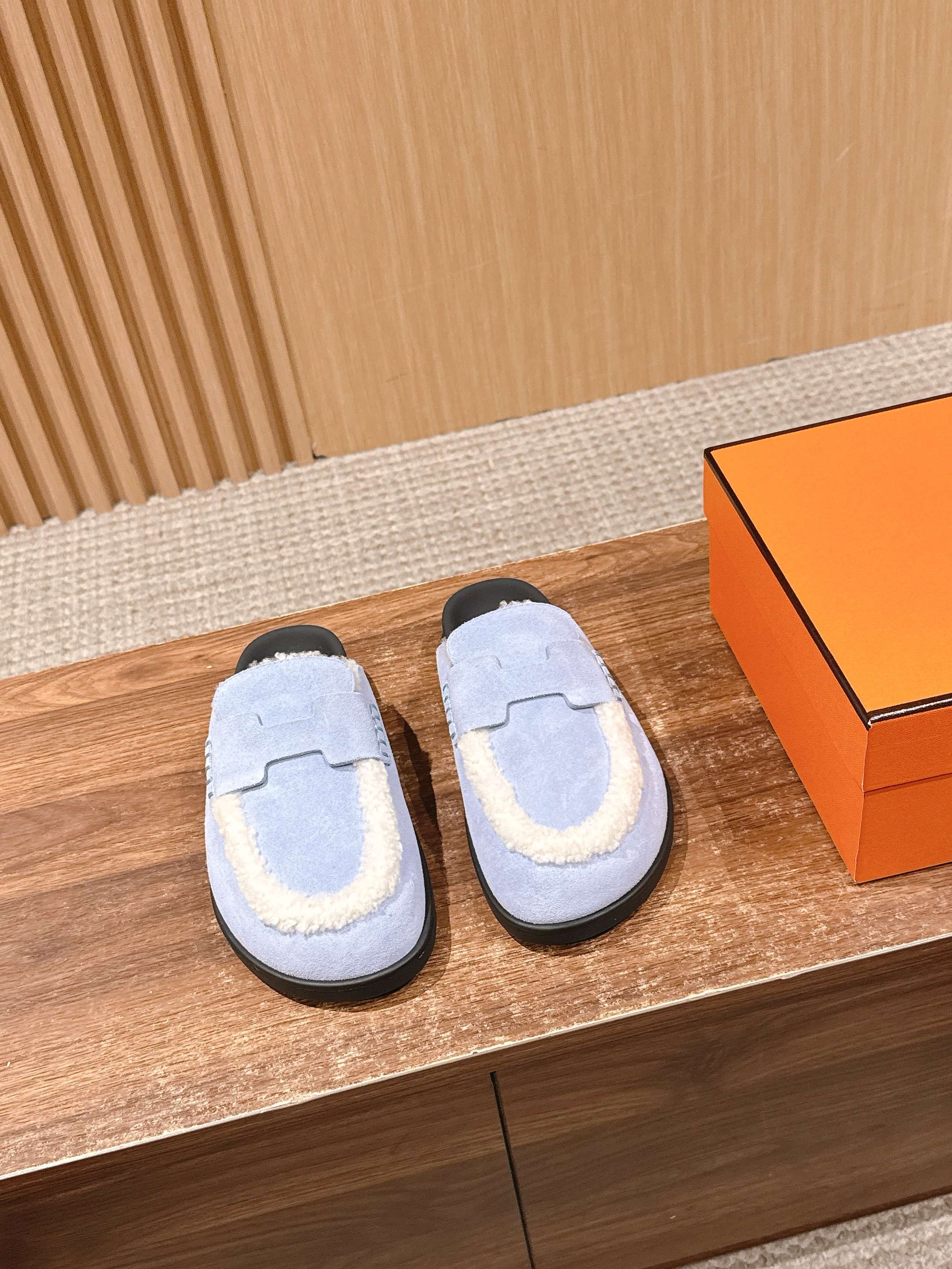 NO:470790,Men Hermes Birken plush semi-drag, Birken half-drag, autumn and winter outfits must be worn by Birken half-drag. Classic decoration is completely my dish. It seems to have a magic, the more you look, the better it looks. Extremely retro design, a strong exotic style, full of fashionable feeling, and a tone for your feet. Simple styles are great if you match them with a high-end feel. It is hard not to love the versatile colors and smooth lines!  Bovine velvet/wool fabric, wool/cowhide foot pad, original mold-opening anti-slip large bottom Size, women's size 35-41 (customized by 40/41) Men's size 39-45 (customized by 45, no return or exchange), semi-torch, hermes, cowhide19860909男 爱马仕勃肯毛绒半拖 秋冬穿搭必入勃肯半拖 经典装饰完全是我的菜 仿佛是有一种魔力 越看越好看 极约复古的设计 浓厚的异域风情 时髦感十足、随便上脚都很有腔调 简简单单的款式随便搭配一下高级感就很棒 百搭的颜色流畅的线条很难不爱！牛反绒/羊毛面料 毛里/牛皮垫脚 原版开模防滑大底 Size 女码35-41（40/41订做） 男码39-45（45定制不退换）,半拖,hermes,cowhide,Women's Shoes