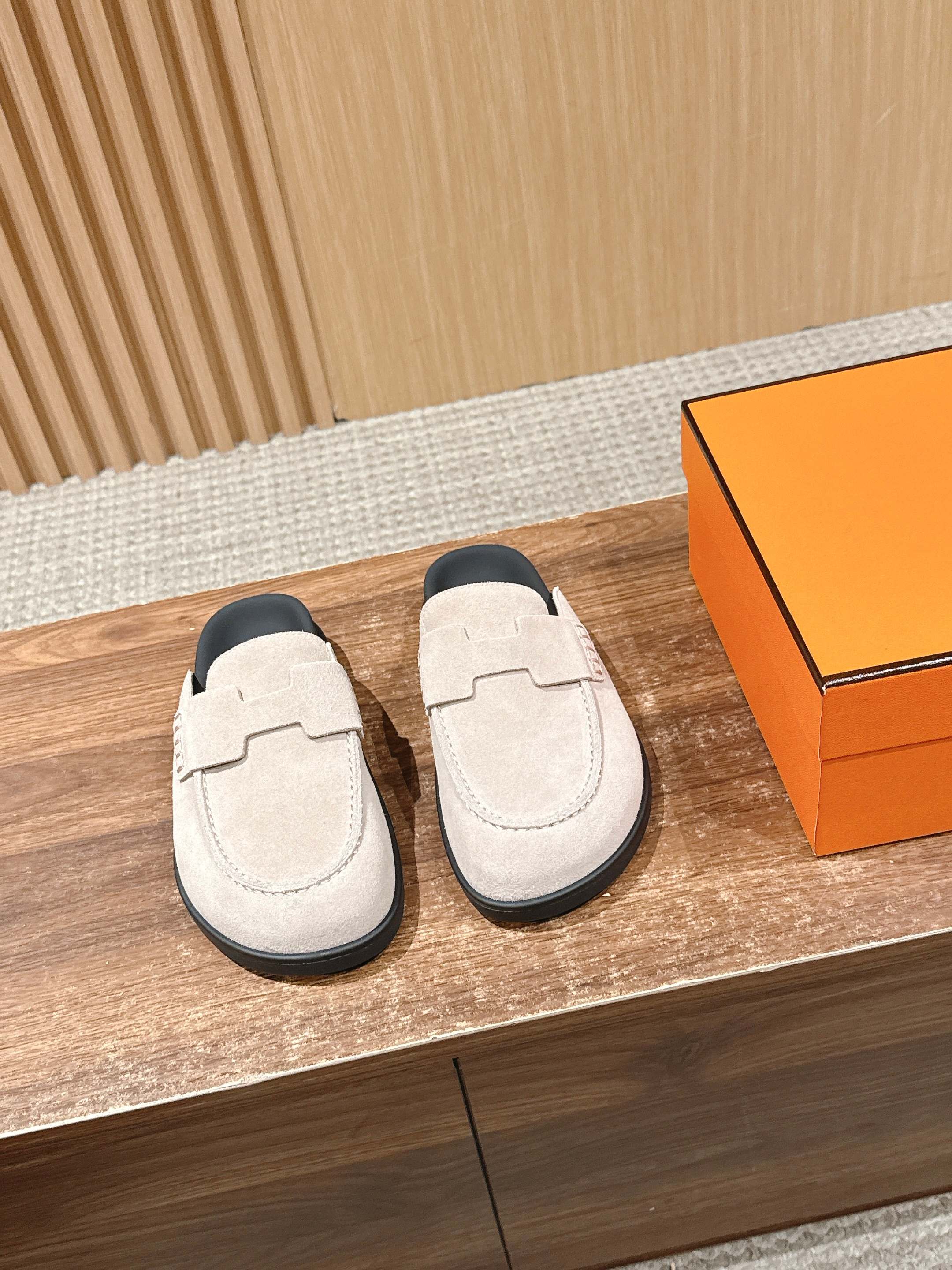 NO:470801,Men, Hermes classic Birken half-drag, classic decoration is completely my dish, as if it has a magic, the more you look, the better it looks. Extremely retro design, strong exotic style, full of fashionable feeling, and a tone for your feet. Simple styles are good with a sense of luxury. It is hard not to love the versatile color and smooth lines!  Bovine velvet/wool fabric cowhide inner lining original mold-open anti-slip large bottom Size Women's size 35-41 (customized by 40/41) Men's size 39-45 (customized by 45, no return or exchange), semi-drag, hermes, cowhide19860909男 爱马仕经典款勃肯半拖 经典装饰完全是我的菜 仿佛是有一种魔力 越看越好看 极约复古的设计 浓厚的异域风情 时髦感十足、随便上脚都很有腔调 简简单单的款式随便搭配一下高级感就很棒 百搭的颜色流畅的线条很难不爱！牛反绒/羊毛面料 牛皮内里 原版开模防滑大底 Size 女码35-41（40/41订做） 男码39-45（45定制不退换）,半拖,hermes,cowhide,Women's Shoes