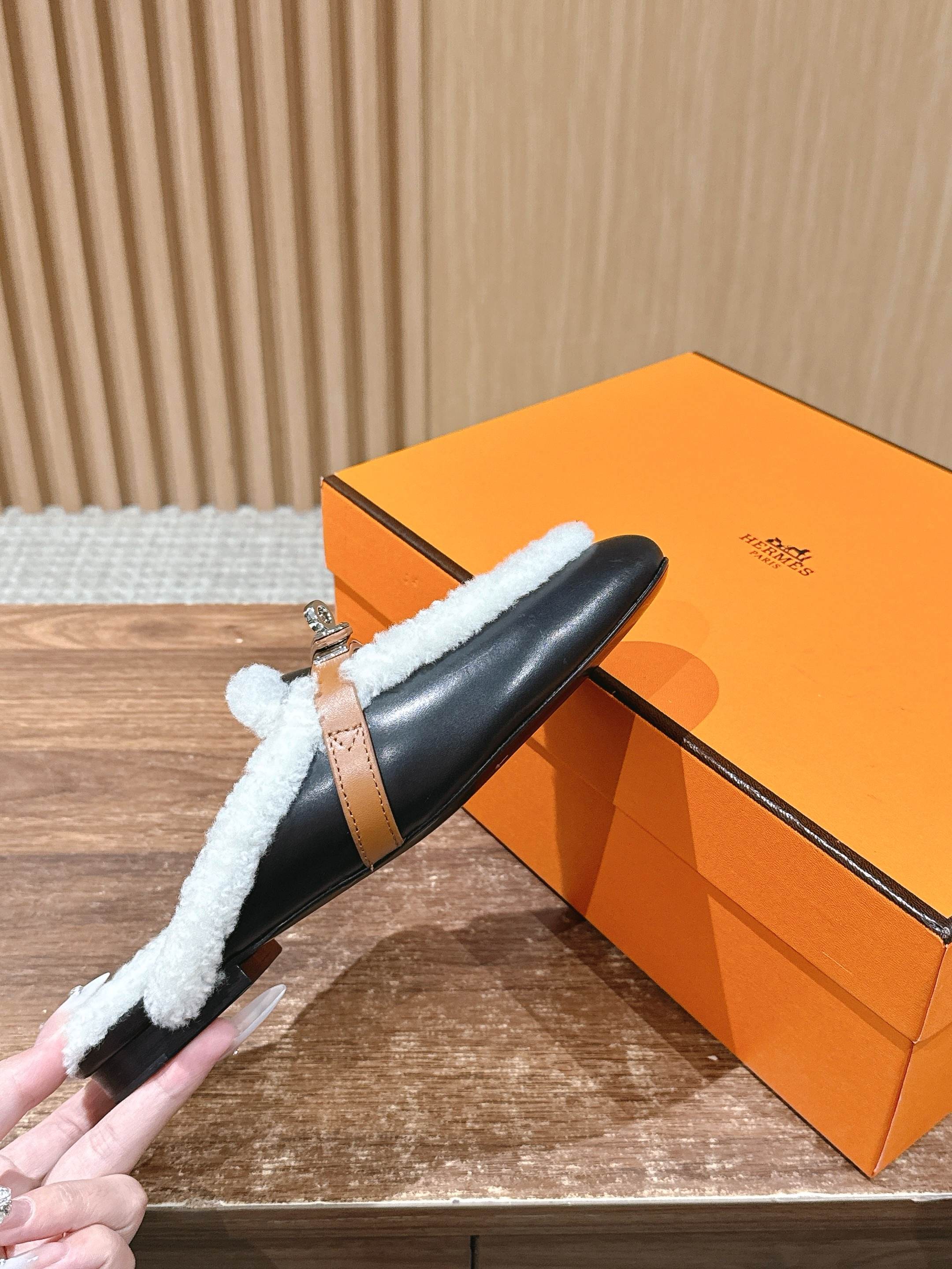 𝐇𝐄𝐑𝐌𝐄𝐒# 爱马仕秋冬配色高羊绒kelly半拖 穆勒毛毛拖 好看好穿还高级，秋冬决绝子单品 皮毛一体材质，意大利进口